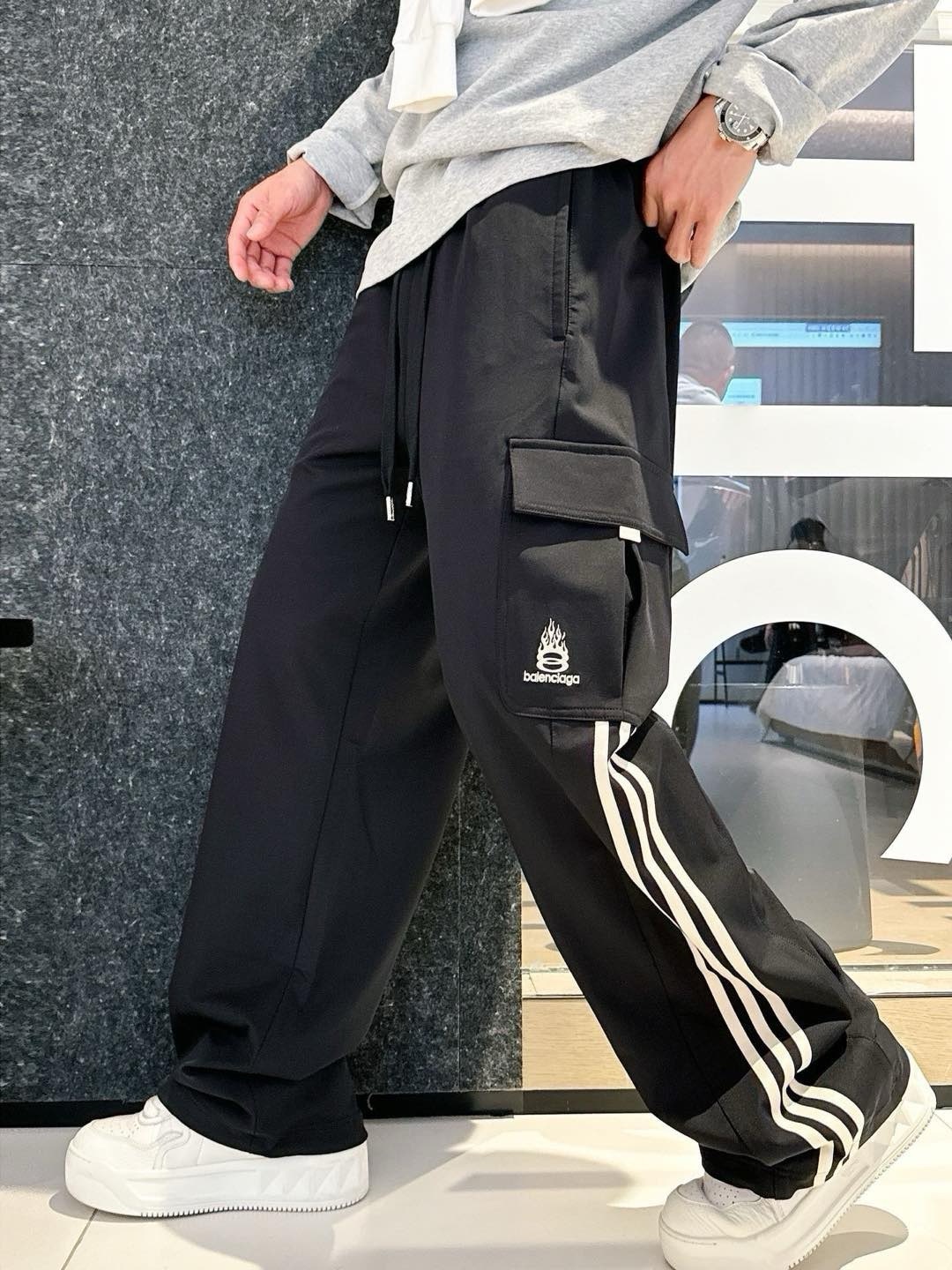 NO:121368,24 autumn and winter new BAL burning unity flame double-ring embroidered logo loose trousers, men's high-end twill grinding hiking cotton fabric straight casual pants. Top channel order sharing, high popularity limited. Loose silhouette tailoring effect, flip-top large pocket decoration, new season flame double-ring embroidery logo embellishment. Paired with side contrasting webbing details, the perfect combination of trendy high street style and casual fashion.  Undoubtedly, the most handsome, both in terms of style and design. As a popular high street brand, BAL's style is also specially designed for fashion trendy people. It is equipped with a large pocket design with a flap snap button and a contrasting webbing splicing effect, which easily and naturally expresses the attributes and personality effects of the high street. The new season of flame double-ring embroidery logo has a distinct personality. The loose silhouette cutting method will look quite advanced, with a very elegant and standardized feeling. Every move is cool and handsome!  The top twill grinding hiking cotton cloth is a very high-end texture, soft, delicate and crisp, giving people a very unique dressing performance, excellent skin-to-skin feeling, extremely high wearability, excellent scratching, exquisite details, extremely perfect inner edges and wiring, and the best quality that is hard to come by!  It is a hit product that needs no further talk about. This single product has fashion performance, specifications and status. I think as long as you are a little familiar with fashion, you will understand how outstanding it is and how worth buying it!  Size M-3XL (Large-size) M Waist circumference 74-84 Hips circumference 112 Trousers 105 L Waist circumference 78-88 Hips circumference 116 Trousers 106 XL Waist circumference 82-92 Hips circumference 120 Trousers 106 2XL Waist circumference 86-96 Hips circumference 124 Trousers 107 3XL Waist circumference 90-100 Hip circumference 128 Trousers 108 Size Recommended size M Waist circumference 135 catties, L Waist circumference 135-150 catties, XL Waist circumference 150-160 catties, XL Waist circumference 160-175 catties, 2XL Waist circumference 175-190 catties, 3XL Waist circumference , burberry, alexander wang1986090924秋冬新款BAL burning unity火焰双环刺绣标识宽松长裤,男士高级斜纹磨毛登山棉布面料直筒休闲裤.顶级渠道订单分享,高人气限定.宽松廓形的剪裁效果,翻盖大口袋装饰,新一季火焰双环刺绣logo点缀.搭配侧边撞色织带细节,潮流高街风格与休闲时尚的完美结合. 毋庸置疑的帅气程度,无论是版型还是设计方面都可以说数一数二的存在.作为目前火热高街潮牌,BAL的这个款式也是专门为时尚潮人所打造的.配置了翻盖按扣大口袋设计,加上撞色织带拼接效果,轻松自然的表达出高街属性与个性效果.新一季火焰双环刺绣logo,个性鲜明.宽松廓形的剪裁方式,随意搭配就会显得相当高级,十分具有气质感与规格感,举手投足间,皆是酷帅效果！ 顶级斜纹磨毛登山棉布,非常高档次的质地,柔软细腻又挺括,给人非常独特的穿搭性能,贴肤感受极佳,实穿性极高,挺刮性极好,细节精湛考究,内里包边及走线极致完美,可遇而不可求的极品！简直是不用多说的爆款,这种单品时尚性能,规格以及地位,我想只要是稍微对时尚有点了解的人,你都明白其有多么的出彩吧,有多么值得入手吧！尺码M-3XL（版型偏大） M码 腰围74-84 臀围112 裤长105 L码 腰围78-88 臀围116 裤长106 XL码腰围82-92 臀围120 裤长106 2XL码 腰围86-96 臀围124 裤长107 3XL码 腰围90-100 臀围128 裤长108 尺码推荐 135斤以内穿M码,135-150斤穿L码,150-160斤穿XL码,160-175斤穿2XL码,175-190斤穿3XL码,,burberry,alexander wang,Men's clothing