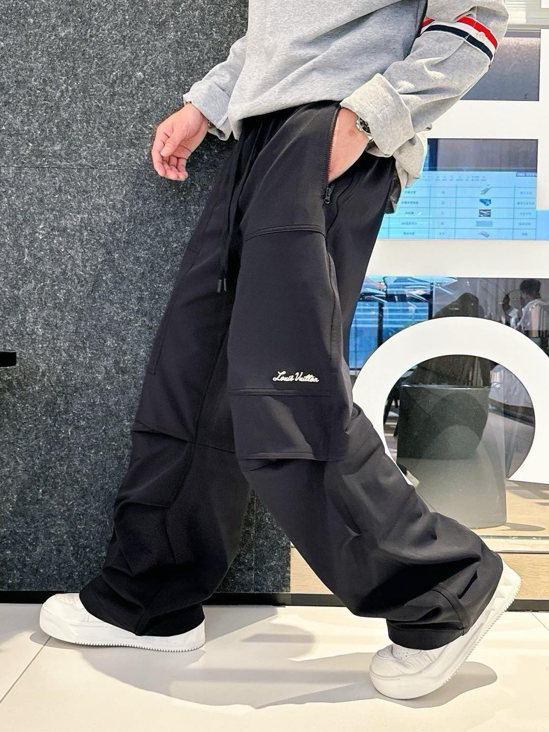 NO:121365,24 autumn and winter new Louis trousers with pleated legs, loose casual trousers, men's embroidered logo embellishes fashion personality trousers. Louis' high-end popular products are here, the trousers' body is naturally wrinkled and detailed, and the three-dimensional trouser pocket design is added to the outstanding appearance. The iconic embroidery logo embellishes, the upper body style without dead corners, the simple and high-end urban temperament style, its excellent matching ability is undoubtedly low-key and luxurious, a must-have for handsome men!  It is still as high-end as ever, with a loose and straight casual style, with a retro trendy flavor, which is enough to attract people in the overall shape. The trouser body is naturally wrinkled and detailed, and the three-dimensional trouser pocket design has a prominent appearance. The embroidery embroidery of the iconic logo, its brand performance is super outstanding, highlighting the king's understanding of fashion for high streets and perfectly controlling various outfit needs. The top imported composite fabric, with polyamide, makes the fabric more wear-resistant and easy to wear, warm and comfortable, and elastic. The comfort is full, the drooping and crisp feeling is natural, and the high-quality and elegant are even more obvious. The overall style will look more smooth and snug due to the configuration of the material, and the upper body will look quite high-end and extraordinary. With such a versatile style design, it is suitable for your daily outfits!  Size M-3XL (size is too large) M size waist 72-82 hip circumference 114 trousers length 102 L size Waist circumference 76-86 hip circumference 118 trousers length 103 XL size Waist circumference 80-90 Hip circumference 122 trousers length 104 2XL size Waist circumference 84-94 trousers length 126 trousers length 105 3XL size Waist circumference 88-98 trousers length 130 trousers length 106 Size recommended M sizes within 135 catties, L size 135-150 catties, L size 150-165 catties, XL size 165-180 catties, 2XL size 180-200 catties, 3XL size, , louis vuitton, alexander wang, alexander wang1986090924秋冬新款路易裤腿褶皱设计宽松休闲长裤,男士刺绣logo点缀时装款个性长裤.路易高端人气产物驾到,裤身自然褶皱细节,加入立体感十足的裤兜设计,观感突出.标志性刺绣标识点缀,无死角的上身版型,简约高级的都市气质风范,其出色的搭配能力毋庸置疑,低调奢华品质感,型男必备！ 还是一如既往的高端,宽松直筒的休闲版型,带着复古潮流的味道,在整体造型上就足以吸引人了.裤身自然褶皱细节,立体感十足的裤兜设计,观感突出.标志性logo刺绣点缀,其品牌性能更是超级的出彩到位,凸显出大王对于时尚对于高街的理解,完美驾驭各种穿搭需求. 顶级进口复合面料,加入polyamide,使面料更加耐磨好穿,保暖舒适,富有弹力.舒适度拉满,垂感与挺括感自然,高规性更是一目了然.整体版型因为材质的配置也会显得更加的柔顺跟合眼,上身显得相当之高级不凡,加上这样的百搭版型设计,适合你日常的各种穿搭！尺码M-3XL（尺码偏大） M码腰围72-82 臀围114 裤长102 L码 腰围76-86 臀围118 裤长103 XL码 腰围80-90 臀围122 裤长104 2XL码 腰围84-94 臀围126 裤长105 3XL码 腰围88-98 臀围130 裤长106 尺码推荐 135斤以内穿M码,135-150斤穿L码,150-165斤穿XL码,165-180斤穿2XL码,180-200斤穿3XL码,,louis vuitton,alexander wang,alexander wang,Men's clothing