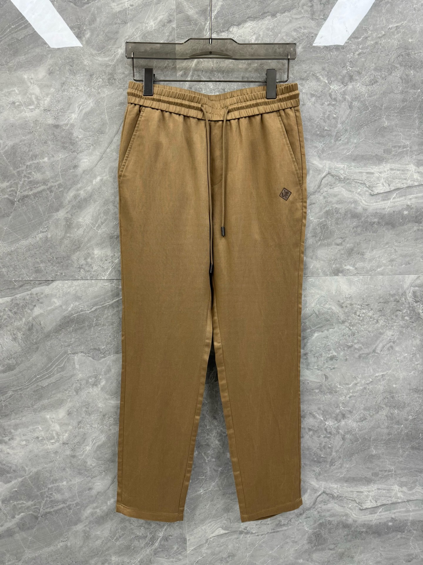 NO:136921,SOLO 25 spring and summer new Loro pi*na linen-blend fabric casual pants, high-end elite men must have minimalist urban straight trousers. Rare orders from the same channel in Italy, single products from the top luxury brand LP, strictly select high-end linen fiber blend texture, minimalist trousers and straight casual style, perfect matching tool!  The iconic letter embroidery logo presents the brand's luxurious temperament, a must-have for urban handsome men!  LP, the top luxury brand with a long history and noble luxury from Italy, has been pursuing excellent quality and handicrafts for the past hundred years. The LP products are the best choice in any aspect. They must have styles, effect on the upper body, tailoring, design and design, and they are lasting. The aristocratic aura of the upper body cannot be replaced and they are very classy!  The fabric is made of linen blended material. After several special craftsmanship, it perfectly maintains its comfort and texture beauty. The texture structure restores the natural pure and simple nature of linen, which is light and soft, quite durable, low-key and elegant, full of artistic conception. It has excellent breathability and moisture absorption, and is particularly comfortable in skin-friendly. There is no problem in wearing it for three seasons!  Size M-3XL Color brown White Black M Waist circumference 74-84 Hips circumference 104 Trousers length 101 L Waist circumference 78-88 Hips circumference 108 Trousers length 102 XL Waist circumference 82-92 Hip circumference 112 Trousers length 103 2XL Waist circumference 86-96 Hip circumference 116 Trousers length 104 3XL Waist circumference 90-98 Hips circumference 120 Trousers length 105 Size recommendations M Waist circumference 130-145 catties L Waist circumference 145-160 catties XL Waist circumference 160-175 catties 2XL Waist circumference 175-190 kg 3XL Waist circumference 90-98 Hips circumference 120 Trousers length 105 Size recommendations M Waist circumference 130-145 kg L Waist circumference 145-160 catties XL Waist circumference 160-175 kg 2XL Waist circumference 175-190 catties 3XL Waist circumference ,loro piana,loro piana,alexander wang19860909SOLO 25春夏新款Loro pi*na亚麻混纺面料休闲裤,高端精英男士必备极简都市直筒长裤.意大利同渠道稀有订单,精英级顶奢品牌LP的单品,严选高端亚麻纤维混纺质地,极简的裤身与直筒休闲造型,完美的搭配神器！标志性字母刺绣标识,呈现出品牌的奢华气质范儿,都市型男必备！ 来自意大利历史悠久尊贵奢华的顶奢品牌LP,在过去一百年来Loro Piana一直追求卓越的质量和手工.LP的东西无论是哪个方面都是最好的选择,要款式有款式,要上身效果有效果,要剪裁有剪裁,要设计有设计,而且经久不衰,上身的贵族气场无法替代,并且很有档次！ 面料选用亚麻混纺材质,经过多道特殊工艺的洗礼,完美的保持了它的舒适感与肌理美感.纹理构造还原了亚麻自然纯粹与质朴的本性,轻盈柔软,相当耐看,低调儒雅,意境十足.透气性与吸湿性极佳,亲肤感尤为舒适,三季穿着无丝毫问题！尺码M-3XL 颜色咖色 白色 黑色 M码 腰围74-84 臀围104 裤长101 L码 腰围78-88 臀围108 裤长102 XL码腰围82-92 臀围112 裤长103 2XL码 腰围86-96 臀围116 裤长104 3XL码 腰围90-98 臀围120 裤长105 尺码推荐 130斤以内穿M码,130-145斤穿L码,145-160斤穿XL码,160-175斤穿2XL码,175-190斤穿3XL码,,loro piana,loro piana,alexander wang,Men's clothing