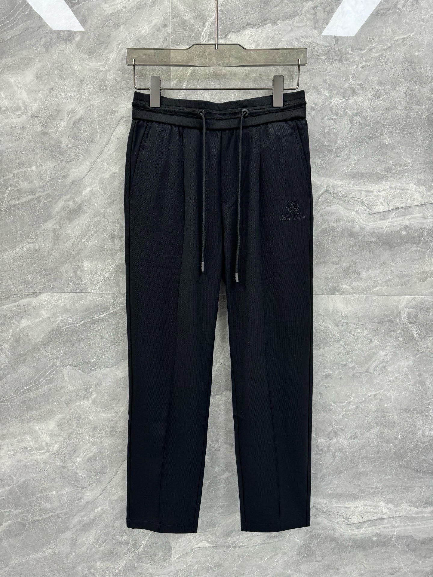 NO:136937,SOLO spring and summer new Loro pi*na high elastic precision braided waist-head thin casual pants, high-end elite men must have minimalist urban trousers. Rare orders from the same channel in Italy, single products from the top luxury brand LP, 3D jacquard rib weaving process, reshaping the aesthetics of waist-side support. Minimalist trousers and straight-leg casual styling, perfect matching artifact, must-have for urban handsome men!  LP, the top luxury brand with a long history and noble luxury from Italy, has been pursuing excellent quality and handicrafts for the past hundred years. The LP products are the best choice in any aspect. They must have styles, effect on the upper body, tailoring, design and design, and they are lasting. The aristocratic aura of the upper body cannot be replaced and they are very classy!  The top-grade polyester fiber spandex blend is light and delicate, full of elasticity. The breathable, tough, drape and texture are all top-notch, and the texture is already full of texture. The drape is natural, and the smoothness is enjoyed, and the touch is extremely wonderful. Only this material can make this style perfect interpretation!  Size M-3XL Color Black Gray M Waist 72-82 Hip circumference 102 Pants Length 101 L Waist circumference 76-86 Hip circumference 106 Pants Length 102 XL Waist circumference 80-90 Hip circumference 110 Pants Length 103 2XL Waist circumference 84-94 Hip circumference 114 Pants Length 104 3XL Waist circumference 88-98 Hip circumference 118 Pants Length 105 Size Recommended M Sizes within 130 catties, L Size within 130-145 catties, XL Size 145-160 catties, XL Size 160-175 catties, 2XL Size 175-190 catties, 3XL Size, loro piana, loro piana, alexander wang19860909SOLO春夏新款Loro pi*na高弹力精密编织腰头轻薄休闲裤,高端精英男士必备极简都市长裤.意大利同渠道稀有订单,精英级顶奢品牌LP的单品,3D飞梭提花罗纹织造工艺,重塑腰际支撑美学.极简的裤身与直筒休闲造型,完美的搭配神器,都市型男必备！ 来自意大利历史悠久尊贵奢华的顶奢品牌LP,在过去一百年来Loro Piana一直追求卓越的质量和手工.LP的东西无论是哪个方面都是最好的选择,要款式有款式,要上身效果有效果,要剪裁有剪裁,要设计有设计,而且经久不衰,上身的贵族气场无法替代,并且很有档次！ 顶级聚酯纤维氨纶混纺,轻薄细腻,弹力十足.透气感,韧性以及垂感还有质感都是顶尖的,质感已经爆棚.且垂感自然,纵享丝滑,触感极度美妙,也只有这种材质,才能将此款的版型做到一个完美的诠释！尺码M-3XL 颜色黑色 灰色 M码 腰围72-82 臀围102 裤长101 L码 腰围76-86 臀围106 裤长102 XL码腰围80-90 臀围110 裤长103 2XL码 腰围84-94 臀围114 裤长104 3XL码 腰围88-98 臀围118 裤长105 尺码推荐 130斤以内穿M码,130-145斤穿L码,145-160斤穿XL码,160-175斤穿2XL码,175-190斤穿3XL码,,loro piana,loro piana,alexander wang,Men's clothing