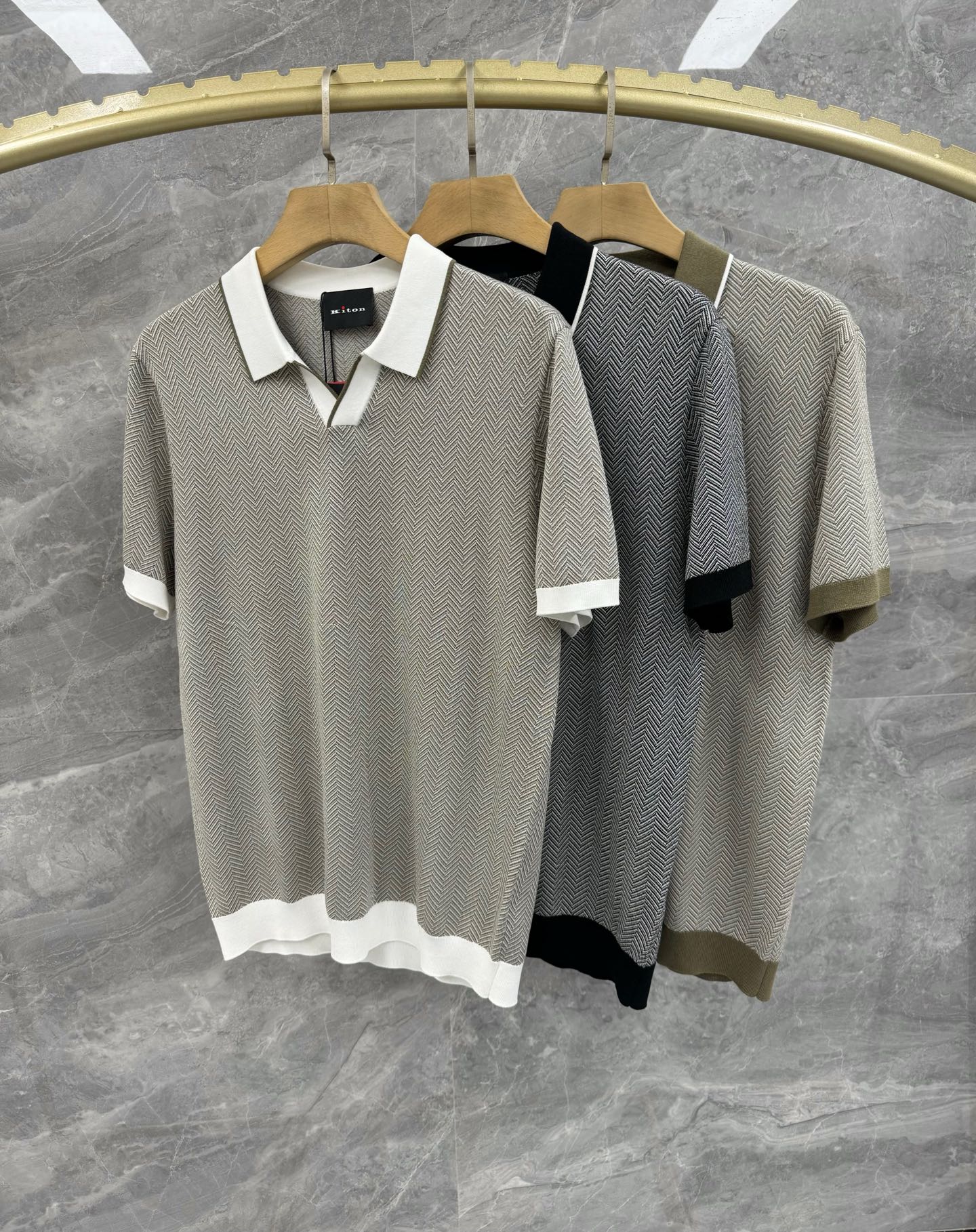 NO:136933,25 spring and summer new perfectionist Kiton high-end business knitted Polo shirt, men's seagull neck contrast color spliced ​​knitted polo shirt. Top domestic sales channels sharing, Italian OEM orders. Old Qianfeng seagull neck design, kick-starting knitting craftsmanship, high-end yarn knitted fabric, contrast color stripes, presenting the brand's luxury temperament style, a must-have for urban handsome men!  The overall shape is elegant and elegant, with the old Qianfeng Haigu collar design. The fabric uses high-end knitted yarn and the foot-starting knitting process. The skin feels perfect, the drooping feels natural, and it is super comfortable and pleasant to wear with close body. The texture is different from ordinary knitted fabrics, and the overall threading workmanship is very clear and meticulous!  A high-end fashion product that can be distinguished by the naked eye!  Size M-3XL Color Green and White Dark Green Black and White M Size Bust 100 Shoulder width 43 Sleeve length 23 Sleeve length 69 L Size Bust 104 Shoulder width 44 Sleeve length 24 Sleeve length 70 XL Size Bust 108 Shoulder width 45 Sleeve length 25 Sleeve length 71 2XL Size Bust 112 Shoulder width 46 Sleeve length 26 Sleeve length 72 3XL Size Bust 116 Shoulder width 47 Sleeve length 27 Sleeve length 73 Size Recommended size M Size M Size 130 catties, 130-145 catties, 145-160 kg, 160-175 catties, 2XL Size 175-185 catties, 3XL Size, , alexander wang1986090925春夏新款完美主义者Kiton高端商务针织Polo衫,男士海鸥领撞色拼接针织马球衫.顶级内销渠道分享,意大利代工订单.老钱风海鸥领设计,起脚针织工艺,高端纱线针织面料,撞色条纹相间,呈现出品牌的奢华气质范儿,都市型男必备！ 整体造型大气典雅,老钱风海鸥领设计,面料采用高端针织纱线,起脚针织工艺.触肤感完美,垂感自然,贴身穿做超级舒适宜人.质感区分普通针织面料,整体走线做工非常明朗缜密！肉眼可辨的高端的时尚产物！尺码M-3XL 颜色绿白 深绿 黑白 M码 胸围100 肩宽43 袖长23 衣长69 L码 胸围104 肩宽44 袖长24 衣长70 XL码胸围108 肩宽45 袖长25 衣长71 2XL码 胸围112 肩宽46 袖长26 衣长72 3XL码 胸围116 肩宽47 袖长27 衣长73 尺码推荐 130斤以内穿M码,130-145斤穿L码,145-160斤穿XL码,160-175斤穿2XL码,175-185斤穿3XL码,,alexander wang,Men's clothing