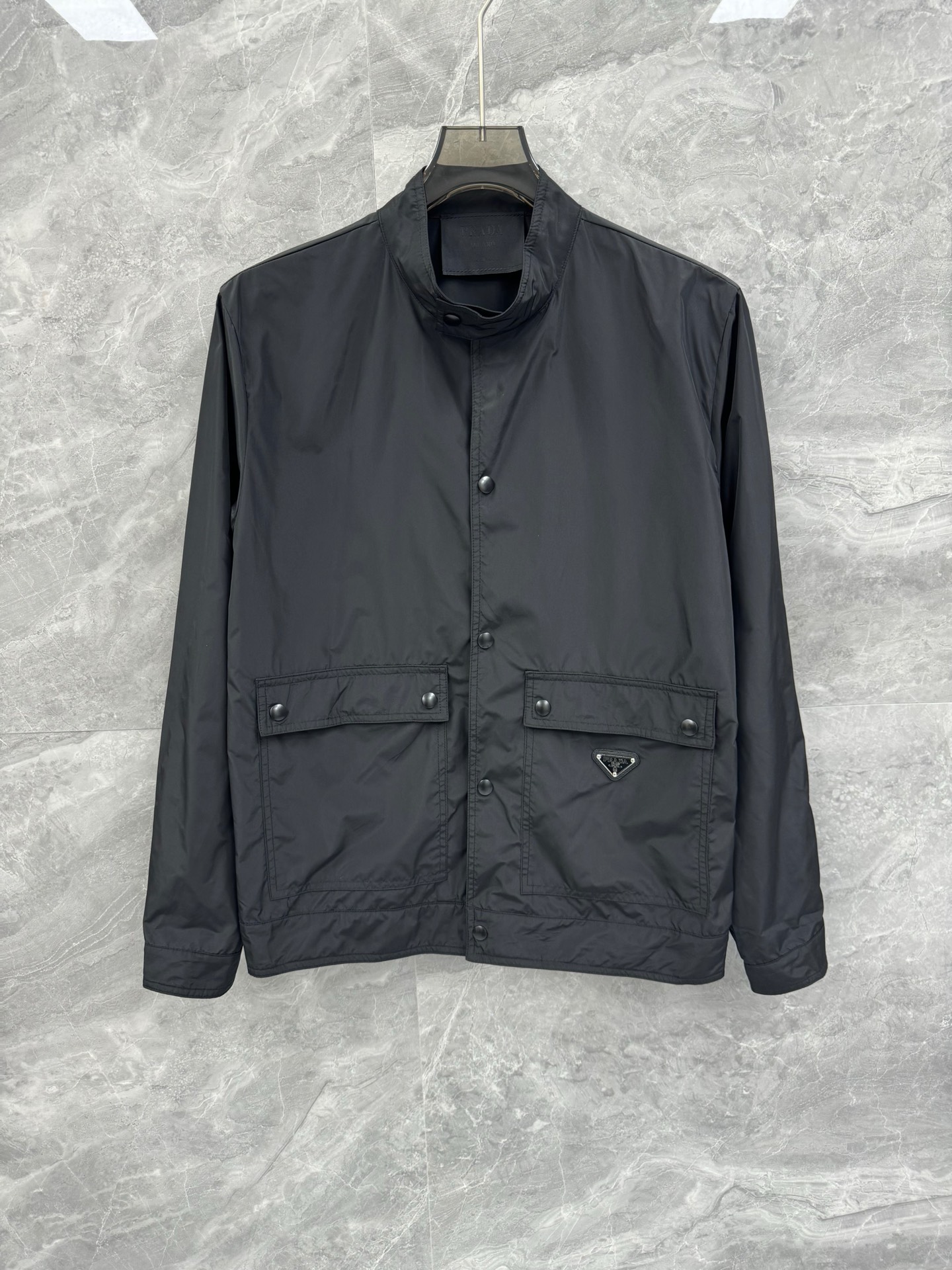 NO:515306,25 spring and summer new Pr*da metal triangle logo small stand-alone collar thin jacket sun protection clothes, men's work double pocket light nylon jacket. Shanghai Henglong counter order, the official website is released simultaneously. Simple metal snap buckle opening and closing, small stand-alone collar design, strong wearability, unique style. Light and thin nylon fiber material, light and hard texture!  Strong fashion and retro style!  Pr*da's eye-catching performance is mainly attributed to the integration of design and modern people's life style. Not only in fabric, color and style, but also in the life philosophy behind its design, just fits the dual mentality of modern people's pursuit of personal practicality and fashion beauty, and achieves a perfect balance before function and aesthetics!  It is not only a manifestation of fashion trends, but also a representative of modern aesthetics!  Very simple and elegant retro style, light and light nylon fiber material, light and smooth texture, not easy to wrinkle, super classy but not lacking intact and naturalness. The oversize style design is more in line with this year's fashion trend, and the duplex pocket and metal triangle logo add a luxurious effect. A perfect product that is retro, fashionable and elegant and luxurious, satisfying your infinite dressing test!  Size M-2XL Color Black White Size M Bust 106 Shoulder width 45 Sleeve length 63 Sleeve length 67 L Bust 112 Shoulder width 47 Sleeve length 65 Sleeve length 69 XL Bust 116 Shoulder width 48 Sleeve length 66 Sleeve length 70 2XL Bust 122 Shoulder width 50 Sleeve length 68 Sleeve length 72 Size recommended size M size within 135 catties, L size 135-155 catties, XL size 155-175 catties, XL size 175-195 catties, 2XL, versace, jackets & coats, jackets & coats, alexander wang1986090925春夏新款Pr*da金属三角标识小立领轻薄夹克防晒衣,男士工装双口袋轻质尼龙外套.上海恒隆柜台订单,官网同步发售.简洁的金属按扣开合,小立领设计,实穿性强 风格独特.轻薄尼龙纤维材质,质感轻薄硬朗光滑！时尚复古风格浓郁！ Pr*da亮眼的表现主要归功于设计与现代人生活形态水乳相融,不仅在布料,颜色与款式功夫,其设计背后的生活哲学正巧契合现代人追求切身实用与流行美观的双重心态,在机能与美学之前取得完美平衡！不单单是时尚潮流的展现,更是现代美学的代表！ 非常简约大方复古的款式,轻薄尼龙纤维材质,质感轻薄光滑,不易褶皱,超级具有档次感却不失挺括与自然,oversize的版型设计更加贴合今年流行趋势,双工装口袋与金属三角标识加分奢华效果.一款复古时尚与大方奢华的完美臻品 ,满足你的无限穿搭考验！尺码M-2XL 颜色黑色 白色 M码 胸围106 肩宽45 袖长63 衣长67 L码 胸围112 肩宽47 袖长65 衣长69 XL码胸围116 肩宽48 袖长66 衣长70 2XL码 胸围122 肩宽50 袖长68 衣长72 尺码推荐 135斤以内穿M码,135-155斤穿L码,155-175斤穿XL码,175-195斤穿2XL,,versace,jackets & coats,jackets & coats,alexander wang,Men's clothing