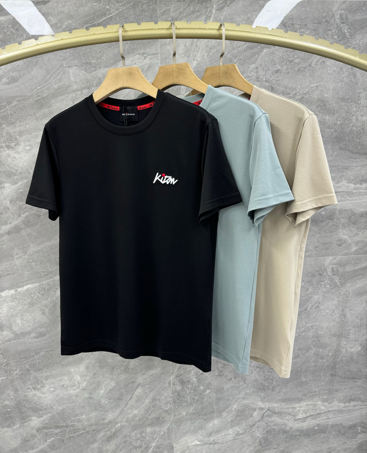 NO:454157,25 Spring and Summer New Perfectionist Kiton Art Letter Logo Gentle No Iron T-shirt, Men's High-end Modal Acetate Fabric Short-sleeved T-shirt, Italian OEM Order, Simple and High-end Urban T-shirt, Its Excellent Matching abilities, Undoubtedly, Slim-fitting design, Low-key and luxurious quality, a must-have for business men!  The close-fitting style design, artistic letter logo embellishment on the chest, exquisite and smooth line details, and the texture is perfect. The fabric is made of high-end modal acetate fabric, which is silky and resistant to creping, moisture-absorbing and sweating, easy to wash and quick dry, and has its own luster, making it luxurious and atmospheric, especially the car line craftsmanship is very distinctive, and it uses a dotted three Hasselblad line, exactly the same as the counter!  Size M-3XL Color gray-blue Black Apricot M Size Bust 100 Shoulder width 44 Sleeve length 20 Sleeve length 67 L Size Bust 104 Shoulder width 45 Sleeve length 21 Sleeve length 68 XL Size Bust 108 Shoulder width 46 Sleeve length 22 Sleeve length 69 2XL Size Bust 112 Shoulder width 47 Sleeve length 23 Sleeve length 70 3XL Size Bust 116 Shoulder width 58 Sleeve length 24 Sleeve length 71 Size Recommended sizes: M Size within 130 catties, L Size 130-145 catties, XL Size 145-160 catties, XL Size 160-175 kg, 2XL Size 175-185 catties, 3XL Size., T-shirt,tees, t-shirt,alexander wang1986090925春夏新款完美主义者Kiton艺术字母标识轻柔免烫T恤,男士高端莫代尔醋酸面料短袖T恤,意大利代工订单,简约高级的都市气质风范,其出色的搭配能力毋庸置疑,修身显身材的设计,低调奢华品质感,商务型男必备！ 贴身的版型设计,胸前艺术字母logo点缀,精湛平顺的走线细节,质感完美至极.面料采用高端莫代尔醋酸面料,丝滑抗绉,吸湿排汗,易洗速干,自带光泽,看着就奢华大气,尤其是车线工艺非常有特点,采用点三哈苏线,跟专柜一模一样！尺码M-3XL 颜色灰蓝 黑色 杏色 M码 胸围100 肩宽44 袖长20 衣长67 L码 胸围104 肩宽45 袖长21 衣长68 XL码胸围108 肩宽46 袖长22 衣长69 2XL码 胸围112 肩宽47 袖长23 衣长70 3XL码 胸围116 肩宽58 袖长24 衣长71 尺码推荐 130斤以内穿M码,130-145斤穿L码,145-160斤穿XL码,160-175斤穿2XL码,175-185斤穿3XL码.,,T-shirt,tees，t-shirt,alexander wang,Men's clothing