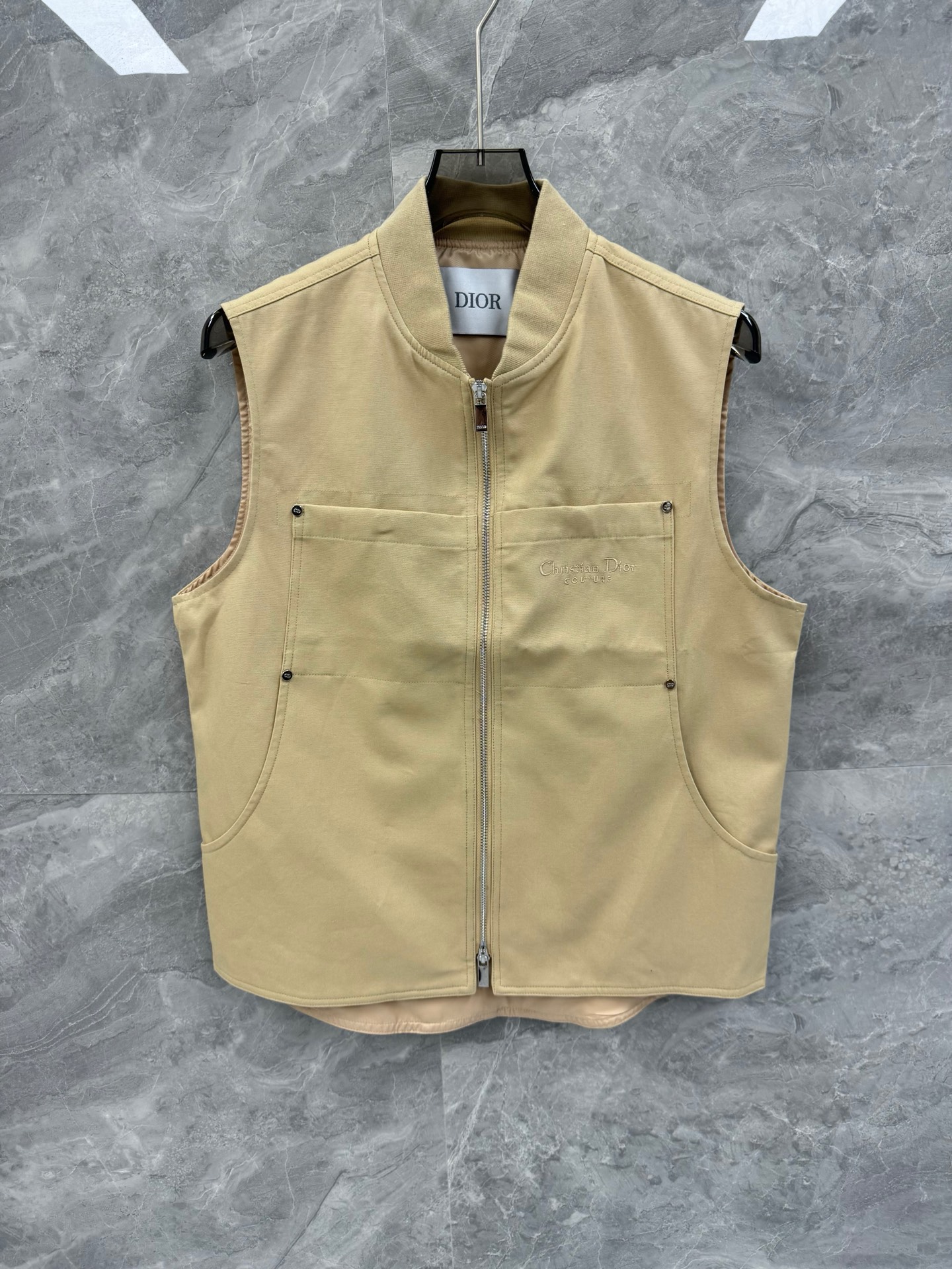 NO:515297,25 Spring and Summer New CD Twill Cotton Tactical Vest, Men's Embroidered Logo Logo Small Standing Collar Sleeveless Jacket. Shared in Italy's top channel, G.com is on sale for 2.6W. Top urban casual style, capable and exquisite tactical vest, decorated with CD embroidered letter patterns. A super perfect product that creates every detail and workmanship, the best thing that trendy men cannot miss!  !  The absolute signature main product, the details and length of each part are combined with the concepts of countless designers. We strive to make every part perfect, and the upper body effect is undoubtedly outstanding. Whether from the overall design of the body or the subtle details, you can feel the ultra-high specifications of this model. The grade is very extraordinary and in line with the current trendy aesthetics. The casual classic silhouette, paired with a small stand-alone zipper design, and a double-bag shape on the chest, can be matched with T-shirts and jeans to create a delicate casual look. The imported high-end Egyptian twill cotton fabric is very high-end texture, giving people a very unique sense of dressing performance, excellent skin feeling, extremely high wearability, excellent scratching, exquisite details, extremely perfect inner edges and wiring, first-class packaging, and a top-notch quality that can be encountered!  Size M-2XL Color Black Apricot M size bust 108 Shoulder width 40 Clothes length 67 L size Bust 114 Shoulder width 42 Clothes length 69 XL size Bust 118 Shoulder width 43 Clothes length 70 2XL size Bust 124 Shoulder width 45 Clothes length 72 Size Recommended M sizes within 135 catties, L size 135-150 catties, XL size 150-169 catties, XL size 170-195 catties, 2XL size, jeans, jackets & coats, alexander wang1986090925春夏新款CD斜纹棉质地战术马甲,男士刺绣logo标识小立领无袖夹克.意大利顶级渠道分享,G网在售2.6W.顶级都市休闲风格,干练精致的战术马甲,饰以CD刺绣字母图案.将每一处细节以及做工都打造的超级完美的产物,潮男不可错过的极品！！ 绝对的招牌性主打产物,每一处的细节跟长短都是结合了无数设计师的理念.力求将每一处都做到到尽善尽美,上身效果毋庸置疑的出彩,无论是从衣身整体的设计,还是最细微的细节,你都能感知此款的超高规格感,档次十分非凡更是符合当下的潮流审美.休闲经典的廓形,搭配小立领拉链设计,胸前双兜造型,可搭配 T 恤和牛仔裤,打造精致的休闲造型. 客供进口高级埃及斜纹棉布面料,非常高档次的质地,给人非常独特的穿搭性能感,贴肤感受极佳,实穿性极高,挺刮性极好,细节精湛考究,内里包边及走线极致完美,包装品相一流,可遇而不可求的极品！尺码M-2XL 颜色黑色 杏色 M码胸围108 肩宽40 衣长67 L码 胸围114 肩宽42 衣长69 XL码 胸围118 肩宽43 衣长70 2XL码 胸围124 肩宽45 衣长72 尺码推荐 135斤以内穿M码,135-150斤穿L码,150-169斤穿XL码,170-195斤穿2XL码,,jeans,jackets & coats,alexander wang,Men's clothing