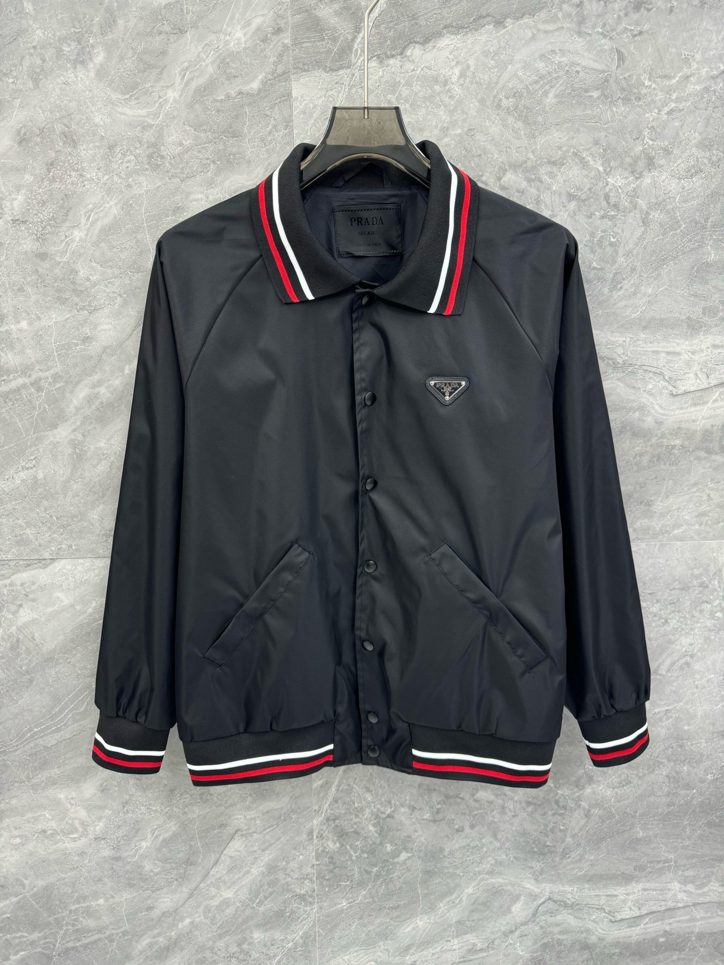 NO:515286,25 spring and summer new P home recycled nylon bomber jacket, men's enamel triangular logo embellished lapel baseball uniform. Shanghai Henglong counter order, the official website is on sale simultaneously!  Pr*da products are recommended, commuting styles for spring, summer and autumn. Contrast ribbed design, very classic bomber jacket style, and the most perfect top holy product this season!  The representative work of P's craftsmanship and materials is a fashionable style with perfect matching performance. The knitted contrasting rib lapel design and the iconic metal triangle logo embellishment. The effect reflected by the special recycled nylon material is extremely advanced and fashionable charming style. This is also the latest interpretation of P's current fashion trend. P's craftsmanship has been determined to be environmentally friendly for many years. The whole fabric is made of recyclable and degradable recycled nylon material, with a subtle touch and a seductive gloss. The comfort of the upper body is absolutely to the top. The lining of cotton is warm, the top craftsmanship, and the treatment of various details are all representative of P's craftsmanship. This kind of detail creation is enough to make people feel the level of this style intuitively and three-dimensionally, which adds points to the wearer!  Size M-2XL M Size Bust 110 Shoulder sleeves 76 Clothes length 67 L Size Bust 116 Shoulder sleeves 78 Clothes length 69 XL Size Bust 120 Shoulder sleeves 80 Clothes length 71 2XL Size Bust 124 Shoulder sleeves 82 Clothes length 73 Size Recommended size M Size M Size 135 catties, 135-150 catties, 150-169 catties, XL Size 170-195 catties, 2XL Size, Jackets & coats, alexander wang1986090925春夏新款P家再生尼龙飞行员夹克,男士涂珐琅三角徽标点缀翻领棒球服.上海恒隆柜台订单,官网同步发售！Pr*da臻品推荐,春夏秋三季通勤款式.撞色罗纹设计,非常经典的飞行员夹克风格,本季最完美的上衣圣品！ P家工艺与材质的代表作,搭配性能堪称完美的时尚款式.针织撞色罗纹翻领设计,标志性的金属三角徽标logo点缀其间.特殊的再生尼龙材质所映衬的效果,极具超前的时尚魅力风格,这也是P家当下最新的一种时尚潮流的演绎. P家立志于环保多年,通体面料采用可回收降解的再生尼龙材质,触感微妙,光泽度更是撩人,上身舒适度绝对到顶.内衬夹棉保暖,顶级的工艺,各种细节的处理,都是P家工匠精神的代表,这种细节的打造,足以让人直观立体的感受到此款的档次所在,更为穿着者加分！尺码M-2XL M码 胸围110 肩连袖76 衣长67 L码 胸围116 肩连袖78 衣长69 XL码胸围120 肩连袖80 衣长71 2XL码 胸围124 肩连袖82 衣长73 尺码推荐 135斤以内穿M码,135-150斤穿L码,150-169斤穿XL码,170-195斤穿2XL码,,jackets & coats,alexander wang,Men's clothing