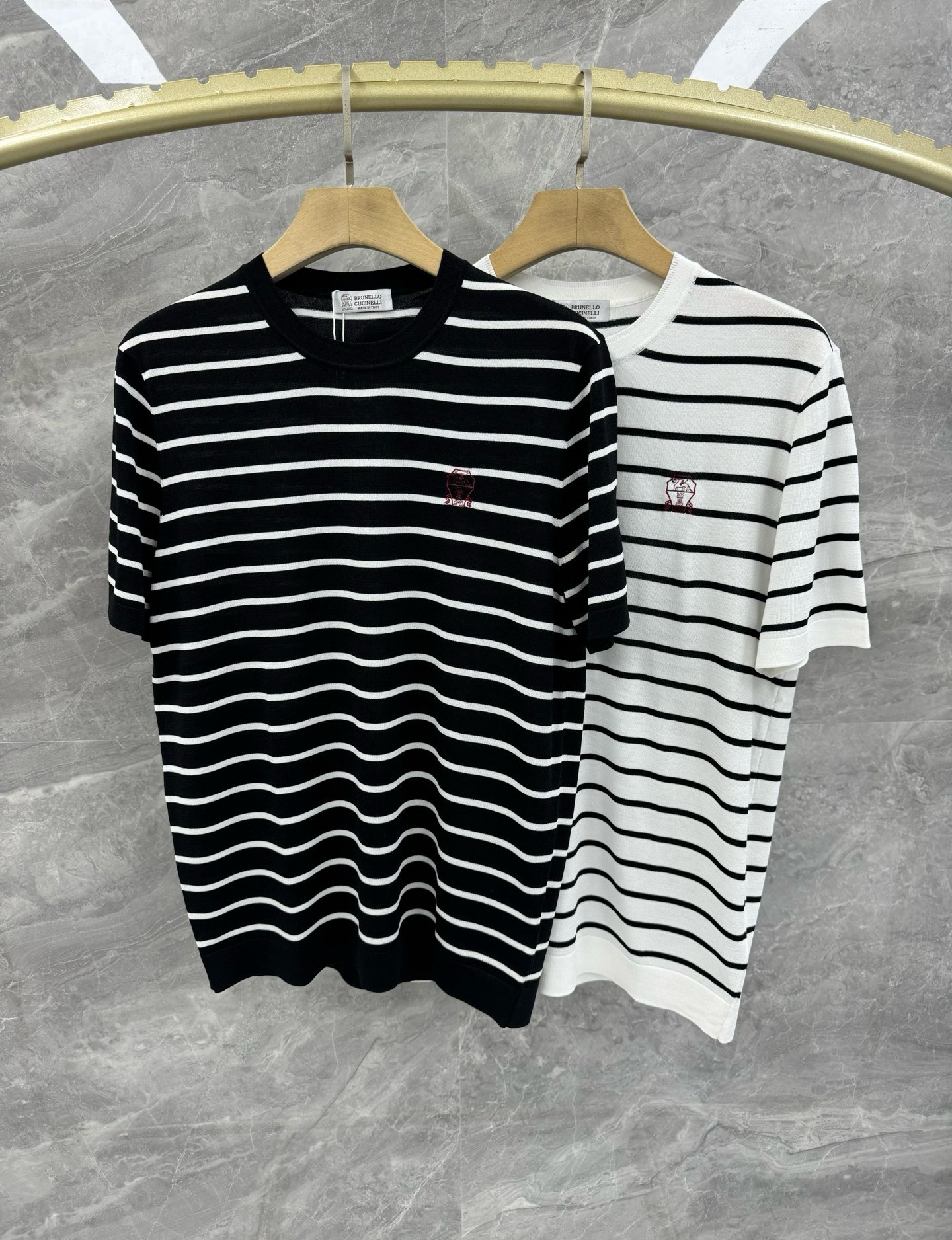 NO:151725,25 spring and summer new BC contrasting striped thin knit sweater, men's embroidered logo logo for casual knitted T-shirt. Shared by top domestic sales channels, Italian top luxury brand Brunello Cuci*elli, high-end yarn knitted fabric, contrasting stripes, presenting the brand's luxury temperament style, a must-have for urban handsome men!  All BC clothing uses the top-notch fabrics in the clothing industry today, and the unique traditional handicrafts in Italy make the brand known as 