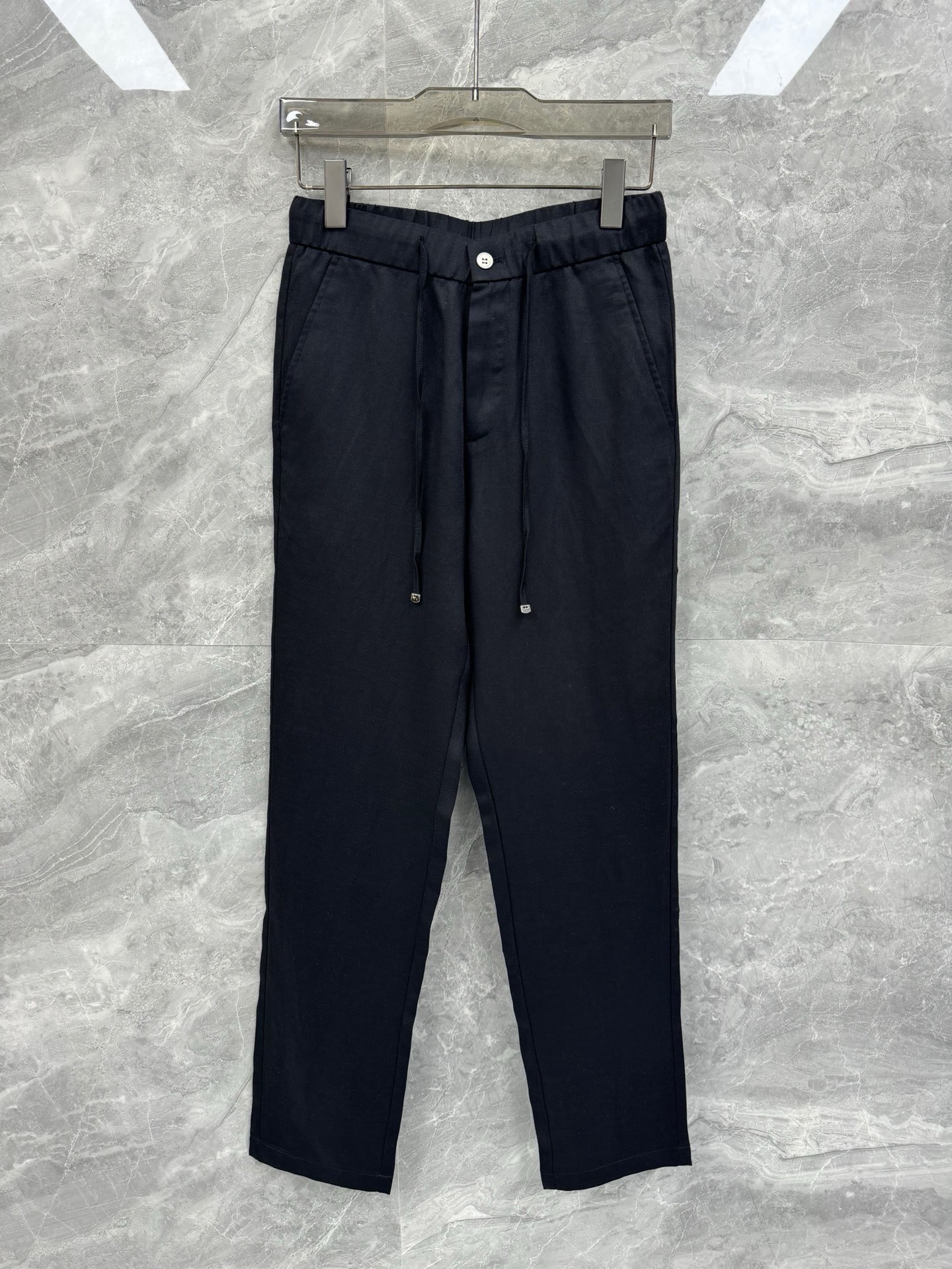 NO:151719,25 spring and summer new Loro pi*na natural linen fabric casual pants, high-end elite men must have minimalist urban straight trousers. Rare orders from the same channel in Italy, single products from the top luxury brand LP, strictly select high-end linen fiber blend texture, minimalist trousers and straight casual style, perfect matching tool!  The embroidered letter logo on the back of the pants presents the brand’s luxurious temperament, a must-have for urban handsome men!  LP, the top luxury brand with a long history and noble luxury from Italy, has been pursuing excellent quality and handicrafts for the past hundred years. The LP products are the best choice in any aspect. They must have styles, effect on the upper body, tailoring, design and design, and they are lasting. The aristocratic aura of the upper body cannot be replaced and they are very classy!  Electroplating lettering metal buttons, embroidered letter logo design on the back of the trousers, and the fabric is made of linen blended material. After multiple special craftsmanship, it perfectly maintains its comfort and texture beauty. The texture structure restores the natural pure and simple nature of linen, light and soft, quite durable, low-key and elegant, full of artistic conception. It has excellent breathability and moisture absorption, and is particularly comfortable in skin-friendly. There is no problem in wearing it for three seasons!  Size S-2XL Color Camel Black S S Waist 72-80 Hip circumference 102 Pants Length 101 M Waist circumference 76-84 Hip circumference 106 Pants Length 102 L Waist circumference 80-88 Hip circumference 110 Pants Length 103 XL Waist circumference 84-92 Hip circumference 114 Pants Length 104 2XL Waist circumference 88-96 Hip circumference 118 Pants Length 105 Size Recommended S S S within 130 catties, 130-145 catties M, 145-160 catties L, 160-175 catties XL, 175-190 catties 2XL, ,loro piana, loro piana, alexander wang1986090925春夏新款Loro pi*na天然亚麻面料休闲裤,高端精英男士必备极简都市直筒长裤.意大利同渠道稀有订单,精英级顶奢品牌LP的单品,严选高端亚麻纤维混纺质地,极简的裤身与直筒休闲造型,完美的搭配神器！裤后刺绣字母标识,呈现出品牌的奢华气质范儿,都市型男必备！ 来自意大利历史悠久尊贵奢华的顶奢品牌LP,在过去一百年来Loro Piana一直追求卓越的质量和手工.LP的东西无论是哪个方面都是最好的选择,要款式有款式,要上身效果有效果,要剪裁有剪裁,要设计有设计,而且经久不衰,上身的贵族气场无法替代,并且很有档次！ 电镀刻字金属纽扣,裤后刺绣字母logo设计,面料选用亚麻混纺材质,经过多道特殊工艺的洗礼,完美的保持了它的舒适感与肌理美感.纹理构造还原了亚麻自然纯粹与质朴的本性,轻盈柔软,相当耐看,低调儒雅,意境十足.透气性与吸湿性极佳,亲肤感尤为舒适,三季穿着无丝毫问题！尺码S-2XL 颜色驼色 黑色 S码 腰围72-80 臀围102 裤长101 M码 腰围76-84 臀围106 裤长102 L码 腰围80-88 臀围110 裤长103 XL码腰围84-92 臀围114 裤长104 2XL码 腰围88-96 臀围118 裤长105 尺码推荐 130斤以内穿S码,130-145斤穿M码,145-160斤穿L码,160-175斤穿XL码,175-190斤穿2XL码,,loro piana,loro piana,alexander wang,Men's clothing