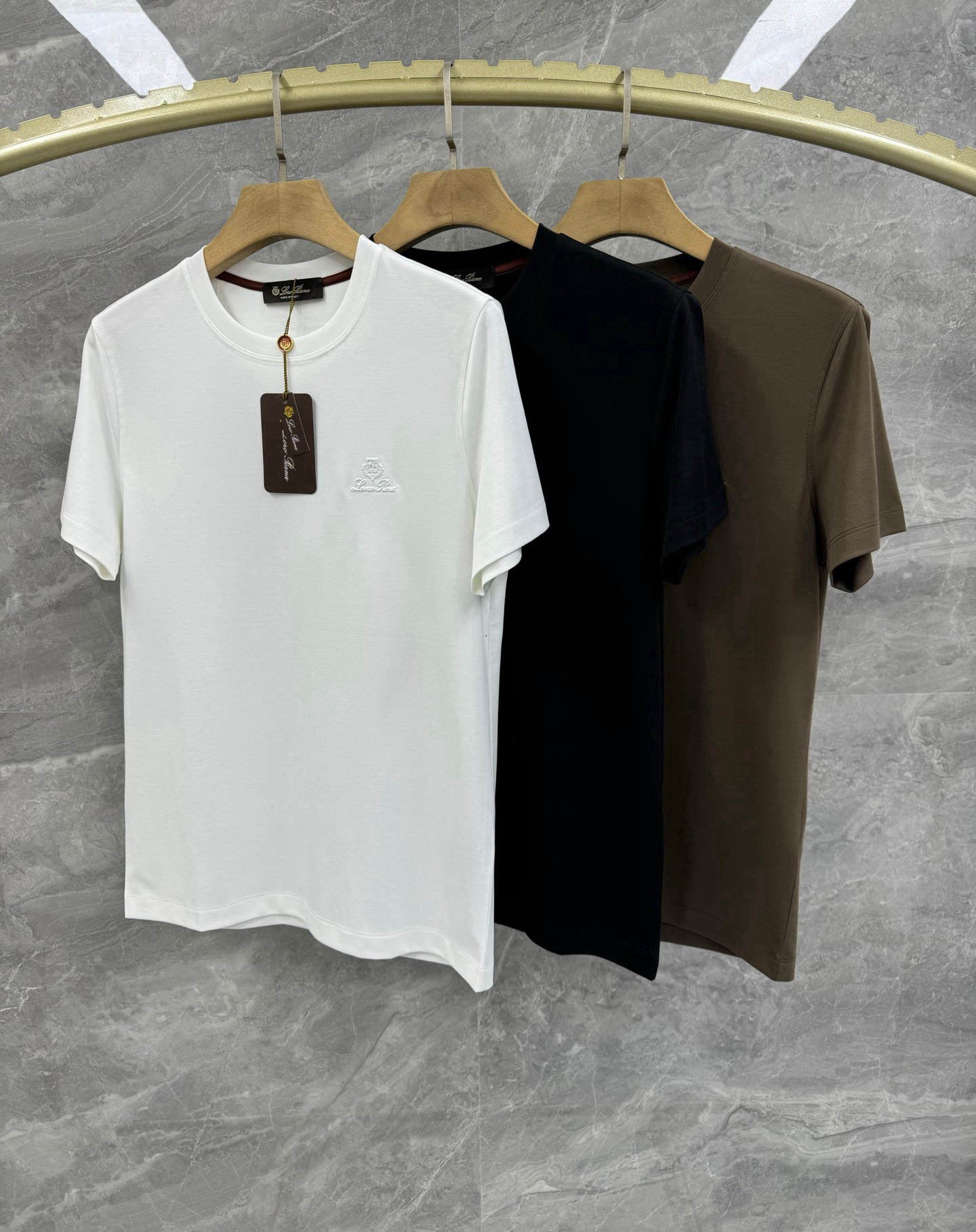 NO:151710,25 Spring and Summer New Loro Pi*na Modal Blended Super Flexible T-shirt, Men's High-end Minimalist Urban Short Sleeve. Rare Orders in the same channel in Italy, the top luxury brand LP for elite men, embossed logo embellishment on the chest, minimalist body shape, perfect interior and exterior equipment!  Showing the brand's luxurious temperament, a must-have for urban handsome men!  LP, the top luxury brand with a long history and noble luxury from Italy, has been pursuing excellent quality and handicrafts for the past hundred years. The LP products are the best choice in any aspect. They must have styles, effect on the upper body, tailoring, design and design, and they are lasting. The aristocratic aura of the upper body cannot be replaced and they are very classy!  The top-grade modal cotton blend texture, embossed embossed logo for the body, the elasticity and softness brought by modal are top-notch. The overall touch is extremely comfortable and the skin-friendly effect is high-end. This item is destined to be born for outfits, perfectly meeting the needs of various outfits. The grade and charm are extremely outstanding and eye-catching. The craftsmanship can accurately combine it with the material, and can better demonstrate the brand's grade and fashionable temperament!  Size M-3XL Color Black White Coffee M Bust 96 Shoulder width 42 Sleeve length 20 Sleeve length 67 L Bust 100 Shoulder width 43 Sleeve length 21 Sleeve length 68 XL Bust 104 Shoulder width 44 Sleeve length 22 Sleeve length 69 2XL Bust 108 Shoulder width 45 Sleeve length 23 Sleeve length 70 3XL Bust 112 Shoulder width 46 Sleeve length 25 Sleeve length 71 Size recommended M code within 130 catties, L code within 130-145 catties, L code within 145-160 catties, XL code within 160-175 catties, 2XL code within 175-190 catties, 3XL code, loro piano, loro piano, T-shirt, tees, t-shirt, alexander wang1986090925春夏新款Loro pi*na莫代尔混纺超弹轻柔T恤,男士高端极简都市短袖.意大利同渠道稀有订单,精英级男士必备的顶奢品牌LP,胸前凹凸压纹logo点缀,极简的衣身造型,完美的内穿外搭的神器！呈现出品牌的奢华气质范儿,都市型男必备！ 来自意大利历史悠久尊贵奢华的顶奢品牌LP,在过去一百年来Loro Piana一直追求卓越的质量和手工.LP的东西无论是哪个方面都是最好的选择,要款式有款式,要上身效果有效果,要剪裁有剪裁,要设计有设计,而且经久不衰,上身的贵族气场无法替代,并且很有档次！ 顶级莫代尔棉质混纺质地,衣身凹凸压纹logo修饰,莫代尔带来的弹力与柔顺堪称顶级.整体的触感极为舒适,亲肤效果高级,这种单品注定了就是为穿搭所生,完美的符合各种穿搭的所需.档次与魅力更是极为的出色亮眼,工艺能将其与材质精密结合,更能够彰显出品牌的档次与时髦气质所在！尺码M-3XL 颜色黑色 白色 咖色 M码 胸围96 肩宽42 袖长20 衣长67 L码胸围100 肩宽43 袖长21 衣长68 XL码 胸围104 肩宽44 袖长22 衣长69 2XL码 胸围108 肩宽45 袖长23 衣长70 3XL码 胸围112 肩宽46 袖长25 衣长71 尺码推荐 130斤以内穿M码,130-145斤穿L码,145-160斤穿XL码,160-175斤穿2XL码,175-190斤穿3XL码,,loro piana,loro piana,T-shirt,tees，t-shirt,alexander wang,Men's clothing