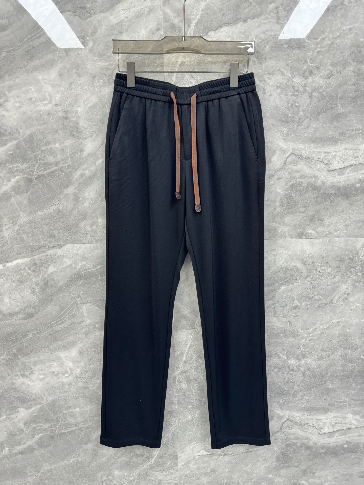 NO:143060,25 spring and summer new Loro pi*na metal logo design acetate fabric casual pants, high-end elite men must have minimalist urban trousers. Rare orders from the same channel in Italy, single items from the top luxury brand LP, exquisite metal logo embellishment in the back pocket of the pants, minimalist trousers and straight-leg casual style, perfect matching artifact, a must-have for urban handsome men!  LP, the top luxury brand with a long history and noble luxury from Italy, has been pursuing excellent quality and handicrafts for the past hundred years. The LP products are the best choice in any aspect. They must have styles, effect on the upper body, tailoring, design and design, and they are lasting. The aristocratic aura of the upper body cannot be replaced and they are very classy!  The overall business temperament overflows the screen, and the style is very well-equipped, making the upper body more versatile. Simple outfits can show the existence of high-end fashion. Top-grade acetate fabrics are made of natural cellulose such as wood pulp. The surface has a natural soft pearl-like luster, and the touch is smooth and delicate, and a luxury similar to silk. The fabric is naturally drooping and the lines are smooth. If fashion is a conversation with yourself, acetate fabrics are the listener who understands you the most, without noise, and has its own light. Size M-3XL Color Black Beige M Waist 72-82 Hip circumference 106 Trousers 104 L Waist 76-86 Hip circumference 110 Trousers 105 XL Waist 80-90 Hip circumference 114 Trousers 106 2XL Waist circumference 84-94 Hip circumference 118 Trousers 107 3XL  Waist circumference 88-98 hip circumference 122 trousers length 108 size recommendations M sizes within kilograms, L size -145-160 kilograms, XL size, 160-175 kilograms, 2XL size, 175-185 kilograms, 3XL size, loro piana, loro piana, real silk, alexander wang1986090925春夏新款Loro pi*na金属小logo设计醋酸面料休闲裤,高端精英男士必备极简都市长裤.意大利同渠道稀有订单,精英级顶奢品牌LP的单品,裤后口袋精致的金属logo点缀,极简的裤身与直筒休闲造型,完美的搭配神器,都市型男必备！ 来自意大利历史悠久尊贵奢华的顶奢品牌LP,在过去一百年来Loro Piana一直追求卓越的质量和手工.LP的东西无论是哪个方面都是最好的选择,要款式有款式,要上身效果有效果,要剪裁有剪裁,要设计有设计,而且经久不衰,上身的贵族气场无法替代,并且很有档次！ 整体的商务气质溢出屏幕,版型十分到位,使得上身更加百搭,简单穿搭就能彰显高端时尚感的存在.顶级醋酸面料,以木浆等天然纤维素为原料,表面带有自然柔和的珍珠般光泽,触感顺滑细腻,类似真丝般的奢华感.面料自然下垂,线条流畅.若时尚是一场与自我的对话,醋酸面料便是最懂你的倾听者,不喧哗,自有光.尺码M-3XL 颜色黑色 米色 M码 腰围72-82 臀围106 裤长104 L码 腰围76-86 臀围110 裤长105 XL码腰围80-90 臀围114 裤长106 2XL码 腰围84-94 臀围118 裤长107 3XL码 腰围88-98 臀围122 裤长108 尺码推荐 斤以内穿M码,-145斤穿L码,145-160斤穿XL码,160-175斤穿2XL码,175-185斤穿3XL码,,loro piana,loro piana,real silk,alexander wang,Men's clothing