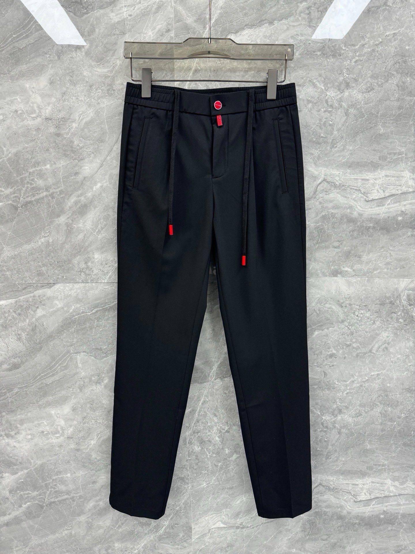 NO:143156,25 Spring and Summer New Perfectionist Kiton High-end Casual Trousers, Italian OEM Order, Simple and High-end Urban Temperament Style, Built-in Hidden Drawstring Design, Its Excellent Matching abilities are beyond doubt. Low-key and luxurious quality, hip-lifting slim and straight-tube design, a must-have for business men!  A high-end business trousers, with minimalist trouser body shape and red metal button logo embellishment, the ultimate high-end comfortable experience. The upper body style is extremely outstanding, with extremely excellent tailoring, with a strong drooping feeling, exquisite, capable and neat, slim and three-dimensional, and the legs will also look very good. The cost-effectiveness is extremely high, the quality is excellent, and the matching performance is even more powerful. It can be said that no man can resist the temptation of this style, and no man does not want to have such a trouser item. The cut and design of the whole trouser is very unique, with minimal design style, no need to emphasize the specifications and prices. Those who are interested will peek at your taste. People who know the goods will see through your style at a glance, whether it is matched with short-sleeved shirts, suits, fashion, board shoes, leather shoes, leather boots, casual shoes, they will be very ideal and perfect items.  The top-grade polyester fiber spandex blend fabric has the best breathability, toughness, drape and texture, and the texture is already full of texture. The drape is natural and the touch is extremely wonderful. Only this material can make this style perfect interpretation!  Size 30-36 (no 35) Color black Khaki Size 30 Waist 74-78 Hips 102 Trouser legs 36 Trouser length 104 Size 31 Waist 78-82 Hip 106 Trouser legs 38 Trouser length 105 Size 32 Waist 82-86 Hip 110 Trouser legs 40 Trouser length 106 Size 33 Waist 86-90 Hips 114 Trouser legs 42 Trouser length 107 Size 34 Waist 90-94 Hips 118 Trouser legs 44 Trouser length 107 Size 36 Waist 94-98 Hips 122 Trouser legs 46 Trouser length 108  Size recommended to wear 30 sizes within 125 catties, 31 sizes within 125-135 catties, 32 sizes within 135-145 catties, 33 sizes within 145-160 catties, 33 sizes within 160-175 catties, 34 sizes within 175-185 kg, 36 sizes within 175-185 catties, ,boots,shirts,T-shirt,business suit,alexander wang1986090925春夏新款完美主义者Kiton高端休闲西裤,意大利代工订单,简约高级的都市气质风范,内置隐藏抽绳设计,其出色的搭配能力毋庸置疑.低调奢华品质感,提臀修身小直筒设计,商务型男必备！ 一款高端商务西裤,极简的裤身造型,红色金属纽扣LOGO标识点缀,极致高档的舒适体验上身的版型极其的出众,剪裁的效果极为精良,贴身,垂感棒,精湛,干练利落,修身立体,腿型也会呈现的非常好看.性价比极高,品质超赞,搭配性能更是极强.可以说没有一个男人可以抗拒此款的诱惑,也没有一个男人不想拥有这样一款裤装单品.整款西裤的剪裁与设计都非常的别致,极简的设计风格,无需强调的规格与价位,有心的人会偷窥您的品位.识货的人一眼看穿你的格调,无论是搭配短袖,衬衫,西装,时装,板鞋,皮鞋,皮靴,休闲鞋,都会非常理想,完美的单品. 顶级聚酯纤维氨纶混纺面料,透气感,韧性以及垂感还有质感都是顶尖的,质感已经爆棚.且垂感自然,触感极度美妙,也只有这种材质,才能将此款的版型做到一个完美的诠释！尺码30-36（无35）颜色黑色 卡其 30码 腰围74-78 臀围102 裤脚36 裤长104 31码 腰围78-82 臀围106 裤脚38 裤长105 32码 腰围82-86 臀围110 裤脚40 裤长106 33码 腰围86-90 臀围114 裤脚42 裤长107 34码 腰围90-94 臀围118 裤脚44 裤长107 36码 腰围94-98 臀围122 裤脚46 裤长108 尺码推荐125斤以内穿30码,125-135斤穿31码,135-145斤穿32码,145-160斤穿33码,160-175斤穿34码,175-185斤穿36码,,boots,shirts,T-shirt,business suit,alexander wang,Men's clothing