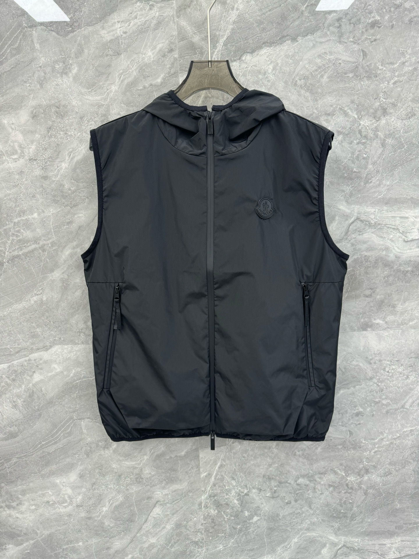 NO:515291,25 spring and summer new MON lightweight hooded zipper vest, men's silicone logo logo outdoor technology nylon sleeveless jacket. MON GRENOBLE high-end outdoor series, technology nylon yarn fabric, a must-have for outdoor hiking and mountaineering, lightweight, breathable and smooth. Hat printed logo logo, super strong matching with upper body performance, a high-standard item that must not be missed!  !  Simple and distinctive outdoor sports items, the upper body can carry all style matching. Classic silicone nameplate logo embellishment, electroplated engraved metal zippers are enough to show the brand's charm and fashion sense. The sleeveless design of the hooded zipper can move freely while exercising, and will not affect the normal swing of the arms. Whether it is matched with sports pants or casual wear, the light vest can show unique charm. Customer-supplied imported technology nylon yarn fabric, light and breathable, scald-free and wrinkle-proof. The very high-end texture gives people a very unique sense of dressing performance, excellent skin feeling, extremely high wearability, exquisite details, extremely perfect inner edge and liner, first-class packaging, and the best quality that can be encountered!  Size M-2XL Color Black Navy M Size Bust 108 Shoulder width 44 Clothes length 66 L Size Bust 114 Shoulder width 46 Clothes length 68 XL Size Bust 118 Shoulder width 47 Clothes length 69 2XL Size Bust 124 Shoulder width 49 Clothes length 71 Size Recommended sizes M Size M Size within 135 catties, L Size 135-150 catties, XL Size 150-169 catties, XL Size 170-195 catties, 2XL Size, Jackets & coats, Hats, Alexander wang1986090925春夏新款MON轻薄连帽拉链马甲,男士硅胶logo标识户外科技尼龙无袖外套.MON GRENOBLE高端户外系列,科技尼龙纱线面料,户外徒步登山必备,轻便透气爽滑.帽子印花logo标识,超强搭配上身性能,绝对不能错过的高规格单品！！ 简约有特色的户外运动单品,上身可以承载一切的风格搭配.经典硅胶铭牌logo点缀,电镀刻字金属拉链,足以彰显品牌魅力跟时尚感.连帽拉链无袖的设计造型,在运动的同时行动自如,不会影响手臂的正常摆动.无论是搭配运动裤还是休闲装,轻便马甲都能展现出独特的魅力. 客供进口科技尼龙纱线面料,轻薄透气,免烫防皱.非常高档次的质地,给人非常独特的穿搭性能感,贴肤感受极佳,实穿性极高,细节精湛考究,内里包边及走线极致完美,包装品相一流,可遇而不可求的极品！尺码M-2XL 颜色 黑色 藏青  M码 胸围108 肩宽44 衣长66 L码 胸围114 肩宽46 衣长68 XL码胸围118 肩宽47 衣长69 2XL码 胸围124 肩宽49 衣长71 尺码推荐 135斤以内穿M码,135-150斤穿L码,150-169斤穿XL码,170-195斤穿2XL码,,jackets & coats,hats,alexander wang,Men's clothing