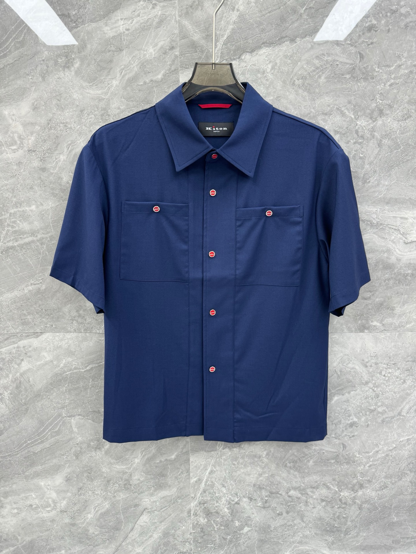 NO:151683,25 Spring and Summer New Perfectionist Kiton High-end Business Cotton Polo Shirt, Men's Double Pocket Snap Button Open and Close Short-Sleeve Shirt. Shared by Top Domestic Sales Channels, Italian OEM Orders. Simple and High-end Urban Temperament Style, Its Excellent Matching abilities, Low-key and Luxury Quality, a must-have for business men!  The fabric is made of Egyptian twill cotton, with a very high-end texture, full of gloss and excellent skin-fitting experience. It is extremely practical, very scratchy, exquisite details, and the upper body style is extremely outstanding. The tailoring effect is extremely exquisite, close, drooping, exquisite, capable and neat, and the matching performance is even more powerful. It can be said that no man can resist the temptation of this style, nor does anyone want to have such a trouser item. The cut and design of the whole style are very unique, with minimal design style, no emphasis on specifications and prices, and those who are interested will peek at your taste. Size S-2XL Color Blue Gray Khaki S S Bust 104 Shoulder width 49 Sleeve length 26 Sleeve length 65 M Sleeve length 108 Shoulder width 50 Sleeve length 27 Sleeve length 66 L Sleeve length 112 Shoulder width 51  Sleeve length 28, 67, XL size, bust 116, shoulder width 52, sleeve length 29, 68, 2XL size, bust 53, sleeve length 30, 69, size recommended, size Size within 130 catties, size M, size 130-145 kg, size L, size 145-160 kg, size 160-175 kg, size XL, size 175-190 kg, size 2XL, size 175-190 kg, size 2XL, size 130-145 kg, size 130-145 kg, size 145-160 kg, size 145-160 kg, size 160-175 kg, size 2XL, size 175-190 kg, size 2XL, size 130-145 catties, size 145-160 kg, size 145-160 kg, size 160-175 kg, size 2XL, size 175-190 kg, size 2XL, size 130-145 catties, size 145-145 kg, size 145-160 kg, size 160-175 kg, size 2XL, size 175-190 catties, size 2XL, size 130-145 kg, size 145-145 kg, size 145-160 kg, size 160-175 kg, size 2XL, size 175-190 catties, size 2XL, size 130-145 kg, size 145-145 kg, size 145-160 kg, size 160-175 kg, size 2XL1986090925春夏新款完美主义者Kiton高端商务棉质Polo衫,男士双口袋按扣开合短袖衬衣.顶级内销渠道分享,意大利代工订单.简约高级的都市气质风范,其出色的搭配能力毋庸置疑,低调奢华品质感,商务型男必备！ 面料采用埃及斜纹纯棉面料,非常高档次的质地,光泽度十足,贴肤感受极佳.实穿性极高,挺刮性极好,细节精湛考究,上身的版型极其的出众.剪裁的效果极为精良,贴身,垂感棒,精湛,干练利落,搭配性能更是极强.可以说没有一个男人可以抗拒此款的诱惑,也没有一个男人不想拥有这样一款裤装单品.整款的剪裁与设计都非常的别致,极简的设计风格,无需强调的规格与价位,有心的人会偷窥您的品位.尺码S-2XL 颜色 蓝色 灰色 卡其 S码 胸围104 肩宽49 袖长26 衣长65 M码胸围108 肩宽50 袖长27 衣长66 L码 胸围112 肩宽51 袖长28 衣长67 XL码 胸围116 肩宽52 袖长29 衣长68 2XL码 胸围 肩宽53 袖长30 衣长69 尺码推荐 130斤以内穿S码,130-145斤穿M码,145-160斤穿L码,160-175斤穿XL码,175-190斤穿2XL码,,T-shirt,alexander wang,Men's clothing