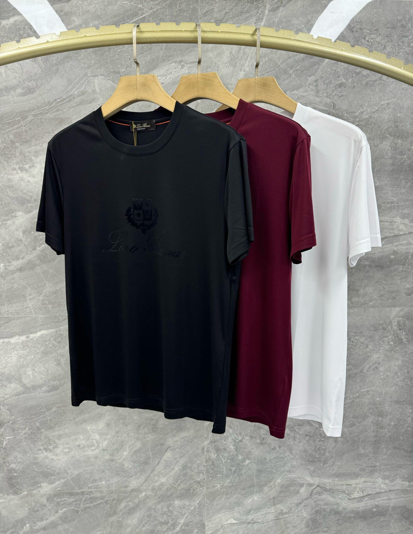 NO:147526,25 spring and summer new Loro pi*na flocking logo mercerized cotton T-shirt, high-end minimalist urban short sleeves for men. Rare orders from the same channel in Italy, top luxury brand LP for elite men, chest flocking logo embellishment, minimalist body shape, perfect interior and exterior matching tool!  Showing the brand's luxurious temperament, a must-have for urban handsome men!  LP, the top luxury brand with a long history and noble luxury from Italy, has been pursuing excellent quality and handicrafts for the past hundred years. The LP products are the best choice in any aspect. They must have styles, effect on the upper body, tailoring, design and design, and they are lasting. The aristocratic aura of the upper body cannot be replaced and they are very classy!  The top-grade mercerized cotton texture, flocking logo pattern modification, and the elasticity and softness brought by high-end fabrics are top-notch. The overall touch is extremely comfortable and the skin-friendly effect is high-end. This item is destined to be born for outfits. The grade and charm are extremely outstanding and eye-catching. The craftsmanship can accurately combine it with the material, which can better demonstrate the brand's grade and fashionable temperament!  Size M-3XL Color Black White Wine Red Size M Bust 100 Shoulder width 46 Sleeve length 20 Sleeve length 66 L Size bust 104 Shoulder width 47 Sleeve length 21 Sleeve length 67 XL Size bust 108 Shoulder width 48 Sleeve length 22 Sleeve length 68 2XL Size bust 112 Shoulder width 49 Sleeve length 23 Sleeve length 69 3XL Size bust 116 Shoulder width 50 Sleeve length 24 Sleeve length 70 Size recommended M code within 130 catties, L code within 130-145 catties, XL code within 145-160 catties, XL code within 160-175 kg, 2XL code within 175-catties, 3XL code within 175-catties.,,loro piana,loro piana,T-shirt,tees,t-shirt,alexander wang1986090925春夏新款Loro pi*na植绒标识丝光棉T恤,男士高端极简都市短袖.意大利同渠道稀有订单,精英级男士必备的顶奢品牌LP,胸前植绒logo点缀,极简的衣身造型,完美的内穿外搭的神器！呈现出品牌的奢华气质范儿,都市型男必备！ 来自意大利历史悠久尊贵奢华的顶奢品牌LP,在过去一百年来Loro Piana一直追求卓越的质量和手工.LP的东西无论是哪个方面都是最好的选择,要款式有款式,要上身效果有效果,要剪裁有剪裁,要设计有设计,而且经久不衰,上身的贵族气场无法替代,并且很有档次！ 顶级丝光棉质地,衣身植绒logo图案修饰,高端面料带来的弹力与柔顺堪称顶级.整体的触感极为舒适,亲肤效果高级,这种单品注定了就是为穿搭所生.档次与魅力更是极为的出色亮眼,工艺能将其与材质精密结合,更能够彰显出品牌的档次与时髦气质所在！尺码M-3XL 颜色黑色 白色 酒红 M码 胸围100 肩宽46 袖长20 衣长66 L码 胸围104 肩宽47 袖长21 衣长67 XL码胸围108 肩宽48 袖长22 衣长68 2XL码 胸围112 肩宽49 袖长23 衣长69 3XL码 胸围116 肩宽50 袖长24 衣长70 尺码推荐 130斤以内穿M码,130-145斤穿L码,145-160斤穿XL码,160-175斤穿2XL码,175-斤穿3XL码.,,loro piana,loro piana,T-shirt,tees，t-shirt,alexander wang,Men's clothing