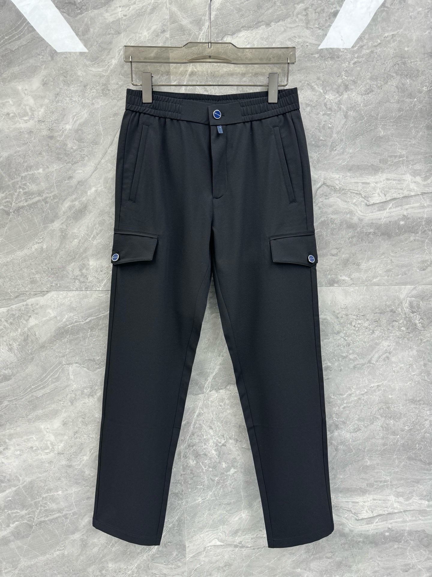 NO:477622,SOLO25 spring and summer new perfectionist Kiton high-end casual trousers, Italian OEM orders, simple and high-end urban temperament style, its excellent matching ability is unquestionable, low-key and luxurious quality. The casual style of the side pocket double pockets, and the straight hip-lifting design is a must-have for business men!  A high-end casual trousers, exquisite metal engraving button embellishment, a label label design on the back of the trouser, a built-in hidden drawstring, a minimalist trouser body shape, an extremely high-end comfort experience. The upper body style is extremely outstanding, and the tailoring effect is extremely excellent. The cost-effectiveness is extremely high, the quality is excellent, and the matching performance is even more powerful. Whether it is matched with short sleeves, shirts, suits, fashion, board shoes, leather shoes, leather boots, casual shoes, it will be very ideal and perfect. High-end polyester fiber spandex blended fabric, breathable, toughness, drape and texture are top-notch, and the texture is already full of excitement. The drape is natural and the touch is extremely wonderful. Only this material can make this style perfect interpretation!  Size M-3XL Color Black Khaki M Waist 74-80 Hip 104 Pants Length 104 L Waist 78-84 Hip 108 Pants Length 105 XL Waist 82-88 Hip 112 Pants Length 106 2XL Waist 86-92 Hip 116 Pants Length 107 3XL Waist 90-96 Hip 120 Pants Length 108 Size recommended for men and women M Waist 130 catties Wide M Waist 130-catties Wide L, -160 catties Wide XL, 160-175 catties Wide 2XL, 175-190 catties Wide 3XL.,,boots,shirts,T-shirt,business suit,alexander wang19860909SOLO25春夏新款完美主义者Kiton高端休闲西裤,意大利代工订单,简约高级的都市气质风范,其出色的搭配能力毋庸置疑,低调奢华品质感.侧兜双口袋的休闲造型,提臀直筒设计,商务型男必备！ 一款高端休闲西裤,精致的金属刻字纽扣点缀,裤后标签铭牌设计,内置隐藏抽绳系带,极简的裤身造型,极致高档的舒适体验.上身的版型极其的出众,剪裁的效果极为精良.性价比极高,品质超赞,搭配性能更是极强.无论是搭配短袖,衬衫,西装,时装,板鞋,皮鞋,皮靴,休闲鞋,都会非常理想,完美的单品. 高端聚酯纤维氨纶混纺面料,透气感,韧性以及垂感还有质感都是顶尖的,质感已经爆棚.且垂感自然,触感极度美妙,也只有这种材质,才能将此款的版型做到一个完美的诠释！尺码M-3XL 颜色黑色 卡其 M码 腰围74-80 臀围104 裤长104 L码 腰围78-84 臀围108 裤长105 XL码腰围82-88 臀围112 裤长106 2XL码 腰围86-92 臀围116 裤长107 3XL码 腰围90-96 臀围120 裤长108 尺码推荐男女同款 女生穿M码 130斤以内穿M码,130-斤穿L码,-160斤穿XL码,160-175斤穿2XL码,175-190斤穿3XL码.,,boots,shirts,T-shirt,business suit,alexander wang,Men's clothing