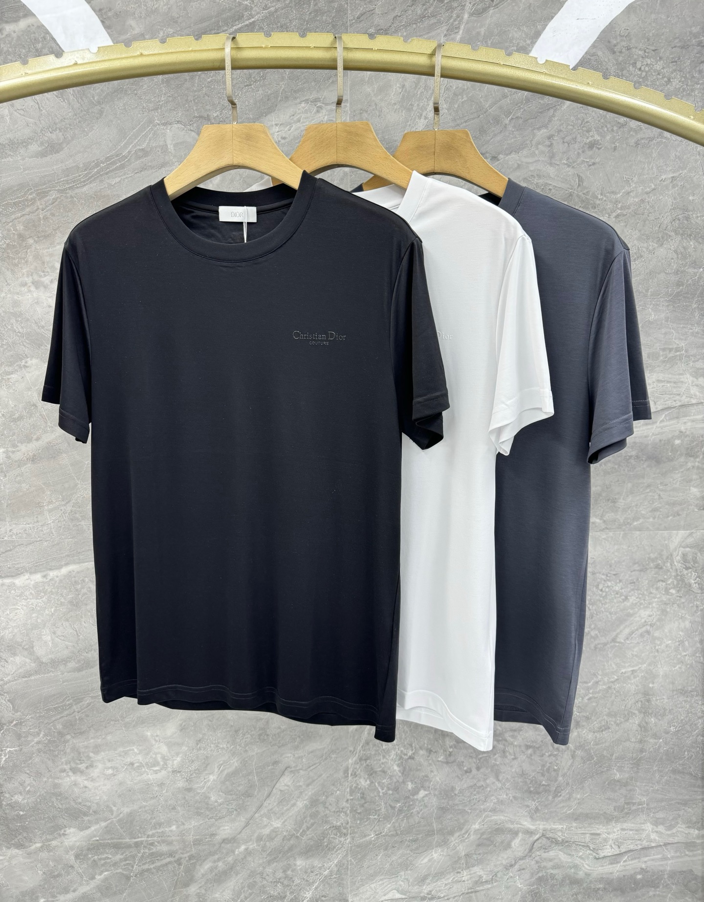 NO:477629,25 Spring and Summer New CD Minimalist Urban Round Neck T-shirt, Men's Glue-pressed logo with versatile short-sleeved texture. Shenzhen Customs Private Order, 'Sun Never Set' Evergreen Daily versatile commuter outfit. Cool and sour acetic acid fabric, iconic Glue-pressed logo embellishment on the chest, small bee embroidery behind, minimalist and atmospheric design, presenting the brand's luxury and elegant temperament style, the best style that must be bought by a handsome man!  Without too much verbal embellishment, the CD pressed slogan logo is a very simple and classic design. The overall style is obvious, with strong recognition, high specifications, and excellent matching ability. This style is also the most basic and commuting existence!  No matter what style, no matter what occasion, no matter how many people, women, young and old, the upper body will meet your needs!  This is also the eternal core concept in the fashion industry. The simpler the more advanced it is!  !  Top knitted acetate fabrics are made of natural cellulose such as wood pulp. The surface has a natural soft pearl-like luster, smooth and delicate touch, and a silk-like luxury. The fabric is naturally drooping and smooth lines. If fashion is a conversation with yourself, acetate fabrics are the listener who understands you the most, without noise, and has its own light. Size M-3XL Color Black Gray White M Size Bust 94 Shoulder width 42 Sleeve length 20 Sleeve length 67 L Size Bust 98 Shoulder width 43 Sleeve length 21 Sleeve length 68 XL Size Bust 102 Shoulder width 44 Sleeve length 22 Sleeve length 69 2XL Size Bust 106 Shoulder width 45 Sleeve length 23 Sleeve length 70 3XL Size Bust 110 Shoulder width 46 Sleeve length 24 Sleeve length 71 Size Recommended  M code within 130 catties, L code within 130-catties, XL code within -160 catties, XL code within 160-175 catties, 2XL code within 175-185 kg, 3XL code within 175-185 catties.,,T-shirt,tees,t-shirt,real silk,alexander wang1986090925春夏新款CD极简都市圆领T恤,男士压胶标识醋酸纤维质地百搭短袖.深圳海关私密订单,“日不落”长青款日常百搭通勤装.清凉酸爽醋酸面料,胸前标志性压胶logo点缀,背后小蜜蜂刺绣,极简大气的设计,呈现出品牌的奢华优雅气质范儿,型男必入的极品款式！ 无需过多的言语点缀,CD压胶标语logo,非常简约经典的设计.整体风格显而易见,辨识度够强,规格够高,搭配能力出色,这种款式也是最为基础最为通勤的存在！无论什么风格,无论什么场合,无论男女老少,上身都将符合你的需求！这也是时装界永恒不变的核心理念,越简单,往往越是高级！！ 顶级针织醋酸面料,以木浆等天然纤维素为原料,表面带有自然柔和的珍珠般光泽,触感顺滑细腻,类似真丝般的奢华感.面料自然下垂,线条流畅.若时尚是一场与自我的对话,醋酸面料便是最懂你的倾听者,不喧哗,自有光.尺码M-3XL 颜色黑色 灰色 白色 M码 胸围94 肩宽42 袖长20 衣长67 L码 胸围98 肩宽43 袖长21 衣长68 XL码胸围102 肩宽44 袖长22 衣长69 2XL码 胸围106 肩宽45 袖长23 衣长70 3XL码 胸围110 肩宽46 袖长24 衣长71 尺码推荐 130斤以内穿M码,130-斤穿L码,-160斤穿XL码,160-175斤穿2XL码,175-185斤穿3XL码 .,,T-shirt,tees，t-shirt,real silk,alexander wang,Men's clothing