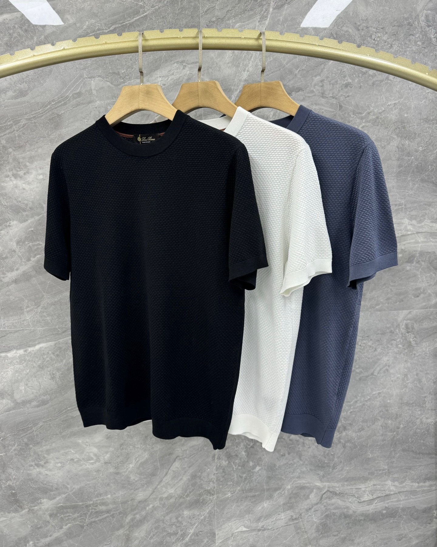 NO:458411,25 Spring and Summer New Loro pi*na Minimalist Pineapple Pattern Knitted Sweater, Men's versatile casual knitted short sleeves. Top domestic sales channels sharing, Italy's rare orders in the same channel, top luxury brand LP for elite men, minimalist body shape, top knitted pineapple pattern fabric, full of elasticity, high-end interior and exterior matching artifact, presenting the brand's luxury temperament style, urban handsome men must have!  LP, the top luxury brand with a long history and noble luxury from Italy, has been pursuing excellent quality and handicrafts for the past hundred years. The LP products are the best choice in any aspect. They must have styles, effect on the upper body, tailoring, design and design, and they are lasting. The aristocratic aura of the upper body cannot be replaced and they are very classy!  The overall shape is elegant and elegant, and the body is not decorated too much. It uses top-grade knitted pineapple pattern fabric, high density and high-purity, full of high-end feeling. The skin feels perfect, the drooping feels natural, and it is super comfortable and pleasant to wear with close body. The texture is different from ordinary knitted fabrics, and the overall threading is very clear and meticulous!  A high-end fashion product that can be distinguished by the naked eye!  Size M-3XL Color Black White Gray M Size Bust 100 Shoulder width 43 Sleeve length 23 Sleeve length 67 L Size Bust 104 Shoulder width 44 Sleeve length 24 Sleeve length 68 XL Size Bust 108 Shoulder width 45 Sleeve length 25 Sleeve length 69 2XL Size Bust 112 Shoulder width 46 Sleeve length 26 Sleeve length 70 3XL Size Bust 116 Shoulder width 47 Sleeve length 27 Sleeve length 71 Size Recommended sizes M Size M Size 130 catties, 130-145 catties, 145-160 catties, 145-160 catties, 160-175 kg, 2XL Size 175-185 catties, 3XL Size..., loro piana, loro piana, T-shirt, alexander wang1986090925春夏新款Loro pi*na极简菠萝纹针织衫,男士百搭休闲针织短袖.顶级内销渠道分享,意大利同渠道稀有订单,精英级男士必备的顶奢品牌LP,极简的衣身造型,顶级针织菠萝纹面料,弹力十足,高端内穿外搭神器,呈现出品牌的奢华气质范儿,都市型男必备！ 来自意大利历史悠久尊贵奢华的顶奢品牌LP,在过去一百年来Loro Piana一直追求卓越的质量和手工.LP的东西无论是哪个方面都是最好的选择,要款式有款式,要上身效果有效果,要剪裁有剪裁,要设计有设计,而且经久不衰,上身的贵族气场无法替代,并且很有档次！ 整体造型大气典雅,衣身无过多修饰.采用顶级针织菠萝纹面料,高密高纯,高级感十足.触肤感完美,垂感自然,贴身穿做超级舒适宜人.质感区分普通针织面料,整体走线做工非常明朗缜密！肉眼可辨的高端的时尚产物！尺码M-3XL 颜色黑色 白色 灰色 M码 胸围100 肩宽43 袖长23 衣长67 L码 胸围104 肩宽44 袖长24 衣长68 XL码胸围108 肩宽45 袖长25 衣长69 2XL码 胸围112 肩宽46 袖长26 衣长70 3XL码 胸围116 肩宽47 袖长27 衣长71 尺码推荐 130斤以内穿M码,130-145斤穿L码,145-160斤穿XL码,160-175斤穿2XL码,175-185斤穿3XL码...,,loro piana,loro piana,T-shirt,alexander wang,Men's clothing