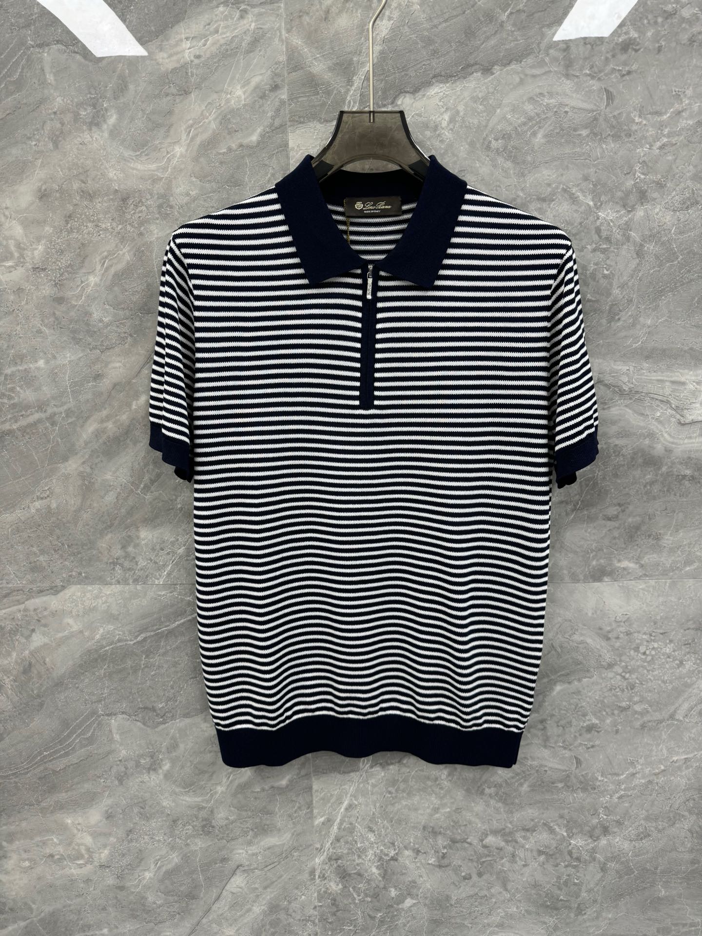 NO:450733,SOLOp 25 spring and summer new Loro pi*na semi-zipper minimalist knit sweater, versatile casual striped contrasting color knitted Polo shirt for men. Domestic sales channels sharing, rare orders from Italy in the same channel, the top luxury brand LP for elite men. Striped contrasting color body shape, semi-zipper lapel design, top knitted pure cotton yarn, full of elasticity. High-end interior and exterior matching artifact, presenting the brand's luxury temperament style, and urban handsome men are essential!  LP, the top luxury brand with a long history and noble luxury from Italy, has been pursuing excellent quality and handicrafts for the past hundred years. The LP products are the best choice in any aspect. They must have styles, effect on the upper body, tailoring, design and design, and they are lasting. The aristocratic aura of the upper body cannot be replaced and they are very classy!  The overall shape is elegant and elegant, with semi-zippered lace design, metal engraved zipper head, striped contrasting body, without excessive modification. It uses top-grade cotton knitted fabric, high-density and high-quality feeling. It has a perfect touch, natural drape, and is super comfortable and pleasant to wear with close body. The texture is different from ordinary knitted fabrics, and the overall threading workmanship is very clear and meticulous!  A high-end fashion product that can be distinguished by the naked eye!  Size M-3XL Color Black and White Top Blue Size M Bust Shoulder Width 42 Sleeve Length 23 Sleeve Length 67 Size L Bust 104 Sleeve Width 43 Sleeve Length 24 Sleeve Length 68 XL Bust 108 Sleeve Width 44 Sleeve Length 25 Sleeve Length 69 2XL Bust 112 Sleeve Width 45 Sleeve Length 26 Sleeve Length 70 3XL Bust 116 Sleeve Width 46 Sleeve Length 27 Sleeve Length 71 Size Recommended sizes: M size within 130 catties, L size 130-145 catties, XL size 145-160 kg, XL size 160-175 catties, 2XL size 175-185 catties, 3XL size., loro piana, loro piana, alexander wang19860909SOLOp 25春夏新款Loro pi*na半拉链极简针织衫,男士百搭休闲条纹撞色针织Polo衫.内销渠道分享,意大利同渠道稀有订单,精英级男士必备的顶奢品牌LP.条纹撞色衣身造型,半拉链翻领设计,顶级针织纯棉纱线,弹力十足.高端内穿外搭神器,呈现出品牌的奢华气质范儿,都市型男必备！ 来自意大利历史悠久尊贵奢华的顶奢品牌LP,在过去一百年来Loro Piana一直追求卓越的质量和手工.LP的东西无论是哪个方面都是最好的选择,要款式有款式,要上身效果有效果,要剪裁有剪裁,要设计有设计,而且经久不衰,上身的贵族气场无法替代,并且很有档次！ 整体造型大气典雅,半拉链衣襟设计,金属刻字拉链头,条纹撞色衣身,无过多修饰.采用顶级棉质针织面料,高密高纯,高级感十足.触肤感完美,垂感自然,贴身穿做超级舒适宜人.质感区分普通针织面料,整体走线做工非常明朗缜密！肉眼可辨的高端的时尚产物！尺码M-3XL 颜色黑白 上青 M码 胸围 肩宽42 袖长23 衣长67 L码 胸围104 肩宽43 袖长24 衣长68 XL码胸围108 肩宽44 袖长25 衣长69 2XL码 胸围112 肩宽45 袖长26 衣长70 3XL码 胸围116 肩宽46 袖长27 衣长71 尺码推荐 130斤以内穿M码,130-145斤穿L码,145-160斤穿XL码,160-175斤穿2XL码,175-185斤穿3XL码.,,loro piana,loro piana,alexander wang,Men's clothing