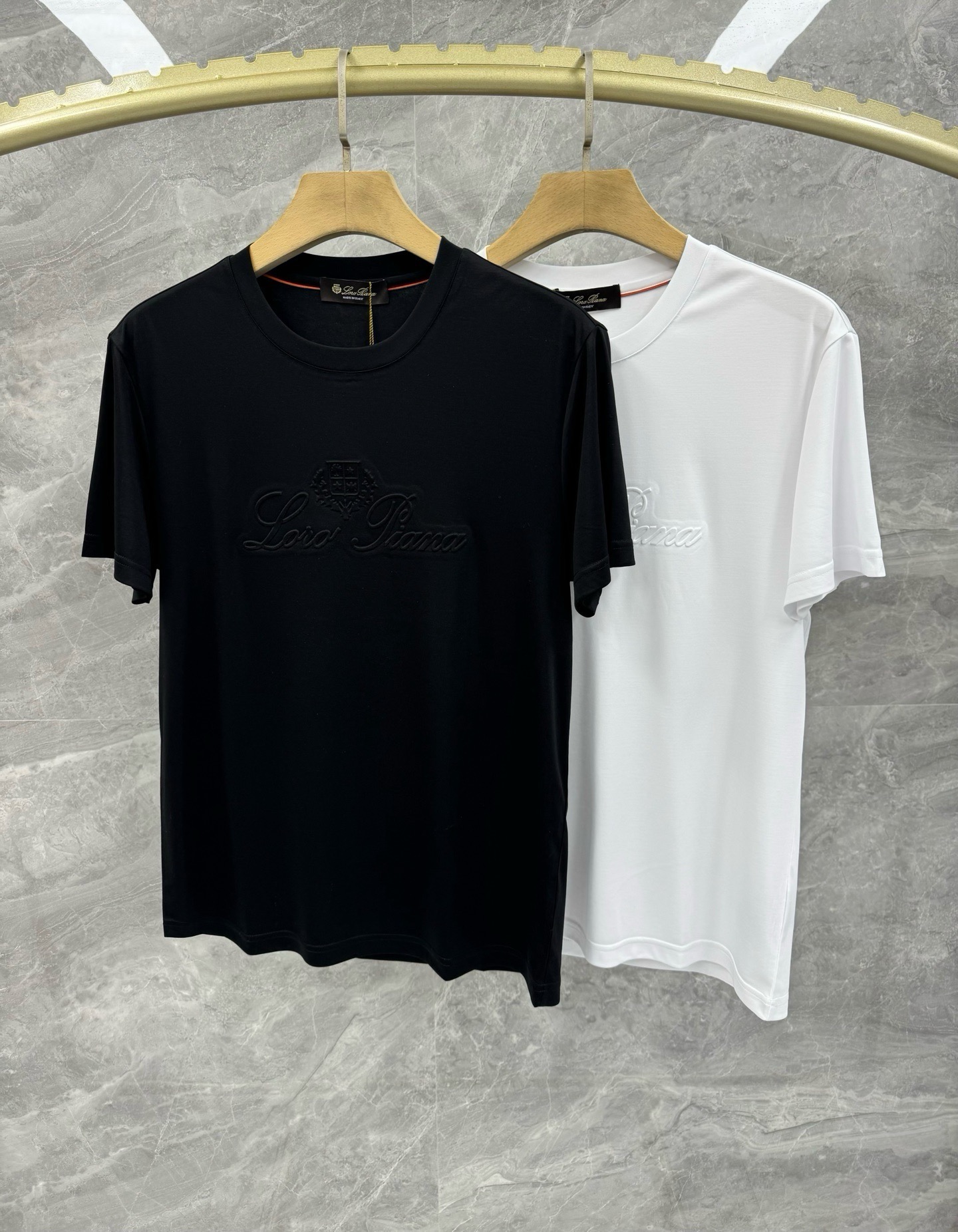 NO:450715,SOLO 25 spring and summer new Loro pi*na three-dimensional embossed mercerized cotton T-shirt, high-end minimalist urban short sleeves for men. Rare orders from the same channel in Italy, the top luxury brand LP for elite men, embossed logo embellishment on the chest, minimalist body shape, perfect interior and exterior matching tool!  Showing the brand's luxurious temperament, a must-have for urban handsome men!  LP, the top luxury brand with a long history and noble luxury from Italy, has been pursuing excellent quality and handicrafts for the past hundred years. The LP products are the best choice in any aspect. They must have styles, effect on the upper body, tailoring, design and design, and they are lasting. The aristocratic aura of the upper body cannot be replaced and they are very classy!  The top-grade mercerized cotton texture, embossed embossed logo for the body, and the elasticity and softness brought by the modal are top-notch. The overall touch is extremely comfortable and the skin-friendly effect is high-end. This item is destined to be born for outfits, perfectly meeting the needs of various outfits. The grade and charm are extremely outstanding and eye-catching. The craftsmanship can accurately combine it with the material, which can better demonstrate the brand's grade and fashionable temperament!  Size M-3XL Color Black White Size M Bust Shoulder Width 46 Sleeve Length 20 Sleeve Length 66 L Bust 104 Sleeve Length 47 Sleeve Length 21 Sleeve Length 67 XL Bust 108 Sleeve Length 48 Sleeve Length 22 Sleeve Length 68 2XL Bust 112 Sleeve Length 49 Sleeve Length 23 Sleeve Length 69 3XL Bust 116 Sleeve Length 50 Sleeve Length 24 Sleeve Length 70 Size Recommended M Sizes within 130 catties, 130-145 catties, 145-160 catties, 145-160 catties, 160-175 kg, 175-185 catties, 3XL.,,loro piana,loro piana,T-shirt,tees,t-shirt,alexander wang19860909SOLO 25春夏新款Loro pi*na立体浮雕丝光棉T恤,男士高端极简都市短袖.意大利同渠道稀有订单,精英级男士必备的顶奢品牌LP,胸前凹凸压纹logo点缀,极简的衣身造型,完美的内穿外搭的神器！呈现出品牌的奢华气质范儿,都市型男必备！ 来自意大利历史悠久尊贵奢华的顶奢品牌LP,在过去一百年来Loro Piana一直追求卓越的质量和手工.LP的东西无论是哪个方面都是最好的选择,要款式有款式,要上身效果有效果,要剪裁有剪裁,要设计有设计,而且经久不衰,上身的贵族气场无法替代,并且很有档次！ 顶级丝光棉质地,衣身凹凸压纹logo修饰,莫代尔带来的弹力与柔顺堪称顶级.整体的触感极为舒适,亲肤效果高级,这种单品注定了就是为穿搭所生,完美的符合各种穿搭的所需.档次与魅力更是极为的出色亮眼,工艺能将其与材质精密结合,更能够彰显出品牌的档次与时髦气质所在！尺码M-3XL 颜色黑色 白色 M码 胸围 肩宽46 袖长20 衣长66 L码 胸围104 肩宽47 袖长21 衣长67 XL码胸围108 肩宽48 袖长22 衣长68 2XL码 胸围112 肩宽49 袖长23 衣长69 3XL码 胸围116 肩宽50 袖长24 衣长70 尺码推荐 130斤以内穿M码,130-145斤穿L码,145-160斤穿XL码,160-175斤穿2XL码,175-185斤穿3XL码.,,loro piana,loro piana,T-shirt,tees，t-shirt,alexander wang,Men's clothing