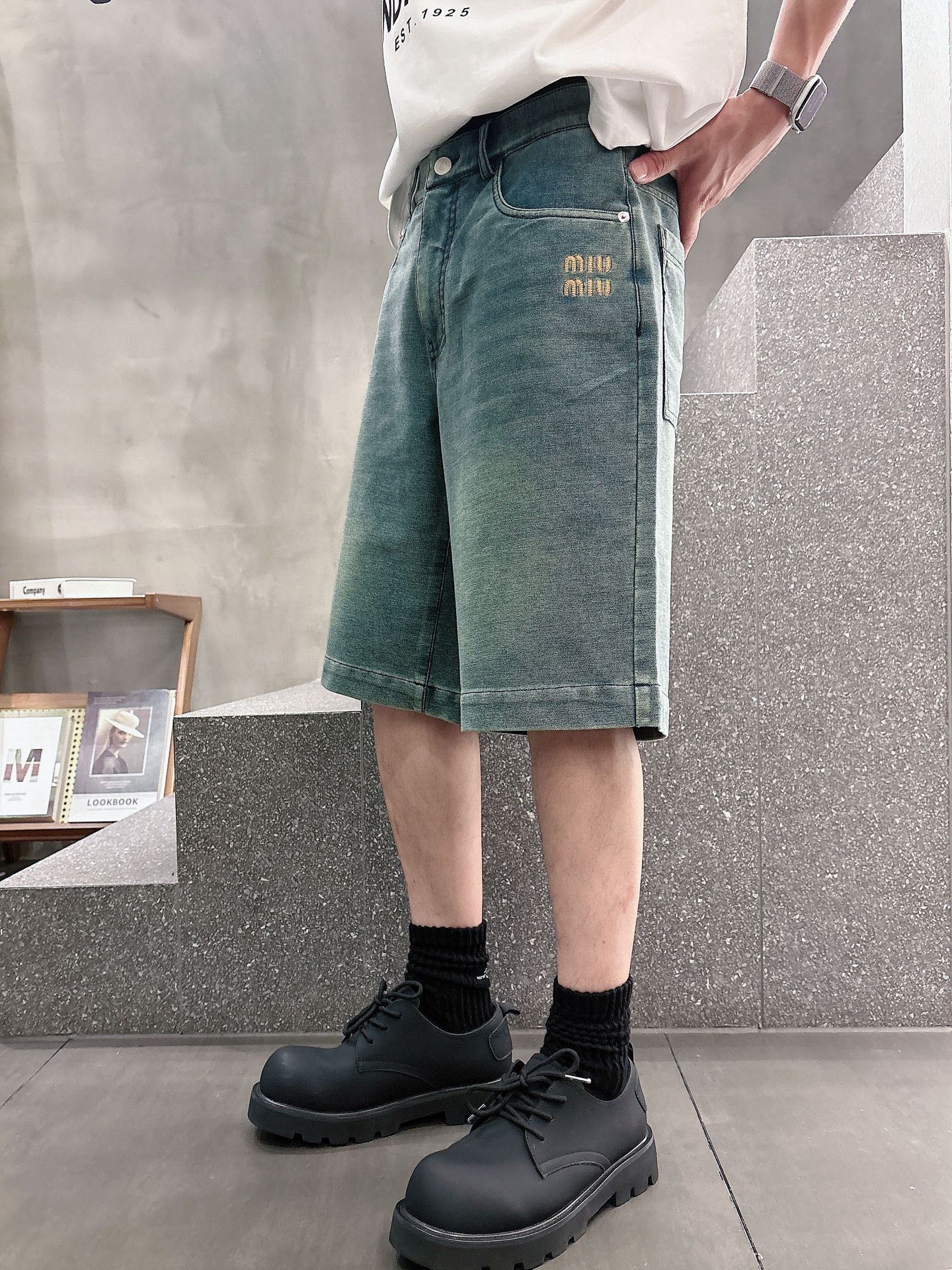 Miumiu High-End Water-Washed Jeans: Japanese Cotton, Embroidery Logo, YKK Zipper - 图片 1