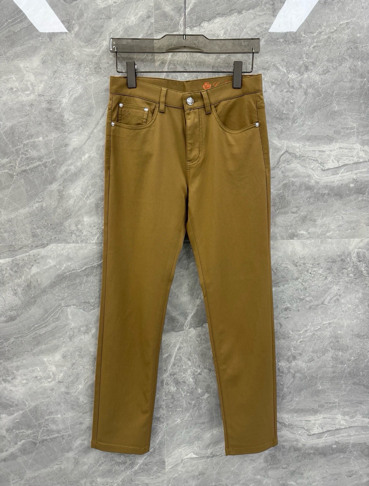 NO:414062,SOLO spring and summer new Loro pi*na modal blended woven casual pants, high-end elite men's must-have minimalist urban soft jeans. Rare orders from the same channel in Italy, single items from the top luxury brand LP, minimalist trousers and straight-leg casual style, perfect matching artifact!  The leather nameplate logo on the back of the pants presents the brand's luxurious temperament, a must-have for urban handsome men!  LP, the top luxury brand with a long history and noble luxury from Italy, has been pursuing excellent quality and handicrafts for the past hundred years. The LP products are the best choice in any aspect. They must have styles, effect on the upper body, tailoring, design and design, and they are lasting. The aristocratic aura of the upper body cannot be replaced and they are very classy!  Electroplating engraved metal buttons, leather nameplate design on the back of the trousers, top-quality modal blended soft denim fabric, the elasticity and softness brought by modal are top-notch. The overall touch is extremely comfortable and the skin-friendly effect is high-end. This item is destined to be born for outfits, perfectly meeting the needs of various outfits. The grade and charm are extremely outstanding and eye-catching. The craftsmanship can accurately combine it with the material, and can better demonstrate the brand's grade and fashionable temperament!  Size 30-36 (no 35) Color camel Black Apricot 30 Size 30 Waist 76 Hip 100 Trouser legs 34 Trouser length 101 Size 31 Waist 81 Hip 104 Trouser legs 36 Trouser length 102 Size 32 Waist 86 Hip 108 Trouser legs 38 Trouser length 103 Size 33 Waist 90 Hip 112 Trouser legs 40 Trouser length 104 Size 34 Waist 94 Hip 116 Trouser legs 42 Trouser length 105 Size 36 Waist 98 Hip 120 Trouser legs 44 Trouser length 106  Size recommended to wear 30 sizes within 125 catties, 31 sizes within 125-135 catties, 32 sizes within 135-145 catties, 33 sizes within 145-160 kg, 34 sizes within 160-175 kg, 36 sizes within 175-185 catties, 36 sizes within 175-185 kg, 30 kg, 30 kg, 30 kg, 30 kg, 30 kg, 30 catties, 30 kg, 30 kg, 30 kg, 30 kg, 30 kg, 30 catties, 30 kg, 30 kg, 30 kg, 30 kg, 10 kg, 10 kg, 10 kg, 10 kg, 10 kg, 10 kg, 1019860909SOLO春夏新款Loro pi*na莫代尔混纺梭织休闲裤,高端精英男士必备极简都市软牛仔长裤.意大利同渠道稀有订单,精英级顶奢品牌LP的单品,极简的裤身与直筒休闲造型,完美的搭配神器！裤后皮革铭牌标识,呈现出品牌的奢华气质范儿,都市型男必备！ 来自意大利历史悠久尊贵奢华的顶奢品牌LP,在过去一百年来Loro Piana一直追求卓越的质量和手工.LP的东西无论是哪个方面都是最好的选择,要款式有款式,要上身效果有效果,要剪裁有剪裁,要设计有设计,而且经久不衰,上身的贵族气场无法替代,并且很有档次！ 电镀刻字金属纽扣,裤后皮革铭牌设计,顶级莫代尔混纺软牛仔面料,莫代尔带来的弹力与柔顺堪称顶级.整体的触感极为舒适,亲肤效果高级,这种单品注定了就是为穿搭所生,完美的符合各种穿搭的所需.档次与魅力更是极为的出色亮眼,工艺能将其与材质精密结合,更能够彰显出品牌的档次与时髦气质所在！尺码30-36（无35）颜色驼色 黑色 杏色 30码 腰围76 臀围100 裤脚34 裤长101 31码 腰围81 臀围104 裤脚36 裤长102 32码 腰围86 臀围108 裤脚38 裤长103 33码 腰围90 臀围112 裤脚40 裤长104 34码 腰围94 臀围116 裤脚42 裤长105 36码 腰围98 臀围120 裤脚44 裤长106 尺码推荐125斤以内穿30码,125-135斤穿31码,135-145斤穿32码,145-160斤穿33码,160-175斤穿34码,175-185斤穿36码,,loro piana,loro piana,alexander wang,Men's clothing