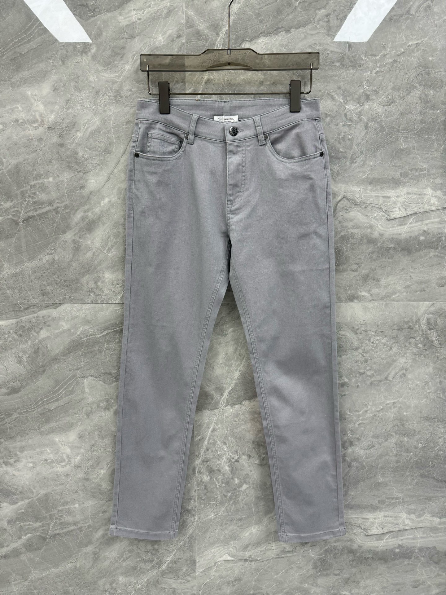 NO:414115,25 spring and summer new BC craftsmanship-selected stretch jeans, men's leather nameplate design, summer light color casual jeans. Shared by top domestic sales channels, Italian top luxury brand Brunello Cuci*elli. Classic cut super elastic, top heavy-duty materials, super versatile commuter jeans that cannot be rejected by any style, any age, or any season. It is made of unique washing materials, fresh and elegant summer colors, classic embroidered logos, and leather labels on the back waist, cleverly highlights the charm of the brand. The upper body is full of highlights, the brand is highly recognizable, and the straight-tube style configuration is more suitable for daily wear.  Made of blended cotton imported from Japan, and incorporates elastic fibers. The very high-end washing black luster can make the texture and color look as good as the texture and color. The fabric is excellent for the upper body, the classic, exquisite and precise straight-tube cutting design, and the hip lifting effect is excellent. The moderate thickness is a must-have style across all seasons!  Size 30-38 (35) Light apricot light gray size 30 Waist 74 Hips 100 Trouser legs 33 Trouser length 101 Size 31 Waist 78 Hips 104 Trouser legs 35 Trouser length 102 Size 32 Waist 81 Hips 108 Trouser legs 36 Trouser length 103 Size 33 Waist 84 Hips 111 Trouser legs 38 Trouser length 104 Size 34 Waist 88 Hips 114 Trouser legs 40 Trouser length 105 Size 35 Waist 91 Hips 118 Trouser legs 41 Trouser length 106 Size 36 Waist 95 Hips 121 Trouser legs 43 Trouser length 106 Size 38 Waist 99 Hips 125 Trouser legs 45 Trouser length 107  Size recommended to wear 30 sizes within 125 catties, 31 sizes within 125-135 catties, 32 sizes within 135-145 catties, 33 sizes within 145-155 catties, 34 sizes within 155-165 catties, 35 sizes within 165-175 catties, 36 sizes within 175-185 catties, 38 sizes within 185-200 catties, 38 sizes within 1, brunello cucinelli, jeans, alexander wang1986090925春夏新款BC匠心所选弹力牛仔裤,男士皮革铭牌设计夏日淡色系休闲牛仔裤.顶级内销渠道分享,意大利顶级奢侈品牌Brunello Cuci*elli.经典裁剪超强弹力,顶级的重工材质打造,任何风格,任何年龄,任何季节,都无法拒绝的超级百搭通勤牛仔裤. 采用独特的水洗材质打造,夏日清新淡雅色泽,经典刺绣logo标识,后腰皮革标签点缀,巧妙的彰显品牌魅力所在.上身的看点满满,品牌的辨识度极强,并且直筒版型配置更为适合日常的穿搭所需. 采用日本进口的混纺棉材质打造而成,并且融入弹性纤维,非常高级的水洗黑色泽,方才能有如斯的质感与色彩.面料极好上身舒适,经典精湛精准的直筒版型裁剪设计,提臀修身显瘦效果极佳,适中的厚度更是能横跨四季必入好款！尺码30-38（有35）颜色浅杏 浅灰 30码 腰围74 臀围100 裤脚33 裤长101 31码 腰围78 臀围104 裤脚35 裤长102 32码 腰围81 臀围108 裤脚36 裤长103 33码 腰围84 臀围111 裤脚38 裤长104 34码 腰围88 臀围114 裤脚40 裤长105 35码 腰围91 臀围118 裤脚41 裤长106 36码 腰围95 臀围121 裤脚43 裤长106 38码 腰围99 臀围125 裤脚45 裤长107 尺码推荐125斤以内穿30码,125-135斤穿31码,135-145斤穿32码,145-155斤穿33码,155-165斤穿34码,165-175斤穿35码,175-185斤穿36码,185-200斤穿38码,,brunello cucinelli,jeans,alexander wang,Men's clothing