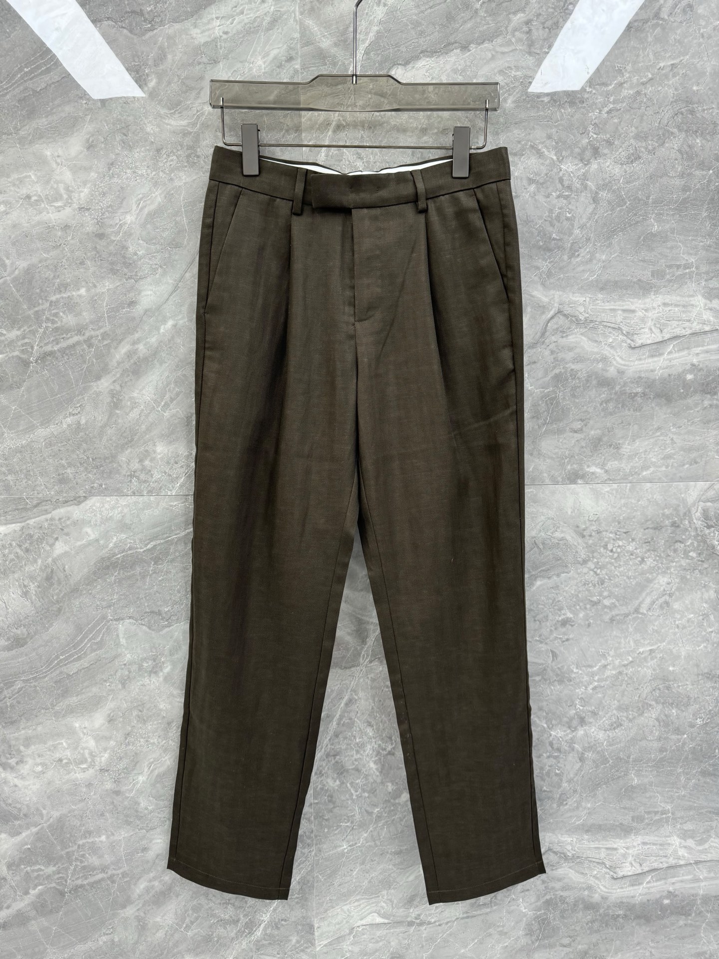 NO:414099,25 spring and summer new Loro pi*na natural linen trousers, high-end elite men must have minimalist urban straight trousers. Rare orders from the same channel in Italy, single products from the top luxury brand LP, strictly select high-end linen fiber blend texture, minimalist trousers and straight casual style, perfect matching artifact, must-have for urban handsome men!  LP, the top luxury brand with a long history and noble luxury from Italy, has been pursuing excellent quality and handicrafts for the past hundred years. The LP products are the best choice in any aspect. They must have styles, effect on the upper body, tailoring, design and design, and they are lasting. The aristocratic aura of the upper body cannot be replaced and they are very classy!  The minimalist trousers are made of linen-blend material. After several special craftsmanship, it perfectly maintains its comfort and texture beauty. The texture structure restores the natural pure and simple nature of linen, light and soft, quite durable, low-key and elegant, full of artistic conception. It has excellent breathability and moisture absorption, and is particularly comfortable in skin-friendly. There is no problem in wearing it for three seasons!  Size 30-38 (35) Size 30 Waist 76 Hips 106 Trousers 103 Size 31 Waist 80 Hips 109 Trousers 104 Size 32 Waist 83 Hips 112 Trousers 104 Size 33 Waist 86 Hips 116 Trousers 105 Size 34 Waist 89 Hips 119 Trousers 106 Size 35 Waist 93 Hips 112 Trousers 107 Size 36 Waist 96 Hips 116 Trousers 108 Size 38 Waist 99 Hips 120 Trousers 109  Size recommended to wear 30 yards within 130 catties, 31 yards within 130-140 catties, 32 yards within 140-150 catties, 33 yards within 150-160 kg, 34 yards within 160-170 catties, 36 yards within 170-180 catties, 36 yards within 180-195 catties, 38 yards within 1, 30-195 catties, 30 pounds within 1, 30 pounds within 1, 30 pounds within 1, 30 pounds within 1, 30 pounds within 1, 30 pounds within 1, 30 pounds within 1, 30 pounds within 1, 30 pounds within 1, 30 pounds within 1, 30 pounds within1986090925春夏新款Loro pi*na天然亚麻西裤,高端精英男士必备极简都市直筒长裤.意大利同渠道稀有订单,精英级顶奢品牌LP的单品,严选高端亚麻纤维混纺质地,极简的裤身与直筒休闲造型,完美的搭配神器,都市型男必备！ 来自意大利历史悠久尊贵奢华的顶奢品牌LP,在过去一百年来Loro Piana一直追求卓越的质量和手工.LP的东西无论是哪个方面都是最好的选择,要款式有款式,要上身效果有效果,要剪裁有剪裁,要设计有设计,而且经久不衰,上身的贵族气场无法替代,并且很有档次！ 极简的西裤造型,面料选用亚麻混纺材质,经过多道特殊工艺的洗礼,完美的保持了它的舒适感与肌理美感.纹理构造还原了亚麻自然纯粹与质朴的本性,轻盈柔软,相当耐看,低调儒雅,意境十足.透气性与吸湿性极佳,亲肤感尤为舒适,三季穿着无丝毫问题！尺码30-38（有35） 30码 腰围76 臀围106 裤长103 31码 腰围80 臀围109 裤长104 32码 腰围83 臀围112 裤长104 33码 腰围86 臀围116 裤长105 34码 腰围89 臀围119 裤长106 35码 腰围93 臀围112 裤长107 36码 腰围96 臀围116 裤长108 38码 腰围99 臀围120 裤长109 尺码推荐130斤以内穿30码,130-140斤穿31码,140-150斤穿32码,150-160斤穿33码,160-170斤穿34码,170-180斤穿36码,180-195斤穿38码,,loro piana,loro piana,alexander wang,Men's clothing