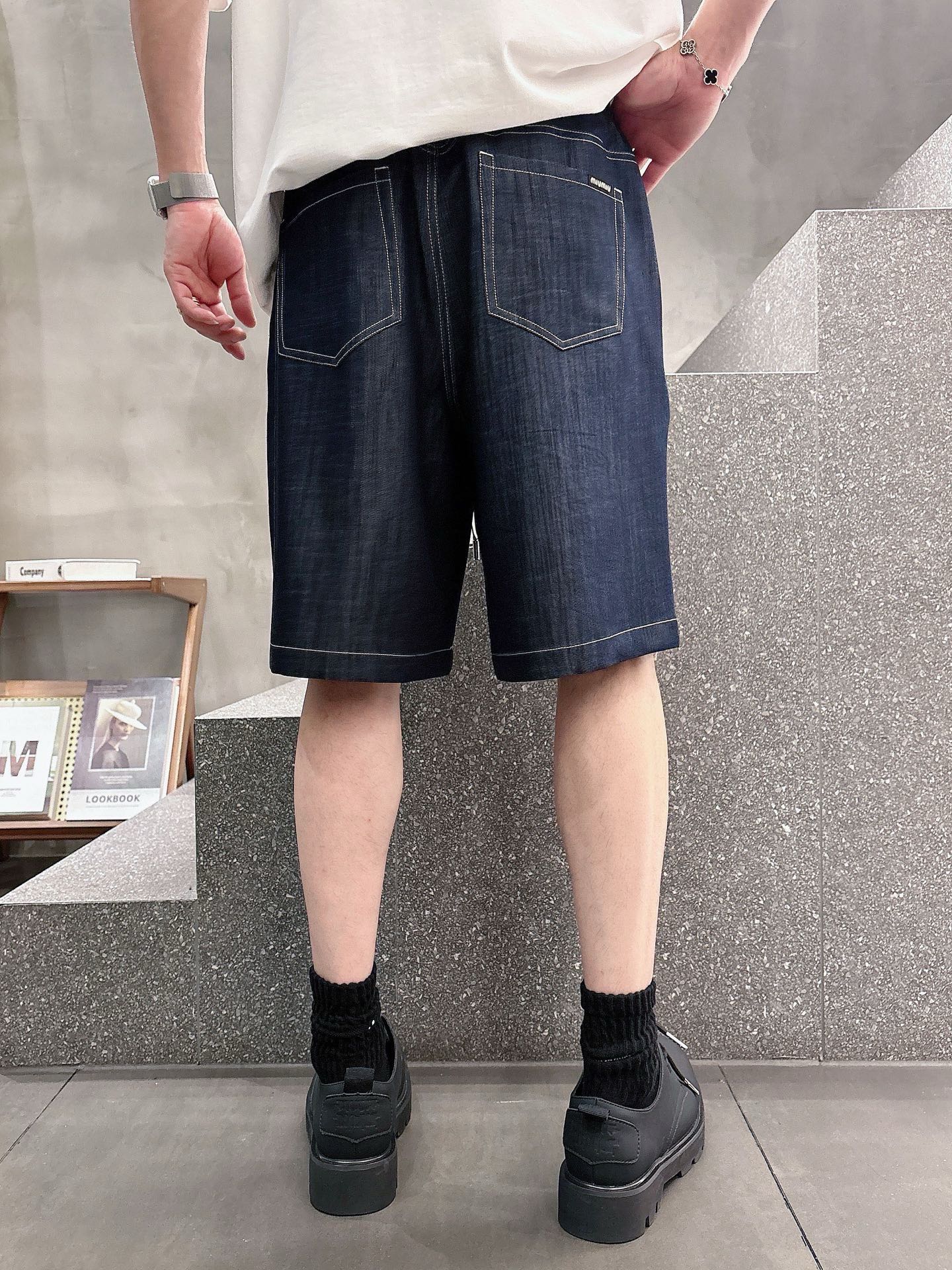 Luxurious Silk Men’s Embroidered Shorts in Cowboy Colors for Summer Fashion - 图片 2