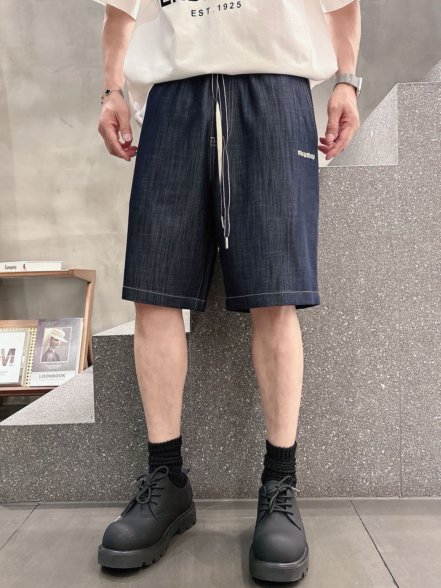 Luxurious Silk Men’s Embroidered Shorts in Cowboy Colors for Summer Fashion - 图片 1