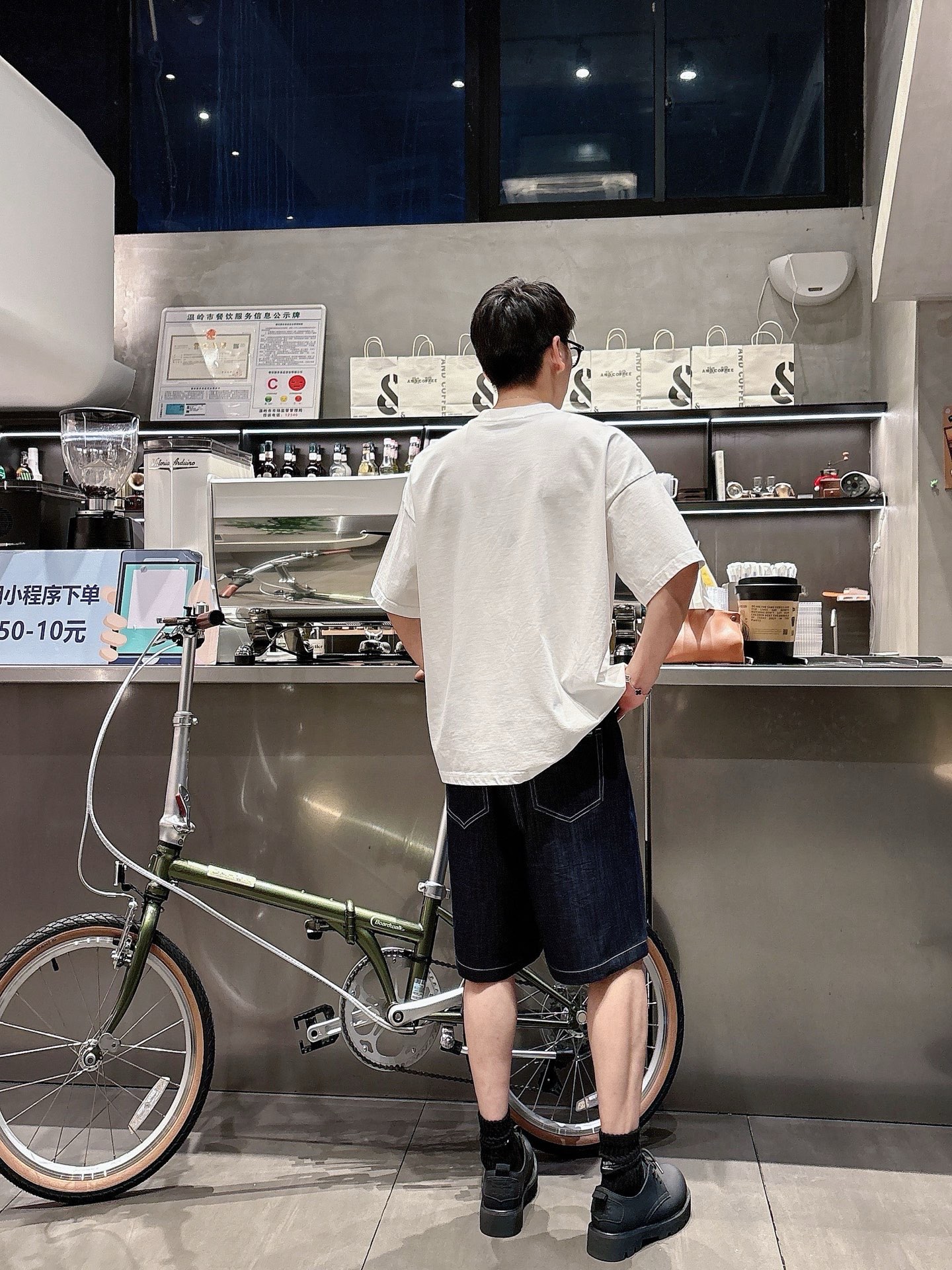 Luxurious Silk Men’s Embroidered Shorts in Cowboy Colors for Summer Fashion - 图片 5