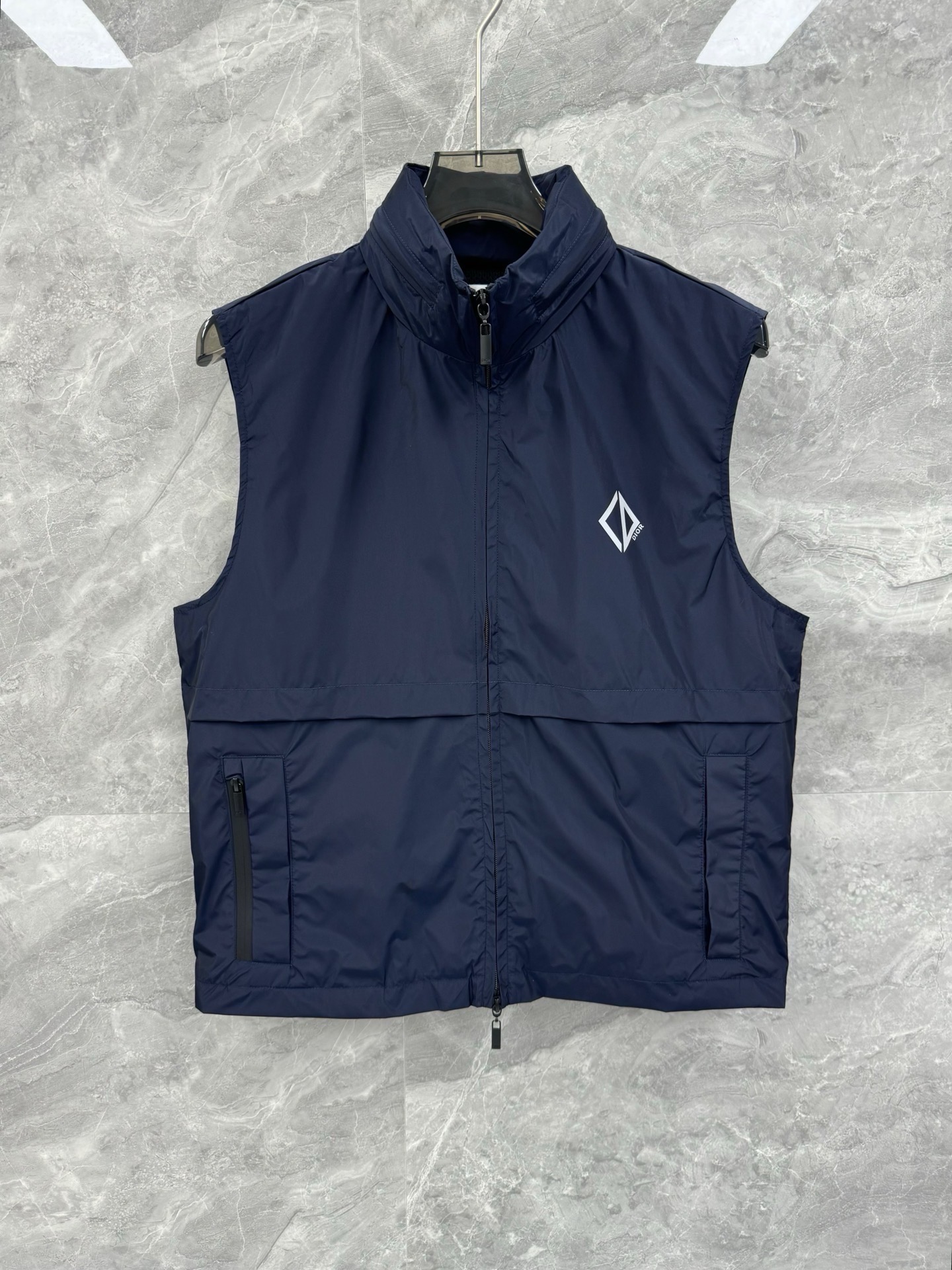 NO:515281,New spring and summer CD storage hooded thin zipper vest, men's 3M reflective logo logo outdoor technology nylon sleeveless jacket. CD high-end outdoor series, technology nylon yarn fabric, a must-have for outdoor hiking and mountaineering, lightweight, breathable and smooth. Super strong combination with upper body performance, a high-standard item that must not be missed!  !  Simple and distinctive outdoor sports items, the upper body can carry all styles and matching. The 3M reflective glue logo embellishment and electroplated engraved metal zipper are enough to show the charm and fashion sense of the brand. The storage hoodable design shape can move freely while exercising and will not affect the normal swing of the arms. Whether it is matched with sports pants or casual wear, the light vest can show unique charm. Customer-supplied imported technology nylon yarn fabric, light and breathable, scald-free and wrinkle-proof. The very high-end texture gives people a very unique sense of dressing performance, excellent skin feeling, extremely practical wearability, exquisite details, extremely perfect inner edge and liner, first-class packaging, and a top-notch quality that can be found!  Size M-2XL Color Navy Black Size M Bust 110 Shoulder width 42 Clothes length 66 L Size bust 116 Shoulder width 44 Clothes length 68 XL Size bust 120 Shoulder width 45 Clothes length 69 2XL Size bust 124 Shoulder width 47 Clothes length 71 Size recommended M sizes within 130 catties, L size 130-145 catties, XL size 145-160 catties, XL size 160-180 catties, 2XL size, Jackets & coats, Hats, Alexander wang19860909春夏新款CD可收纳式连帽轻薄拉链马甲,男士3M反光logo标识户外科技尼龙无袖外套.CD高端户外系列,科技尼龙纱线面料,户外徒步登山必备,轻便透气爽滑.超强搭配上身性能,绝对不能错过的高规格单品！！ 简约有特色的户外运动单品,上身可以承载一切的风格搭配.3M反光压胶logo点缀,电镀刻字金属拉链,足以彰显品牌魅力跟时尚感.可收纳式连帽的设计造型,在运动的同时行动自如,不会影响手臂的正常摆动.无论是搭配运动裤还是休闲装,轻便马甲都能展现出独特的魅力. 客供进口科技尼龙纱线面料,轻薄透气,免烫防皱.非常高档次的质地,给人非常独特的穿搭性能感,贴肤感受极佳,实穿性极高,细节精湛考究,内里包边及走线极致完美,包装品相一流,可遇而不可求的极品！尺码M-2XL 颜色藏青色 黑色  M码 胸围110 肩宽42 衣长66 L码 胸围116 肩宽44 衣长68 XL码胸围120 肩宽45 衣长69 2XL码 胸围124 肩宽47 衣长71 尺码推荐130斤以内穿M码,130-145斤穿L码,145-160斤穿XL码,160-180斤穿2XL码,,jackets & coats,hats,alexander wang,Men's clothing