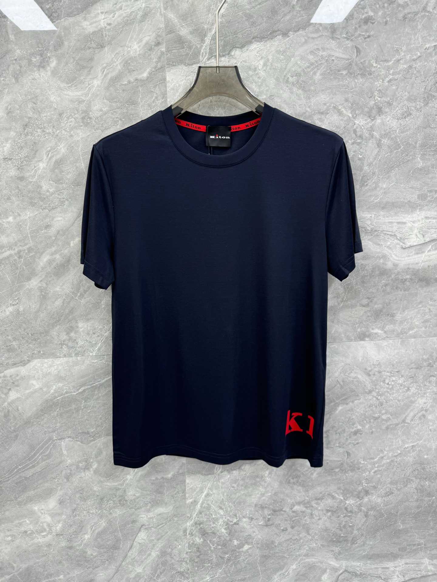 NO:440230,The new spring and summer perfectionist Kiton high-end Tennis acetate fabric T-shirt, Italian OEM order, flocking printed logo on the hem, simple and high-end urban temperament style, its excellent matching ability is undoubtedly, a slim-fitting design, a low-key and luxurious sense of quality, a must-have for business men!  The close-fitting design, flocked printed logo embellishment on the hem, exquisite and smooth line details, and the texture is perfect. It uses high-needle high-density 80-piece acetate tiny fabric, which is silky and resistant to creping, moisture-absorbing and sweating, easy to wash and quick dry, and has its own luster. It looks luxurious and atmospheric, especially the car line craftsmanship is very distinctive, and it uses a dotted three Hasselblad line, exactly the same as the counter!  Size M-3XL Color Black White Size M Bust 98 Shoulder width 44 Sleeve length 20 Sleeve length 68 L Size bust 102 Shoulder width 45 Sleeve length 21 Sleeve length 69 XL Size bust 106 Shoulder width 46 Sleeve length 22 Sleeve length 70 2XL Size bust 110 Shoulder width 47 Sleeve length 23 Sleeve length 71 3XL Size bust 114 Shoulder width 48 Sleeve length 24 Sleeve length 72 Size recommended M code within 130 catties, L code within 130-145 catties, XL code within 145-160 catties, XL code within 160-175 kg, 2XL code within 175-185 catties, 3XL code, tees, t-shirt, alexander wang19860909春夏新款完美主义者Kiton高端醋酸天丝面料T恤,意大利代工订单,下摆植绒印花标识,简约高级的都市气质风范,其出色的搭配能力毋庸置疑,修身显身材的设计,低调奢华品质感,商务型男必备！ 贴身的版型设计,下摆植绒印花logo点缀,精湛平顺的走线细节,质感完美至极,采用高针高密80支醋酸天丝面料,丝滑抗绉,吸湿排汗,易洗速干,自带光泽,看着就奢华大气,尤其是车线工艺非常有特点,采用点三哈苏线,跟专柜一模一样！尺码M-3XL 颜色黑色 白色 M码 胸围98 肩宽44 袖长20 衣长68 L码 胸围102 肩宽45 袖长21 衣长69 XL码胸围106 肩宽46 袖长22 衣长70 2XL码 胸围110 肩宽47 袖长23 衣长71 3XL码 胸围114 肩宽48 袖长24 衣长72 尺码推荐 130斤以内穿M码,130-145斤穿L码,145-160斤穿XL码,160-175斤穿2XL码,175-185斤穿3XL码,,tees，t-shirt,alexander wang,Men's clothing