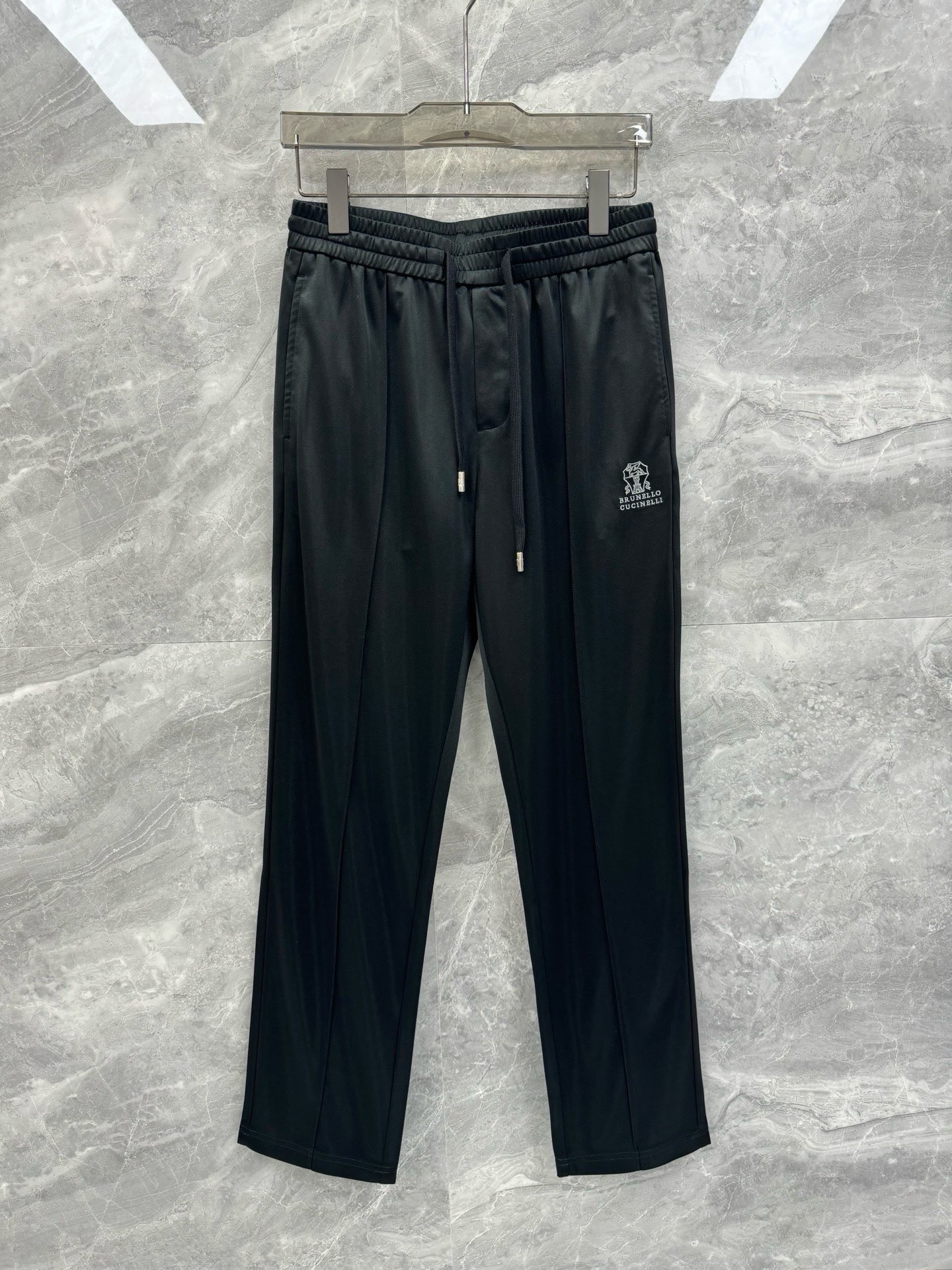 NO:440223,25 spring and summer new BC high-end BC acetate fabric casual trousers, Italian OEM orders, simple and high-end urban temperament style, low-key and luxurious quality, and the same cabinet-level quality. Top 1000 acetic acid film has a light and smooth touch. As a classic combination of simple elements for boys, it is also one of the must-have styles for men!  All BC clothing uses the top-notch fabrics in the clothing industry today, and the unique traditional handicrafts in Italy make the brand known as 'the real luxury in the clothing industry'. Each piece of clothing will be checked at least 6 times inside and outside before it is released to ensure that all quality can reach the level of Brunello Cuci*elli. BC’s things are undoubtedly the best choice in any aspect. They must have styles, the upper body effect must be effective, tailored, and designed, and they are lasting. The aristocratic aura of the upper body cannot be replaced and they are very classy!  A high-end casual trousers, minimalist trouser body shape, iconic embroidery pattern embellishment. High-end Tennis acetate blend fabric has a light and smooth feel, breathable, and the upper body is extremely outstanding. The tailoring effect is extremely excellent, and the leg shape will also look very good. The cost-effectiveness is extremely high, the quality is excellent, and the matching performance is even more powerful. It can be said that no man can resist the temptation of this style, and no man does not want to have such a trouser item. Size M-3XL Color black Apricot Navy M Size Waist 72-82 Hip 104 Trouser length 105 L Size Waist 76-86 Hip 108 Trouser length 106 XL Size Waist 80-90 Hip 112 Trouser length 107 2XL Size Waist 84-94 Hip 116 Trouser length 108 3XL Size  Waist circumference 88-98 hip circumference 120 pants length 109 size recommendation size M size within 130 catties, L size 130-145 catties, XL size 145-160 catties, XL size 160-175 catties, 2XL size 175-190 catties, 3XL size, brunello cucinelli, alexander wang1986090925春夏新款BC高端醋酸天丝面料休闲长裤,意大利代工订单,简约高级的都市气质风范,低调奢华品质感,同柜级别品质.顶级醋酸天丝面料,触感轻薄爽滑透气,作为男生简约元素经典搭配,也是男士必入的款式之一！ BC所有服饰均选用现今服装界最顶级的面料,加上意大利得天独厚的传统手工艺使得该品牌又有 “服装界真正的奢侈品” 之美誉.每件服饰在面世前至少会被里里外外检查6遍以上,以保证所有的品质都能达到Brunello Cuci*elli 的级别.BC的东西无论是哪个方面无疑都是最好的选择,要款式有款式,要上身效果有效果,要剪裁有剪裁,要设计有设计,而且经久不衰,上身的贵族气场无法替代,并且很有档次！ 一款高端休闲长裤,极简的裤身造型,标志性刺绣图案点缀.高端醋酸天丝混纺面料,触感轻薄爽滑透气,极致的穿着体验,上身的版型极其的出众.剪裁的效果极为精良,腿型也会呈现的非常好看.性价比极高,品质超赞,搭配性能更是极强.可以说没有一个男人可以抗拒此款的诱惑,也没有一个男人不想拥有这样一款裤装单品.尺码M-3XL 颜色黑色 杏色 藏青 M码 腰围72-82 臀围104 裤长105 L码腰围76-86 臀围108 裤长106 XL码 腰围80-90 臀围112 裤长107 2XL码 腰围84-94 臀围116 裤长108 3XL码 腰围88-98 臀围120 裤长109 尺码推荐 130斤以内穿M码,130-145斤穿L码,145-160斤穿XL码,160-175斤穿2XL码,175-190斤穿3XL码,,brunello cucinelli,alexander wang,Men's clothing