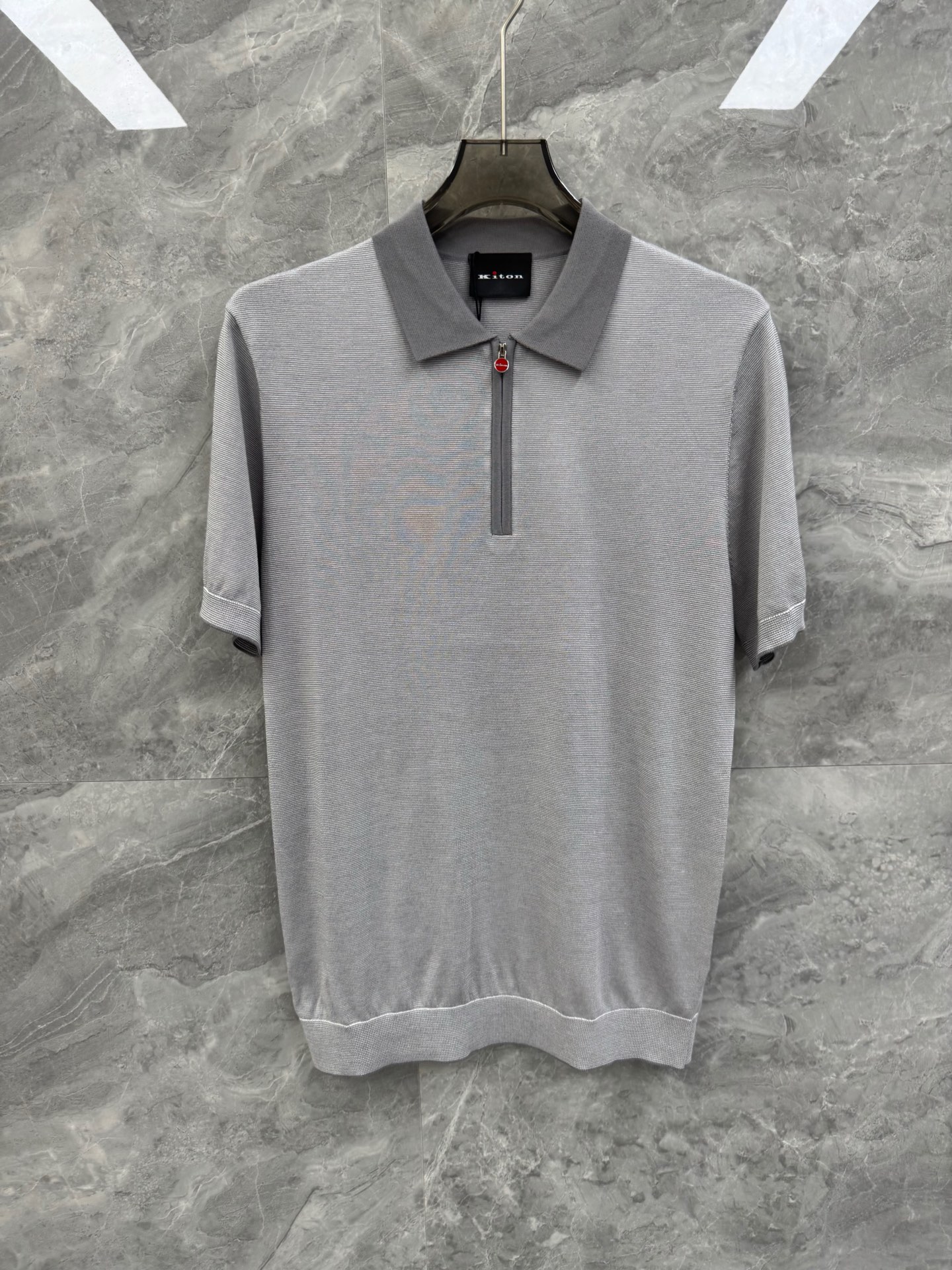 NO:458401,25 Spring and Summer New Perfectionist Kiton High-end Business Knitted Polo Shirt, Men's Contrast Color Jacquard Pin Knitted Polo Shirt. Shared by Top Domestic Sales Channels, Italian OEM Order. Half Zipper Lapel Design, Pin Knitted craftsmanship, High-end Yarn Knitted Fabric, Elegant and Noble Temperament, Showing the luxury of the brand, a must-have for urban handsome men!  The overall shape is elegant and elegant. The fabric uses high-end knitted yarn and the foot-starting knitting process. The skin feels perfect, the drooping feels natural, and it is super comfortable and pleasant to wear with close body. The texture is different from ordinary knitted fabrics, and the overall threading workmanship is very clear and meticulous!  A high-end fashion product that can be distinguished by the naked eye!  Size M-3XL Color Dark Gray Light Gray M Size Bust 98 Shoulder width 43 Sleeve length 24 Sleeve length 71 L Size Bust 102 Shoulder width 44 Sleeve length 25 Sleeve length 72 XL Size Bust 106 Shoulder width 45 Sleeve length 26 Sleeve length 73 2XL Size Bust 110 Shoulder width 46 Sleeve length 27 Sleeve length 74 3XL Size Bust 114 Shoulder width 47 Sleeve length 28 Sleeve length 75 Size Recommended sizes M Size M Size within 130 catties, L Size 130-145 catties, XL Size 145-160 catties, XL Size 160-175 kg, 2XL Size 175-190 catties, 3XL Size..., alexander wang1986090925春夏新款完美主义者Kiton高端商务针织Polo衫,男士撞色提花起脚针织马球衫.顶级内销渠道分享,意大利代工订单.半拉链翻领设计,起脚针织工艺,高端纱线针织面料,气质优雅高贵,呈现出品牌的奢华范儿,都市型男必备！ 整体造型大气典雅,面料采用高端针织纱线,起脚针织工艺.触肤感完美,垂感自然,贴身穿做超级舒适宜人.质感区分普通针织面料,整体走线做工非常明朗缜密！肉眼可辨的高端的时尚产物！尺码M-3XL 颜色深灰 浅灰 M码 胸围98 肩宽43 袖长24 衣长71 L码 胸围102 肩宽44 袖长25 衣长72 XL码胸围106 肩宽45 袖长26 衣长73 2XL码 胸围110 肩宽46 袖长27 衣长74 3XL码 胸围114 肩宽47 袖长28 衣长75 尺码推荐 130斤以内穿M码,130-145斤穿L码,145-160斤穿XL码,160-175斤穿2XL码,175-190斤穿3XL码...,,alexander wang,Men's clothing