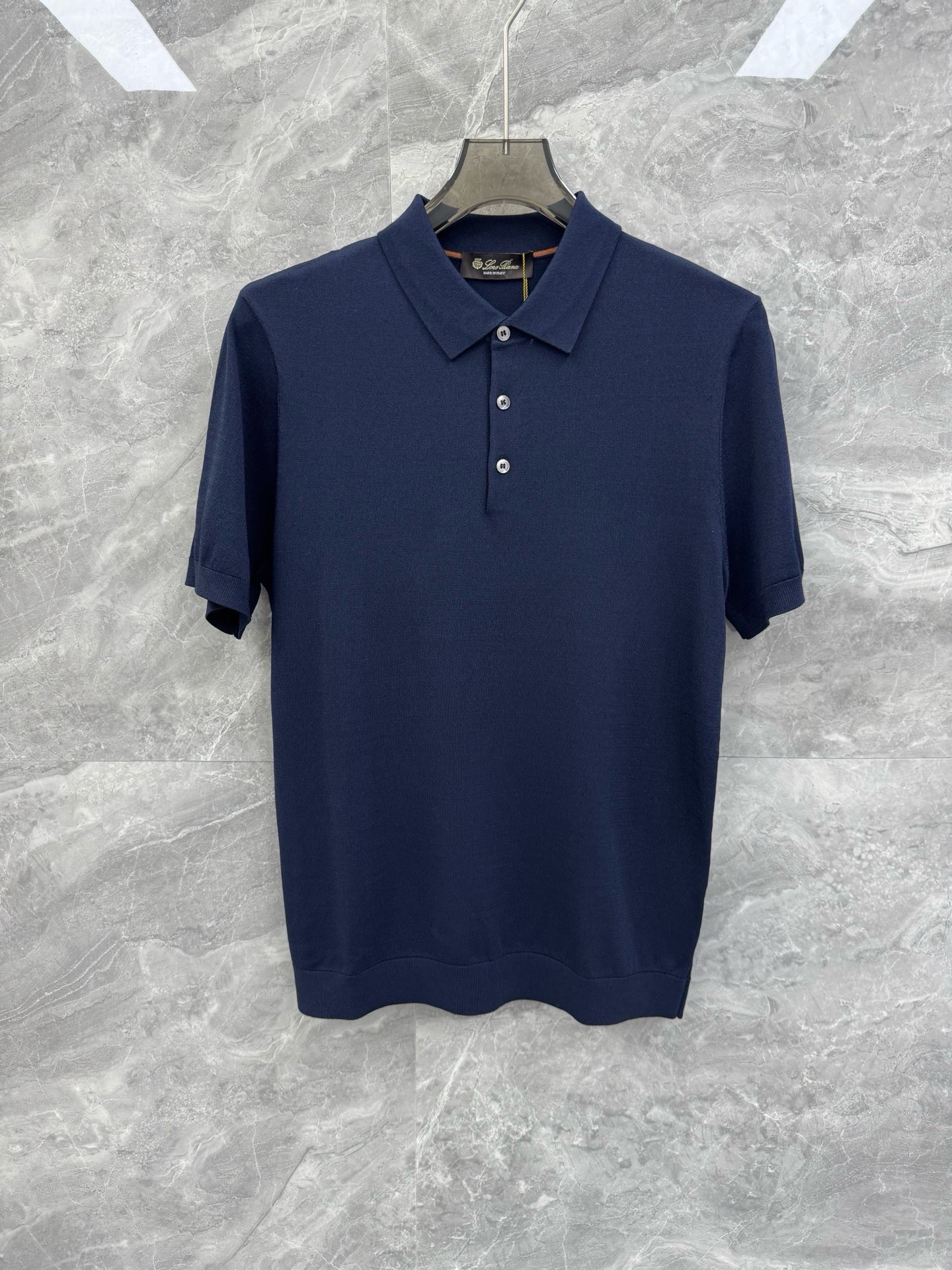 NO:499454,SOLO spring and summer new Loro pi*na knitted Polo shirt, men's high-end minimalist and unmodified urban knitted sweater. Rare orders from the same channel in Italy, the top luxury brand LP for elite men, minimalist body shape, knitted ribbed closure, a perfect artifact for wearing inside and outside!  Showing the brand's luxurious temperament, a must-have for urban handsome men!  LP, the top luxury brand with a long history and noble luxury from Italy, has been pursuing excellent quality and handicrafts for the past hundred years. The LP products are the best choice in any aspect. They must have styles, effect on the upper body, tailoring, design and design, and they are lasting. The aristocratic aura of the upper body cannot be replaced and they are very classy!  The top-grade knitted cotton blend texture has an extremely comfortable overall touch and a high-end skin-friendly effect. This item is destined to be born for outfits and perfectly meets the needs of various outfits. It is extremely extraordinary, and its grade and charm are extremely outstanding and eye-catching. The craftsmanship can accurately combine it with the material, which can better demonstrate the brand's grade and fashionable temperament!  Size M-3XL Color Navy Black Rice Apricot M Size Bust 98 Shoulder width 43 Sleeve length 24 Sleeve length 71 L Size Bust 102 Shoulder width 44 Sleeve length 25 Sleeve length 72 XL Size Bust 106 Shoulder width 45 Sleeve length 26 Sleeve length 73 2XL Size Bust 110 Shoulder width 46 Sleeve length 27 Sleeve length 74 3XL Size Bust 114 Shoulder width 47 Sleeve length 28 Sleeve length 75 Size Recommended sizes: M Size M Size within 130 catties, L Size 130-145 catties, XL Size 145-160 catties, XL Size 160-175 catties, 2XL Size 175-190 catties, 3XL Size., loro piana, loro piana, alexander wang19860909SOLO春夏新款Loro pi*na针织Polo衫,男士高端极简无修饰都市针织衫.意大利同渠道稀有订单,精英级男士必备的顶奢品牌LP,极简的衣身造型,针织罗纹收口,完美的内穿外搭的神器！呈现出品牌的奢华气质范儿,都市型男必备！ 来自意大利历史悠久尊贵奢华的顶奢品牌LP,在过去一百年来Loro Piana一直追求卓越的质量和手工.LP的东西无论是哪个方面都是最好的选择,要款式有款式,要上身效果有效果,要剪裁有剪裁,要设计有设计,而且经久不衰,上身的贵族气场无法替代,并且很有档次！ 顶级针织棉质混纺质地,整体的触感极为舒适,亲肤效果高级,这种单品注定了就是为穿搭所生,完美的符合各种穿搭的所需.极为非凡,档次与魅力更是极为的出色亮眼,工艺能将其与材质精密结合,更能够彰显出品牌的档次与时髦气质所在！尺码M-3XL 颜色藏青色 黑色 米杏 M码 胸围98 肩宽43 袖长24 衣长71 L码 胸围102 肩宽44 袖长25 衣长72 XL码胸围106 肩宽45 袖长26 衣长73 2XL码 胸围110 肩宽46 袖长27 衣长74 3XL码 胸围114 肩宽47 袖长28 衣长75 尺码推荐 130斤以内穿M码,130-145斤穿L码,145-160斤穿XL码,160-175斤穿2XL码,175-190斤穿3XL码.,,loro piana,loro piana,alexander wang,Men's clothing