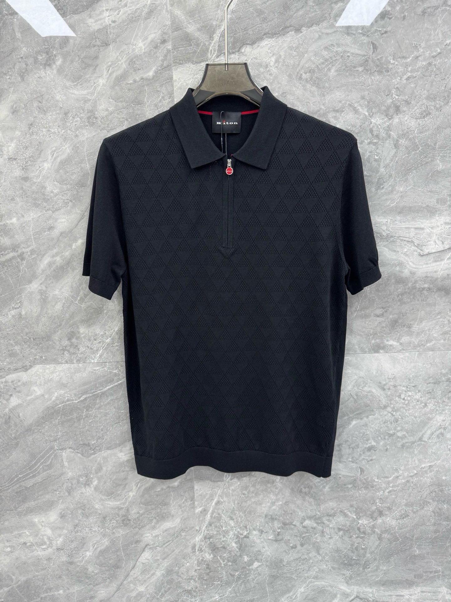 NO:499460,SOLO spring and summer new perfectionist Kiton cool hollow knitted Polo shirt, men's high-end business knitted polo shirt. Shared by top domestic sales channels, Italian OEM orders. Semi-zipper lapel design, kick-starting knitting process, high-end yarn knitted fabric, knitted hollow triangles, presenting the brand's luxury temperament style, a must-have for urban handsome men!  The overall shape is elegant and elegant. The fabric uses high-end knitted yarn and the foot-starting knitting process. The skin feels perfect, the drooping feels natural, and it is super comfortable and pleasant to wear with close body. The texture is different from ordinary knitted fabrics, and the overall threading workmanship is very clear and meticulous!  A high-end fashion product that can be distinguished by the naked eye!  Size M-3XL Color Black Navy Coffee M Size Bust 98 Shoulder width 42 Sleeve length 23 Sleeve length 71 L Size Bust 102 Shoulder width 43 Sleeve length 24 Sleeve length 72 XL Size Bust 106 Shoulder width 44 Sleeve length 25 Sleeve length 73 2XL Size Bust 110 Shoulder width 45 Sleeve length 26 Sleeve length 74 3XL Size Bust 114 Shoulder width 46 Sleeve length 27 Sleeve length 75 Size Recommended sizes: M Size M Size within 130 catties, L Size 130-145 catties, XL Size 145-160 catties, XL Size 160-175 catties, 2XL Size 175-190 catties, 3XL Size.,,alexander wang19860909SOLO春夏新款完美主义者Kiton清凉镂空针织Polo衫,男士高端商务针织马球衫.顶级内销渠道分享,意大利代工订单.半拉链翻领设计,起脚针织工艺,高端纱线针织面料,针织镂空三角形相间,呈现出品牌的奢华气质范儿,都市型男必备！ 整体造型大气典雅,面料采用高端针织纱线,起脚针织工艺.触肤感完美,垂感自然,贴身穿做超级舒适宜人.质感区分普通针织面料,整体走线做工非常明朗缜密！肉眼可辨的高端的时尚产物！尺码M-3XL 颜色黑色 藏青 咖色  M码 胸围98 肩宽42 袖长23 衣长71 L码胸围102 肩宽43 袖长24 衣长72 XL码 胸围106 肩宽44 袖长25 衣长73 2XL码 胸围110 肩宽45 袖长26 衣长74 3XL码 胸围114 肩宽46 袖长27 衣长75 尺码推荐 130斤以内穿M码,130-145斤穿L码,145-160斤穿XL码,160-175斤穿2XL码,175-190斤穿3XL码.,,alexander wang,Men's clothing