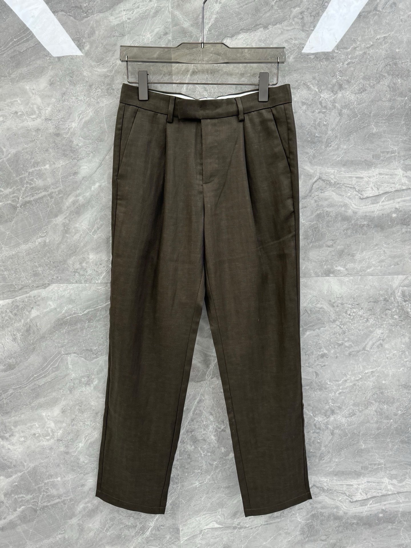 NO:510668,25 spring and summer new Loro pi*na natural linen trousers, high-end elite men must have minimalist urban straight trousers. Rare orders from the same channel in Italy, single products from the top luxury brand LP, strictly select high-end linen fiber blend texture, minimalist trousers and straight casual style, perfect matching artifact, must-have for urban handsome men!  LP, the top luxury brand with a long history and noble luxury from Italy, has been pursuing excellent quality and handicrafts for the past hundred years. The LP products are the best choice in any aspect. They must have styles, effect on the upper body, tailoring, design and design, and they are lasting. The aristocratic aura of the upper body cannot be replaced and they are very classy!  The minimalist trousers are made of linen-blend material. After several special craftsmanship, it perfectly maintains its comfort and texture beauty. The texture structure restores the natural pure and simple nature of linen, light and soft, quite durable, low-key and elegant, full of artistic conception. It has excellent breathability and moisture absorption, and is particularly comfortable in skin-friendly. There is no problem in wearing it for three seasons!  Size 30-38 (35) Size 30 Waist 76 Hips 106 Trousers 103 Size 31 Waist 80 Hips 109 Trousers 104 Size 32 Waist 83 Hips 112 Trousers 104 Size 33 Waist 86 Hips 116 Trousers 105 Size 34 Waist 89 Hips 119 Trousers 106 Size 35 Waist 93 Hips 112 Trousers 107 Size 36 Waist 96 Hips 116 Trousers 108 Size 38 Waist 99 Hips 120 Trousers 109  Size recommended to wear 30 yards within 130 catties, 31 yards within 130-140 catties, 32 yards within 140-150 catties, 33 yards within 150-160 kg, 34 yards within 160-170 catties, 36 yards within 170-180 catties, 36 yards within 180-195 catties, 38 yards within 1, 30-195 catties, 30 pounds within 1, 30 pounds within 1, 30 pounds within 1, 30 pounds within 1, 30 pounds within 1, 30 pounds within 1, 30 pounds within 1, 30 pounds within 1, 30 pounds within 1, 30 pounds within 1, 30 pounds within1986090925春夏新款Loro pi*na天然亚麻西裤,高端精英男士必备极简都市直筒长裤.意大利同渠道稀有订单,精英级顶奢品牌LP的单品,严选高端亚麻纤维混纺质地,极简的裤身与直筒休闲造型,完美的搭配神器,都市型男必备！ 来自意大利历史悠久尊贵奢华的顶奢品牌LP,在过去一百年来Loro Piana一直追求卓越的质量和手工.LP的东西无论是哪个方面都是最好的选择,要款式有款式,要上身效果有效果,要剪裁有剪裁,要设计有设计,而且经久不衰,上身的贵族气场无法替代,并且很有档次！ 极简的西裤造型,面料选用亚麻混纺材质,经过多道特殊工艺的洗礼,完美的保持了它的舒适感与肌理美感.纹理构造还原了亚麻自然纯粹与质朴的本性,轻盈柔软,相当耐看,低调儒雅,意境十足.透气性与吸湿性极佳,亲肤感尤为舒适,三季穿着无丝毫问题！尺码30-38（有35） 30码 腰围76 臀围106 裤长103 31码 腰围80 臀围109 裤长104 32码 腰围83 臀围112 裤长104 33码 腰围86 臀围116 裤长105 34码 腰围89 臀围119 裤长106 35码 腰围93 臀围112 裤长107 36码 腰围96 臀围116 裤长108 38码 腰围99 臀围120 裤长109 尺码推荐130斤以内穿30码,130-140斤穿31码,140-150斤穿32码,150-160斤穿33码,160-170斤穿34码,170-180斤穿36码,180-195斤穿38码,,loro piana,loro piana,alexander wang,Men's clothing