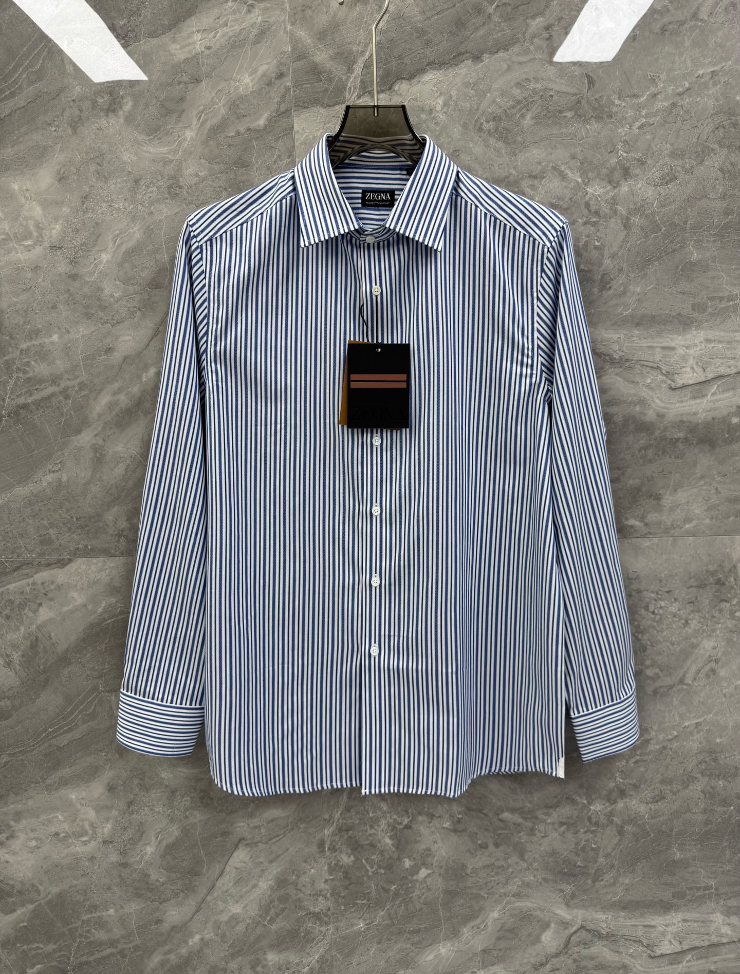 NO:510653,25 autumn and winter new ZZ vertical striped shirt, high-end men's business and casual shirt. Hangzhou Yintai's order, the latest ZZ family's main feature this year, high-end temperament style. Small labels and letters embellishments on the hem, continuing the EZ family's exquisite tailoring craftsmanship, and a versatile artifact that is essential for the wardrobe!  The vertical stripes of the body are elegant, natural, and highly recognizable. The urban style, casual style and business style can be perfectly controlled, high-end, elegant and classy, ​​and the highlights are also quite good. It can easily have a concave and convex shape and fashionable feeling. Whether it is inner or outer wear, this style always gives people the right feeling, and the daily outfit is excellent in style!  !  The thin and sterile pure cotton has been treated with liquid ammonia, and the texture is tough and smooth, and the overall drooping feel is done in one go. The upper body is well erect and the lightness is just right. The details are perfect, and the daily matching is really high-end!  Size M-3XL Color dark blue light blue size M bust 110 Shoulder width 44 Sleeve length 63 Sleeve length 75 L size Bust 114 Shoulder width 45 Sleeve length 54 Sleeve length 76 XL size Bust 118 Shoulder width 46 Sleeve length 55 Sleeve length 77 2XL size Bust 122 Shoulder width 47 Sleeve length 56 Sleeve length 78 3XL size Bust 126 Shoulder width 48 Sleeve length 57 Sleeve length 79 Size recommended size M size within 130 catties, L size 130-145 catties, XL size 145-160 kg, XL size 160-175 catties, 2XL size 175-185 catties, 3XL size, Shirts, alexander wang1986090925秋冬新款ZZ竖条纹衬衫,高端男士商务休闲衬衣.杭城银泰的订单,ZZ家族本年度最新的主打,高级气质风范.下摆小标签字母标识点缀,延续EZ家族精致的剪裁工艺,衣橱必备的百搭神器！ 衣身竖条纹构造,大气,自然,辨识度高.都市风,休闲风,商务风,皆可完美驾驭,高端大气有档次,并且看点也是相当十足,可以轻松的凹凸造型感跟时尚感.无论是内搭还是外穿,此款给人的感觉总是恰到好处,日常穿搭,风格绝佳！！ 轻薄无菌纯棉经过液氨处理,质感硬朗光滑,整体的垂感,一气呵成,上身的挺廓性很好,轻薄程度也是恰到好处.细节打造堪称完美,日常搭配真的非常高级！尺码M-3XL 颜色深蓝 浅蓝 M码 胸围110 肩宽44 袖长63 衣长75 L码 胸围114 肩宽45 袖长54 衣长76 XL码胸围118 肩宽46 袖长55 衣长77 2XL码 胸围122 肩宽47 袖长56 衣长78 3XL码 胸围126 肩宽48 袖长57 衣长79 尺码推荐 130斤以内穿M码,130-145斤穿L码,145-160斤穿XL码,160-175斤穿2XL码,175-185斤穿3XL,,shirts,alexander wang,Men's clothing