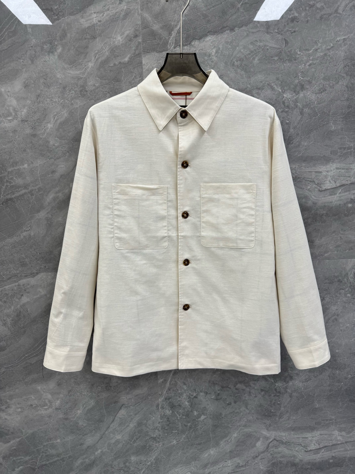 NO:510660,25 spring and summer new Loro pi*na high-end linen business shirt jacket. Italian OEM order, simple and high-end urban temperament style, luxurious horn buckle design, double-layer lining, low-key and luxurious quality, and the same cabinet-level quality. Excellent upper body performance, versatile choice, and a great value-performance ratio sharing!  !  As a classic combination of simple elements for boys, it is also one of the must-have styles for men!  LP, the top luxury brand with a long history and noble luxury from Italy, has been pursuing excellent quality and handicrafts for the past hundred years. The LP products are the best choice in any aspect. They must have styles, effect on the upper body, tailoring, design and design, and they are lasting. The aristocratic aura of the upper body cannot be replaced and they are very classy!  The fabric is made of linen-blended material, with a double-layer lining design. After multiple special craftsmanship, it perfectly maintains its comfort and texture beauty. The texture structure restores the natural pure and simple nature of linen, light and soft, quite durable, low-key and elegant, full of artistic conception. It has excellent breathability and moisture absorption, and is particularly comfortable in skin-friendly. Size M-3XL Color Khaki Black Beige M Size Bust 106 Shoulder width 47 Sleeve length 60 Sleeve length 69 L Size Bust 110 Shoulder width 48 Sleeve length 61 Sleeve length 70 XL Size Bust 114 Shoulder width 49 Sleeve length 62 Sleeve length 71 2XL Size Bust 118 Shoulder width 50 Sleeve length 63 Sleeve length 72 3XL Size Bust 122 Shoulder width 51 Sleeve length 64 Sleeve length 73 Size Recommended  M codes within 130 catties, L codes within 130-145 catties, XL codes within 145-160 catties, XL codes within 160-175 catties, 2XL codes within 175-185 catties, 3XL codes within 175-185 kg, loro piana, loro piana, jackets & coats, alexander wang1986090925春夏新款Loro pi*na高端亚麻商务衬衣外套.意大利代工订单,简约高级的都市气质风范,奢华牛角扣设计,双层内衬,低调奢华品质感,同柜级别品质.绝佳的上身性能,百搭之选,超值性价比分享！！作为男生简约元素经典搭配,也是男士简约必入的款式之一！ 来自意大利历史悠久尊贵奢华的顶奢品牌LP,在过去一百年来Loro Piana一直追求卓越的质量和手工.LP的东西无论是哪个方面都是最好的选择,要款式有款式,要上身效果有效果,要剪裁有剪裁,要设计有设计,而且经久不衰,上身的贵族气场无法替代,并且很有档次！ 面料选用亚麻混纺材质,双层内衬设计,经过多道特殊工艺的洗礼,完美的保持了它的舒适感与肌理美感.纹理构造还原了亚麻自然纯粹与质朴的本性,轻盈柔软,相当耐看,低调儒雅,意境十足.透气性与吸湿性极佳,亲肤感尤为舒适.尺码M-3XL 颜色卡其 黑色 米色 M码 胸围106 肩宽47 袖长60 衣长69 L码 胸围110 肩宽48 袖长61 衣长70 XL码胸围114 肩宽49 袖长62 衣长71 2XL码 胸围118 肩宽50 袖长63 衣长72 3XL码 胸围122 肩宽51 袖长64 衣长73 尺码推荐 130斤以内穿M码,130-145斤穿L码,145-160斤穿XL码,160-175斤穿2XL码,175-185斤穿3XL,,loro piana,loro piana,jackets & coats,alexander wang,Men's clothing