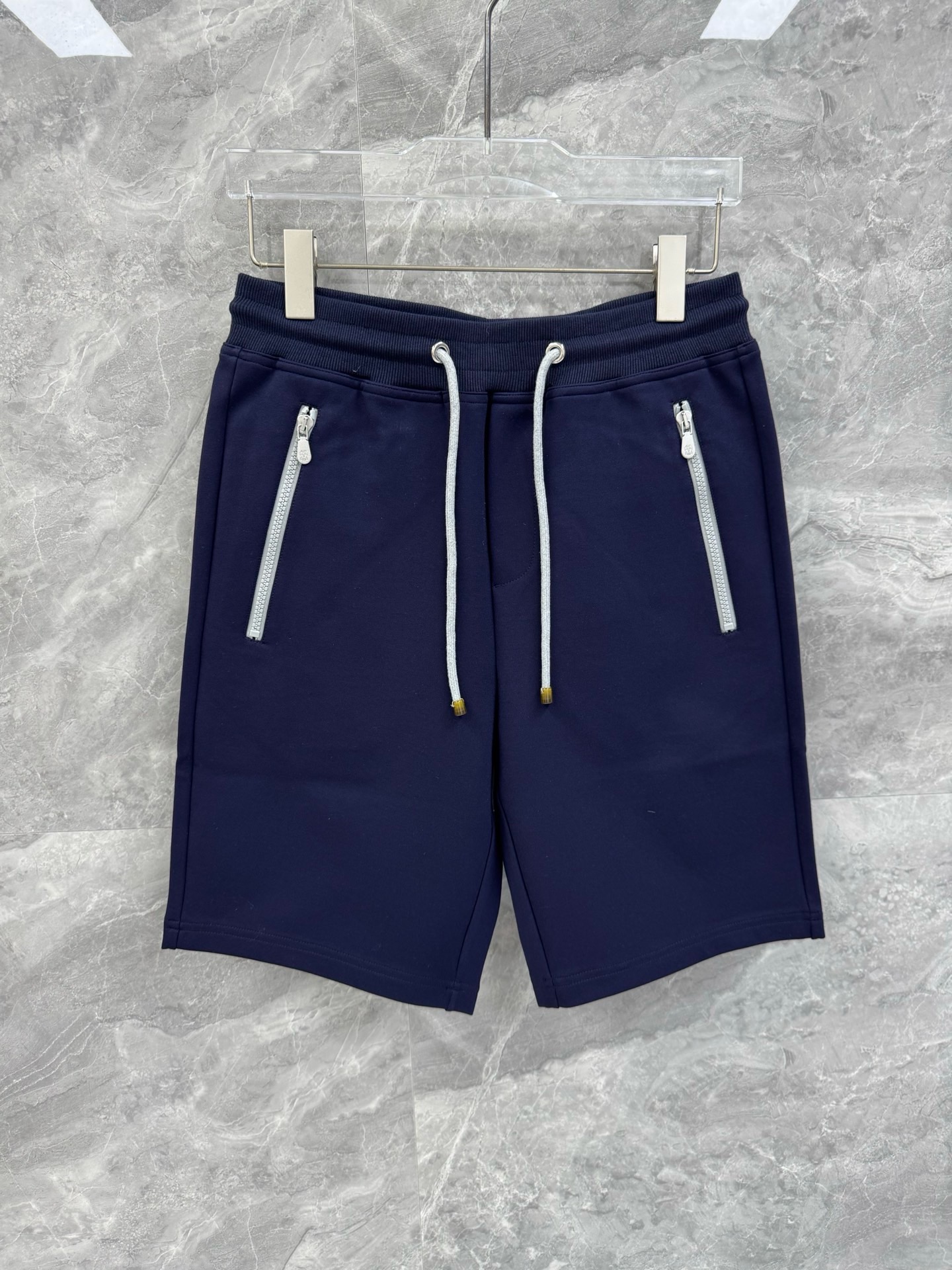 NO:499463,SOLO spring and summer new BC unmodified minimalist cotton shorts, urban versatile cropped pants for men. Share the top domestic sales channel, the top Italian luxury brand Brunello Cuci*elli, is known as the low-key and luxurious 'king of cashmere' and 'real luxury in the clothing industry'. The minimalist and atmospheric design presents the brand's luxury temperament style, which is a must-have for urban handsome men!  All BC clothing uses the top-notch fabrics in the clothing industry today, and the unique traditional handicrafts in Italy make the brand known as 'the real luxury in the clothing industry'. Each piece of clothing will be checked at least 6 times inside and outside before it is released to ensure that all quality can reach the level of Brunello Cuci*elli. BC’s things are undoubtedly the best choice in any aspect. They must have styles, the upper body effect, tailoring, design and design, and they are lasting. The aristocratic aura of the upper body cannot be replaced and they are very classy!  The trouser body lettering metal zipper design is designed without too much modification, and the texture is extremely perfect. It uses high-needle high-density cotton fabric, which has a perfect skin touch. It is super comfortable and pleasant to wear with close body. The texture is different from ordinary cotton fabrics. The overall wiring workmanship is very clear and meticulous!  A high-end fashion product that can be distinguished by the naked eye!  Size M-3XL Color Navy Dark Gray Khaki M Waist 74-84 Hip circumference 100 Trousers Length 53 L Waist circumference 78-88 Hip circumference 104 Trousers Length 54 XL Waist circumference 82-92 Hip circumference 108 Trousers Length 55 2XL Waist circumference 86-96 Hip circumference 112 Trousers Length 56 3XL Waist circumference 90-98 Hip circumference 116 Trousers Length 57 Size Recommended sizes: M size within 130 catties, L size 130-145 catties, XL size 145-160 catties, XL size 160-175 catties, 2XL size 175-190 catties 3XL size., brunello cucinelli, shorts, alexander wang19860909SOLO春夏新款BC无修饰极简棉质短裤,男士都市百搭五分裤.顶级内销渠道分享,意大利顶级奢侈品牌Brunello Cuci*elli,被誉为低调奢华的 “山羊绒之王” 和 “服装界真正的奢侈品”.极简大气的设计,呈现出品牌的奢华气质范儿,都市型男必备！ BC所有服饰均选用现今服装界最顶级的面料,加上意大利得天独厚的传统手工艺使得该品牌又有 “服装界真正的奢侈品” 之美誉.每件服饰在面世前至少会被里里外外检查6遍以上,以保证所有的品质都能达到Brunello Cuci*elli 的级别.BC的东西无论是哪个方面无疑都是最好的选择,要款式有款式,要上身效果有效果,要剪裁有剪裁,要设计有设计,而且经久不衰,上身的贵族气场无法替代,并且很有档次！ 裤身刻字金属拉链设计,无过多修饰,质感完美至极.采用高针高密棉质面料,触肤感完美,贴身穿做超级舒适宜人,质感区分普通棉质面料,整体走线做工非常明朗缜密！肉眼可辨的高端的时尚产物！尺码M-3XL 颜色藏青色 深灰 卡其 M码 腰围74-84 臀围100 裤长53 L码 腰围78-88 臀围104 裤长54 XL码腰围82-92 臀围108 裤长55 2XL码 腰围86-96 臀围112 裤长56 3XL码 腰围90-98 臀围116 裤长57 尺码推荐 130斤以内穿M码,130-145斤穿L码,145-160斤穿XL码,160-175斤穿2XL码,175-190斤3XL码.,,brunello cucinelli,shorts,alexander wang,Men's clothing