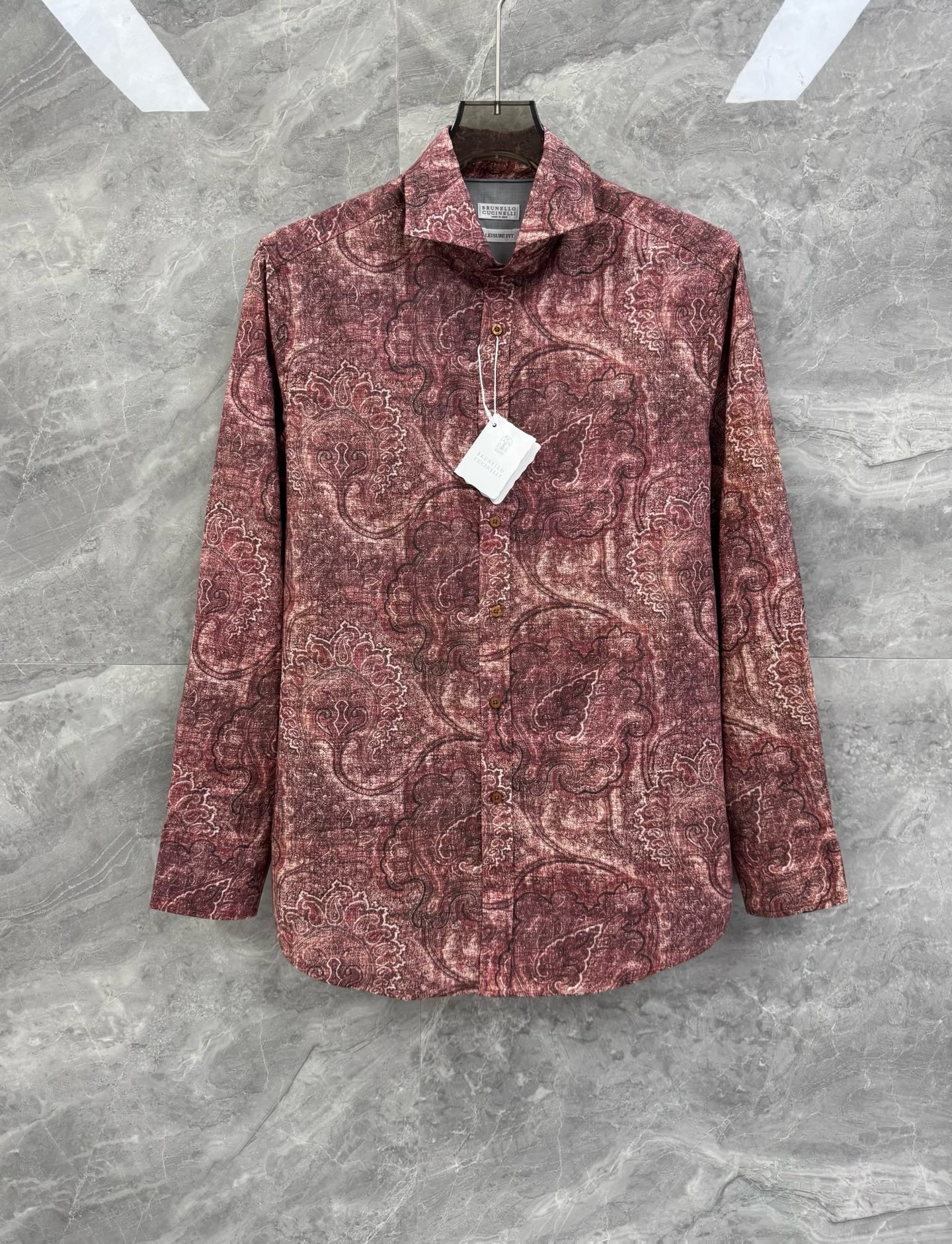 NO:510684,25 spring and summer new BC old Qianfeng light luxury shirt, men's direct-spray printed fixed-woven thin shirt. Shared by top domestic sales channels, Italian top luxury brand Brunello Cuci*elli, old Qianfeng direct-spray printed, high-end 80-piece fixed-woven thin materials, presenting the brand's luxury temperament style, a must-have for urban handsome men!  All BC clothing uses the top-notch fabrics in the clothing industry today, and the unique traditional handicrafts in Italy make the brand known as 'the real luxury in the clothing industry'. Each piece of clothing will be checked at least 6 times inside and outside before it is released to ensure that all quality can reach the level of Brunello Cuci*elli. BC’s things are undoubtedly the best choice in any aspect. They must have styles, the upper body effect, tailoring, design and design, and they are lasting. The aristocratic aura of the upper body cannot be replaced and they are very classy!  The overall shape is elegant and elegant, with old-fashioned patterns, and 80 high-end fixed-woven fabrics are used, which have a perfect touch and natural drooping feeling. The close-fitting style is super comfortable and pleasant to wear. The texture is different from ordinary knitted fabrics, and the overall threading is very clear and meticulous!  A high-end fashion product that can be distinguished by the naked eye!  Size M-3XL Dark red Navy Blue M Size Bust 106 Shoulder width 44 Sleeve length 63 Sleeve length 75 L Size Bust 110 Shoulder width 45 Sleeve length 64 Sleeve length 76 XL Size Bust 114 Shoulder width 46 Sleeve length 65 Sleeve length 77 2XL Size Bust 118 Shoulder width 47 Sleeve length 66 Sleeve length 78 3XL Size Bust 122 Shoulder width 48 Sleeve length 67 Sleeve length 79 Size Recommended sizes M Size M Size 130 catties, 130-145 catties, 145-160 kg, 160-175 catties, 2XL Size 175-185 catties, 3XL Size, brunello cucinelli,shirts, alexander wang1986090925春夏新款BC老钱风轻奢衬衣,男士直喷印花定织轻薄衬衫.顶级内销渠道分享,意大利顶级奢侈品牌Brunello Cuci*elli,老钱风直喷印花,高端80支定织薄料,呈现出品牌的奢华气质范儿,都市型男必备！ BC所有服饰均选用现今服装界最顶级的面料,加上意大利得天独厚的传统手工艺使得该品牌又有 “服装界真正的奢侈品” 之美誉.每件服饰在面世前至少会被里里外外检查6遍以上,以保证所有的品质都能达到Brunello Cuci*elli 的级别.BC的东西无论是哪个方面无疑都是最好的选择,要款式有款式,要上身效果有效果,要剪裁有剪裁,要设计有设计,而且经久不衰,上身的贵族气场无法替代,并且很有档次！ 整体造型大气典雅,老钱风花纹相间,采用80支高端定织面料,触肤感完美,垂感自然,贴身穿做超级舒适宜人.质感区分普通针织面料,整体走线做工非常明朗缜密！肉眼可辨的高端的时尚产物！尺码M-3XL 颜色暗红 藏青色 M码 胸围106 肩宽44 袖长63 衣长75 L码胸围110 肩宽45 袖长64 衣长76 XL码 胸围114 肩宽46 袖长65 衣长77 2XL码 胸围118 肩宽47 袖长66 衣长78 3XL码 胸围122 肩宽48 袖长67 衣长79 尺码推荐 130斤以内穿M码,130-145斤穿L码,145-160斤穿XL码,160-175斤穿2XL码,175-185斤穿3XL码,,brunello cucinelli,shirts,alexander wang,Men's clothing