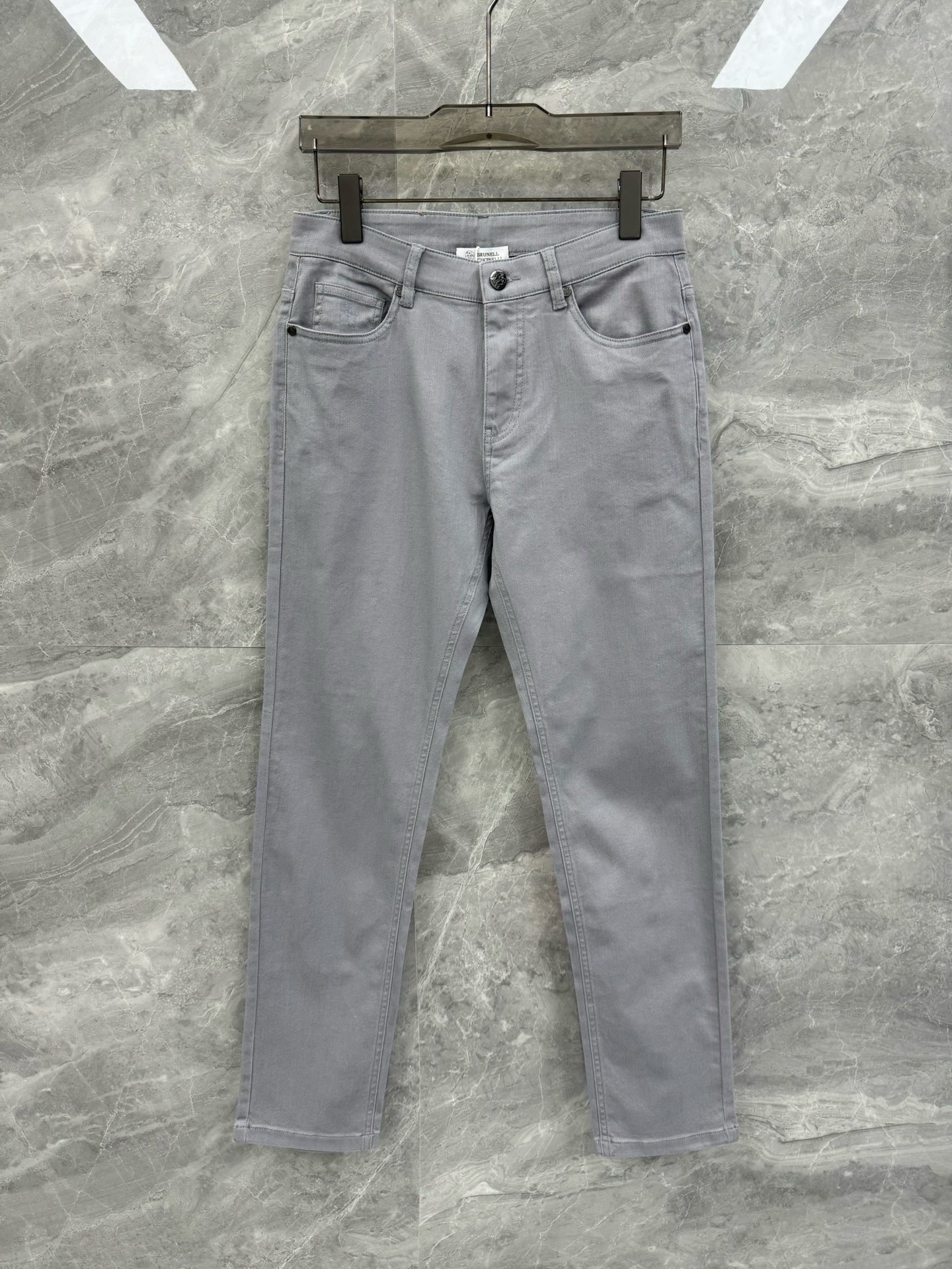 NO:510662,25 spring and summer new BC craftsmanship-selected stretch jeans, men's leather nameplate design, summer light color casual jeans. Shared by top domestic sales channels, Italian top luxury brand Brunello Cuci*elli. Classic cut super elastic, top heavy-duty materials, super versatile commuter jeans that cannot be rejected by any style, any age, or any season. It is made of unique washing materials, fresh and elegant summer colors, classic embroidered logos, and leather labels on the back waist, cleverly highlights the charm of the brand. The upper body is full of highlights, the brand is highly recognizable, and the straight-tube style configuration is more suitable for daily wear.  Made of blended cotton imported from Japan, and incorporates elastic fibers. The very high-end washing black luster can make the texture and color look as good as the texture and color. The fabric is excellent for the upper body, the classic, exquisite and precise straight-tube cutting design, and the hip lifting effect is excellent. The moderate thickness is a must-have style across all seasons!  Size 30-38 (35) Light apricot light gray size 30 Waist 74 Hips 100 Trouser legs 33 Trouser length 101 Size 31 Waist 78 Hips 104 Trouser legs 35 Trouser length 102 Size 32 Waist 81 Hips 108 Trouser legs 36 Trouser length 103 Size 33 Waist 84 Hips 111 Trouser legs 38 Trouser length 104 Size 34 Waist 88 Hips 114 Trouser legs 40 Trouser length 105 Size 35 Waist 91 Hips 118 Trouser legs 41 Trouser length 106 Size 36 Waist 95 Hips 121 Trouser legs 43 Trouser length 106 Size 38 Waist 99 Hips 125 Trouser legs 45 Trouser length 107  Size recommended to wear 30 sizes within 125 catties, 31 sizes within 125-135 catties, 32 sizes within 135-145 catties, 33 sizes within 145-155 catties, 34 sizes within 155-165 catties, 35 sizes within 165-175 catties, 36 sizes within 175-185 catties, 38 sizes within 185-200 catties, 38 sizes within 1, brunello cucinelli, jeans, alexander wang1986090925春夏新款BC匠心所选弹力牛仔裤,男士皮革铭牌设计夏日淡色系休闲牛仔裤.顶级内销渠道分享,意大利顶级奢侈品牌Brunello Cuci*elli.经典裁剪超强弹力,顶级的重工材质打造,任何风格,任何年龄,任何季节,都无法拒绝的超级百搭通勤牛仔裤. 采用独特的水洗材质打造,夏日清新淡雅色泽,经典刺绣logo标识,后腰皮革标签点缀,巧妙的彰显品牌魅力所在.上身的看点满满,品牌的辨识度极强,并且直筒版型配置更为适合日常的穿搭所需. 采用日本进口的混纺棉材质打造而成,并且融入弹性纤维,非常高级的水洗黑色泽,方才能有如斯的质感与色彩.面料极好上身舒适,经典精湛精准的直筒版型裁剪设计,提臀修身显瘦效果极佳,适中的厚度更是能横跨四季必入好款！尺码30-38（有35）颜色浅杏 浅灰 30码 腰围74 臀围100 裤脚33 裤长101 31码 腰围78 臀围104 裤脚35 裤长102 32码 腰围81 臀围108 裤脚36 裤长103 33码 腰围84 臀围111 裤脚38 裤长104 34码 腰围88 臀围114 裤脚40 裤长105 35码 腰围91 臀围118 裤脚41 裤长106 36码 腰围95 臀围121 裤脚43 裤长106 38码 腰围99 臀围125 裤脚45 裤长107 尺码推荐125斤以内穿30码,125-135斤穿31码,135-145斤穿32码,145-155斤穿33码,155-165斤穿34码,165-175斤穿35码,175-185斤穿36码,185-200斤穿38码,,brunello cucinelli,jeans,alexander wang,Men's clothing