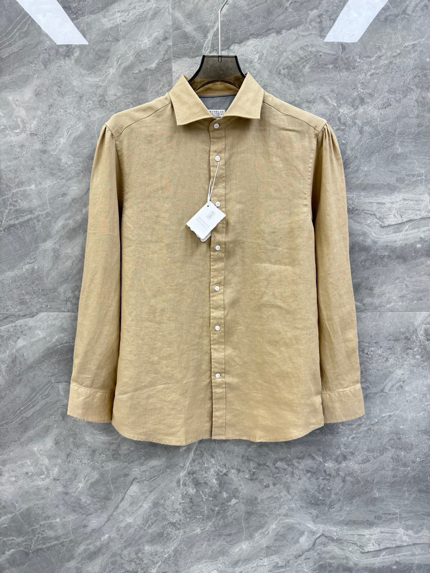 NO:510676,25 spring and summer new BC high-end linen fabric business shirt, Italian OEM order, simple and high-end urban temperament style, low-key and luxurious quality, and the same cabinet-level quality. Excellent upper body performance, versatile choice, and great value-performance sharing!  !  As a classic combination of simple elements for boys, it is also one of the must-have styles for men!  All BC clothing uses the top-notch fabrics in the clothing industry today, and the unique traditional handicrafts in Italy make the brand known as 'the real luxury in the clothing industry'. Each piece of clothing will be checked at least 6 times inside and outside before it is released to ensure that all quality can reach the level of Brunello Cuci*elli. BC’s things are undoubtedly the best choice in any aspect. They must have styles, the upper body effect, tailoring, design and design, and they are lasting. The aristocratic aura of the upper body cannot be replaced and they are very classy!  The fabric is made of linen blended material. After several special craftsmanship, it perfectly maintains its comfort and texture beauty. The texture structure restores the natural pure and simple nature of linen, which is light and soft, quite durable, low-key and elegant, full of artistic conception. It has excellent breathability and moisture absorption, and is particularly comfortable in skin-friendly. There is no problem in wearing it for three seasons!  Color Khaki Light Blue White Size S-2XL Size Bust 102 Shoulder width 44 Sleeve length 62 Sleeve length 74 M Bust 106 Shoulder width 45 Sleeve length 63 Sleeve length 75 L Bust 110 Shoulder width 46 Sleeve length 64 Sleeve length 76 XL Bust 114 Shoulder width 47 Sleeve length 65 Sleeve length 77 2XL Bust 118 Shoulder width 48 Sleeve length 66 Sleeve length 78 Size recommended Size sizes within 130 catties, M size 130-145 catties, L size 145-160 catties, XL size 160-175 catties, XL size 175-190 catties, 2XL size, brunello cucinelli, alexander wang1986090925春夏新款BC高端亚麻面料商务衬衣,意大利代工订单,简约高级的都市气质风范,低调奢华品质感,同柜级别品质.绝佳的上身性能,百搭之选,超值性价比分享！！作为男生简约元素经典搭配,也是男士简约必入的款式之一！ BC所有服饰均选用现今服装界最顶级的面料,加上意大利得天独厚的传统手工艺使得该品牌又有 “服装界真正的奢侈品” 之美誉.每件服饰在面世前至少会被里里外外检查6遍以上,以保证所有的品质都能达到Brunello Cuci*elli 的级别.BC的东西无论是哪个方面无疑都是最好的选择,要款式有款式,要上身效果有效果,要剪裁有剪裁,要设计有设计,而且经久不衰,上身的贵族气场无法替代,并且很有档次！ 面料选用亚麻混纺材质,经过多道特殊工艺的洗礼,完美的保持了它的舒适感与肌理美感.纹理构造还原了亚麻自然纯粹与质朴的本性,轻盈柔软,相当耐看,低调儒雅,意境十足.透气性与吸湿性极佳,亲肤感尤为舒适,三季穿着无丝毫问题！颜色卡其 浅蓝 白色 尺码S-2XL S码 胸围102 肩宽44 袖长62 衣长74 M码 胸围106 肩宽45 袖长63 衣长75 L码 胸围110 肩宽46 袖长64 衣长76 XL码胸围114 肩宽47 袖长65 衣长77 2XL码 胸围118 肩宽48 袖长66 衣长78 尺码推荐 130斤以内穿S码,130-145斤穿M码,145-160斤穿L码,160-175斤穿XL码,175-190斤穿2XL码,,brunello cucinelli,alexander wang,Men's clothing