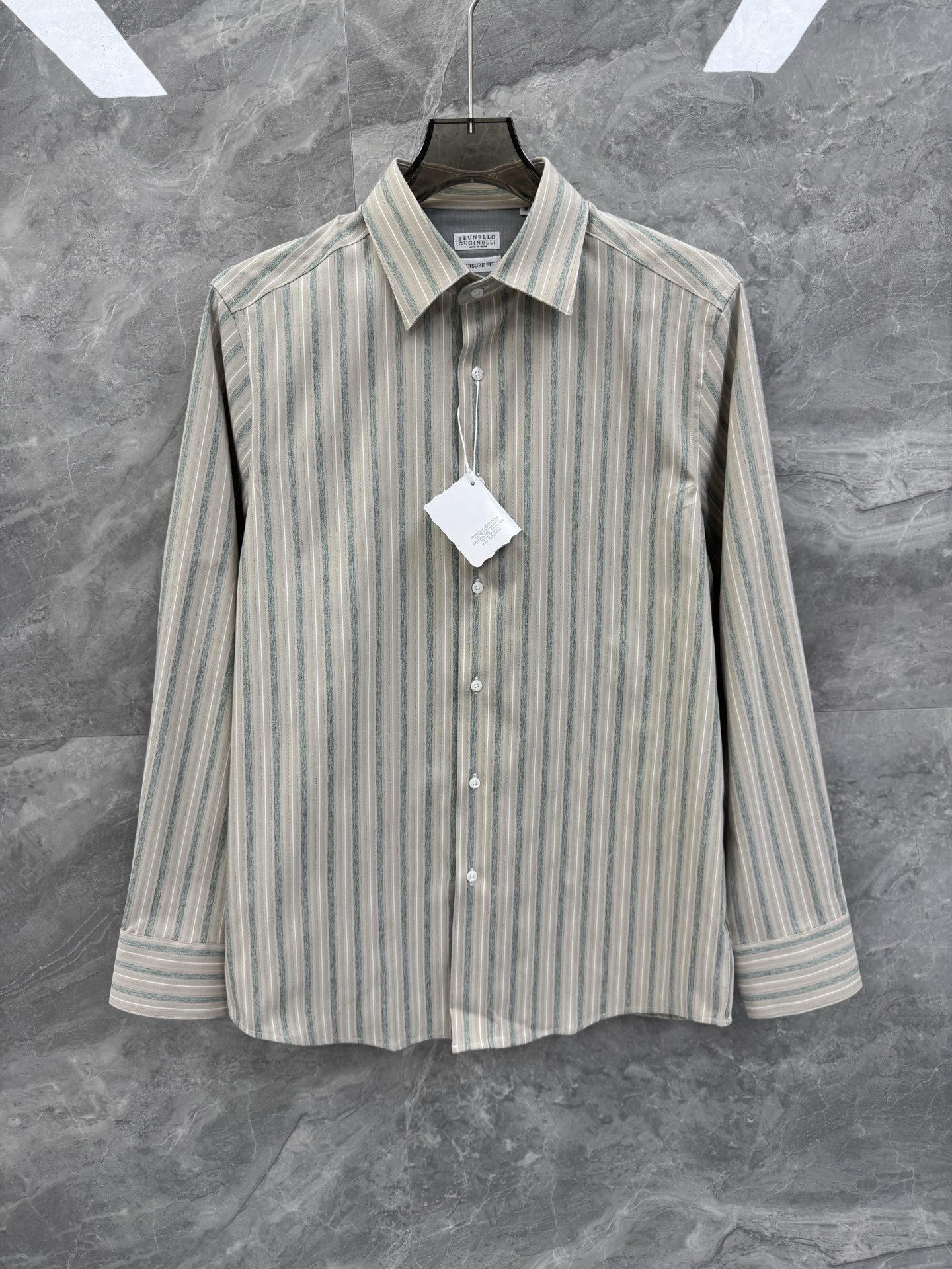 NO:569430,New product 25 autumn and winter new BC vertical striped shirt, high-end men's business casual shirt. Shared by top domestic sales channels, top Italian luxury brand Brunello Cuci*elli. Gentleman's vertical striped design, high-end temperament and style. Continuing BC's exquisite tailoring technology, it is a must-have versatile artifact for the wardrobe!  The vertical stripe structure of the body is grand, natural and highly recognizable. It can be perfectly controlled in urban, casual, and business styles. It is high-end and classy, ​​and it is also very eye-catching. It can easily match the concave and convex shape and fashion sense. Whether it is worn inside or outside, this style always feels just right. It is suitable for daily wear and has excellent style!  !  The light and sterile pure cotton has been treated with liquid ammonia. It has a tough and smooth texture. The overall drape is in one go. The upper body has a good silhouette and the lightness is just right. The details are perfect and the daily matching is really high-end!  Size M-3XL Color blue strip Gray strip Green strip M size Bust 106 Shoulder width 43 Sleeve length 63 Clothes length 75 L Size Chest 110 Shoulder width 44 Sleeve length 64 Clothes length 76  3XL, bust 122, shoulder width 47, sleeve length 67, dress length 79. Size recommendation: Wear size M under 130 pounds, wear size L between 130-145 pounds, wear size XL between 145-160 pounds, wear size 2XL between 160-175 pounds, wear size 3XL between 175-185 pounds, brunello cucinelli, shirts, alexander wang19860909新品 25秋冬新款BC竖条纹衬衫,高端男士商务休闲衬衣.顶级内销渠道分享,意大利顶级奢侈品牌Brunello Cuci*elli.绅士竖条纹设计,高级气质风范.延续BC精致的剪裁工艺,衣橱必备的百搭神器！ 衣身竖条纹构造,大气,自然,辨识度高.都市风,休闲风,商务风,皆可完美驾驭,高端大气有档次,并且看点也是相当十足,可以轻松的凹凸造型感跟时尚感.无论是内搭还是外穿,此款给人的感觉总是恰到好处,日常穿搭,风格绝佳！！ 轻薄无菌纯棉经过液氨处理,质感硬朗光滑,整体的垂感,一气呵成,上身的挺廓性很好,轻薄程度也是恰到好处.细节打造堪称完美,日常搭配真的非常高级！尺码M-3XL 颜色蓝条 灰条 绿条 M码 胸围106 肩宽43 袖长63 衣长75 L码 胸围110 肩宽44 袖长64 衣长76 XL码胸围114 肩宽45 袖长65 衣长77 2XL码 胸围118 肩宽46 袖长66 衣长78 3XL码 胸围122 肩宽47 袖长67 衣长79 尺码推荐 130斤以内穿M码,130-145斤穿L码,145-160斤穿XL码,160-175斤穿2XL码,175-185斤穿3XL码,,brunello cucinelli,shirts,alexander wang,Men's clothing