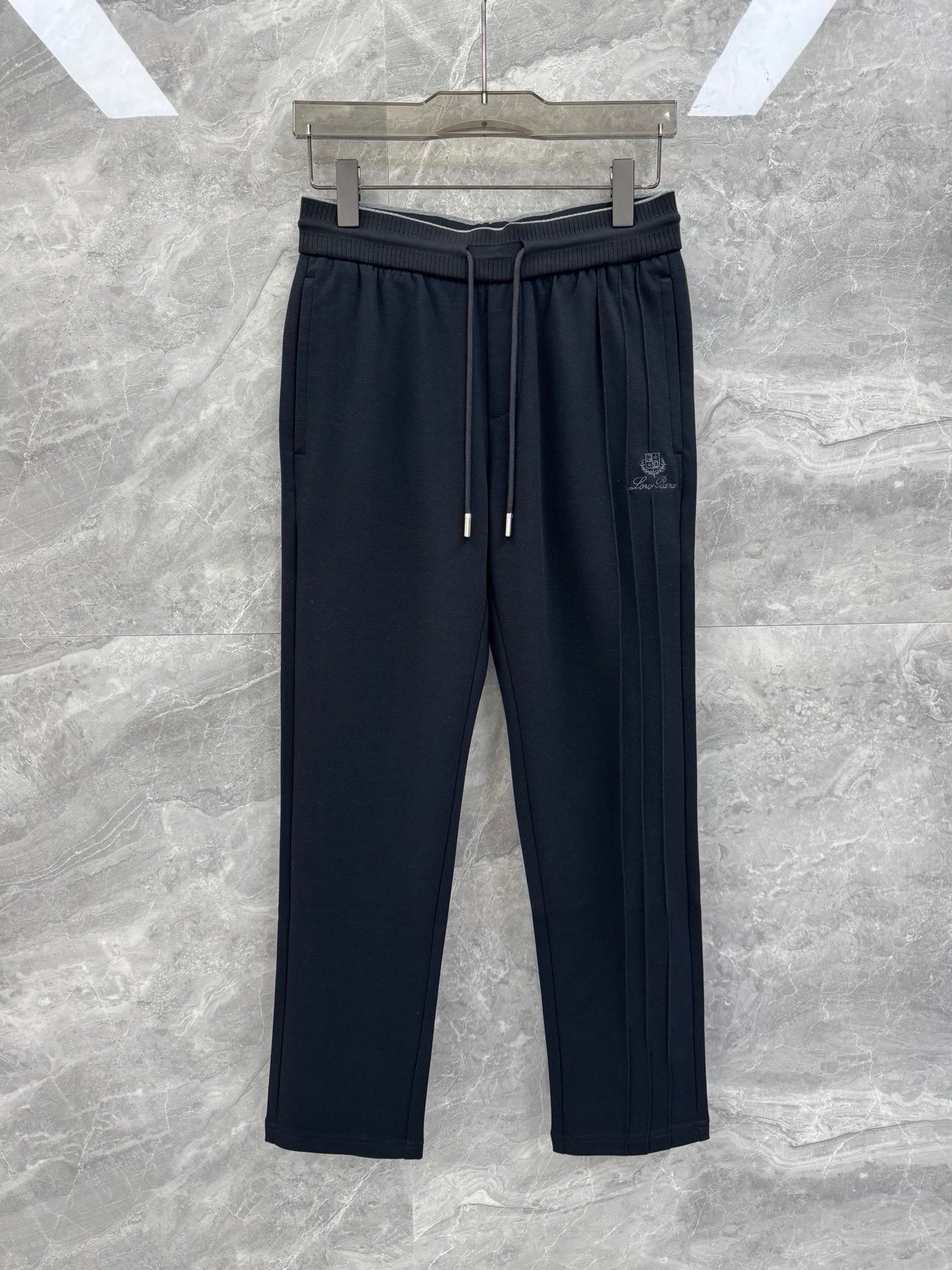 NO:569421,25 new autumn and winter Loro pi*na embroidered logo lightweight trousers, high-end elite men's must-have knitted waistband casual trousers. Rare order from the same channel in Italy, single product from the elite top luxury brand LP, exquisite metal logo embellishment on the back pocket of the trousers, minimalist trousers and straight casual shape, perfect matching artifact, a must-have for urban men!  Loro Piana, the top luxury brand from Italy with a long history, LP, has been pursuing excellent quality and craftsmanship for the past 100 years. LP products are the best choice in every aspect. They need to be stylish, have an effective upper body effect, have tailoring and design, and are long-lasting. The aristocratic aura of the upper body is irreplaceable, and it is very classy!  The overall business temperament overflows the screen, and the fit is perfect, making the upper body more versatile, and simple wear can show the existence of high-end fashion. The iconic embroidered logo, combined with the knitted waistband design, is elegant and elegant. The top-grade light knitted fabric has a natural and soft pearl-like luster on the surface, smooth and delicate to the touch, and has a luxurious feel like silk. The fabric sag naturally, with smooth lines, strong wearability, and extremely cost-effective. Size M-3XL Color Mi Xing Black M size  Waist 72-82 Hips 102 Pants length 98 Large waist 76-86 Hips 106 Pants length 99  Pants length 102. Recommended sizes: Wear M size if you are under 130 catties, L size if you are 130-145 catties, XL size if you are 145-160 catties, 2XL size if you are 160-175 kg, 3XL size if you are 175-185 catties, loro piana, loro piana, real silk, alexander wang1986090925秋冬新款Loro pi*na刺绣标识轻薄长裤,高端精英男士必备针织腰头休闲裤.意大利同渠道稀有订单,精英级顶奢品牌LP的单品,裤后口袋精致的金属logo点缀,极简的裤身与直筒休闲造型,完美的搭配神器,都市型男必备！ 来自意大利历史悠久尊贵奢华的顶奢品牌LP,在过去一百年来Loro Piana一直追求卓越的质量和手工.LP的东西无论是哪个方面都是最好的选择,要款式有款式,要上身效果有效果,要剪裁有剪裁,要设计有设计,而且经久不衰,上身的贵族气场无法替代,并且很有档次！ 整体的商务气质溢出屏幕,版型十分到位,使得上身更加百搭,简单穿搭就能彰显高端时尚感的存在.标志性刺绣标识,搭配针织腰头设计,大气典雅.顶级轻薄针织面料,表面带有自然柔和的珍珠般光泽,触感顺滑细腻,类似真丝般的奢华感.面料自然下垂,线条流畅,实穿性强,性价比极高.尺码M-3XL 颜色米杏 黑色 M码 腰围72-82 臀围102 裤长98 L码 腰围76-86 臀围106 裤长99 XL码腰围80-90 臀围110 裤长100 2XL码 腰围84-94 臀围114 裤长101 3XL码 腰围88-98 臀围118 裤长102 尺码推荐 130斤以内穿M码,130-145斤穿L码,145-160斤穿XL码,160-175斤穿2XL码,175-185斤穿3XL码,,loro piana,loro piana,real silk,alexander wang,Men's clothing