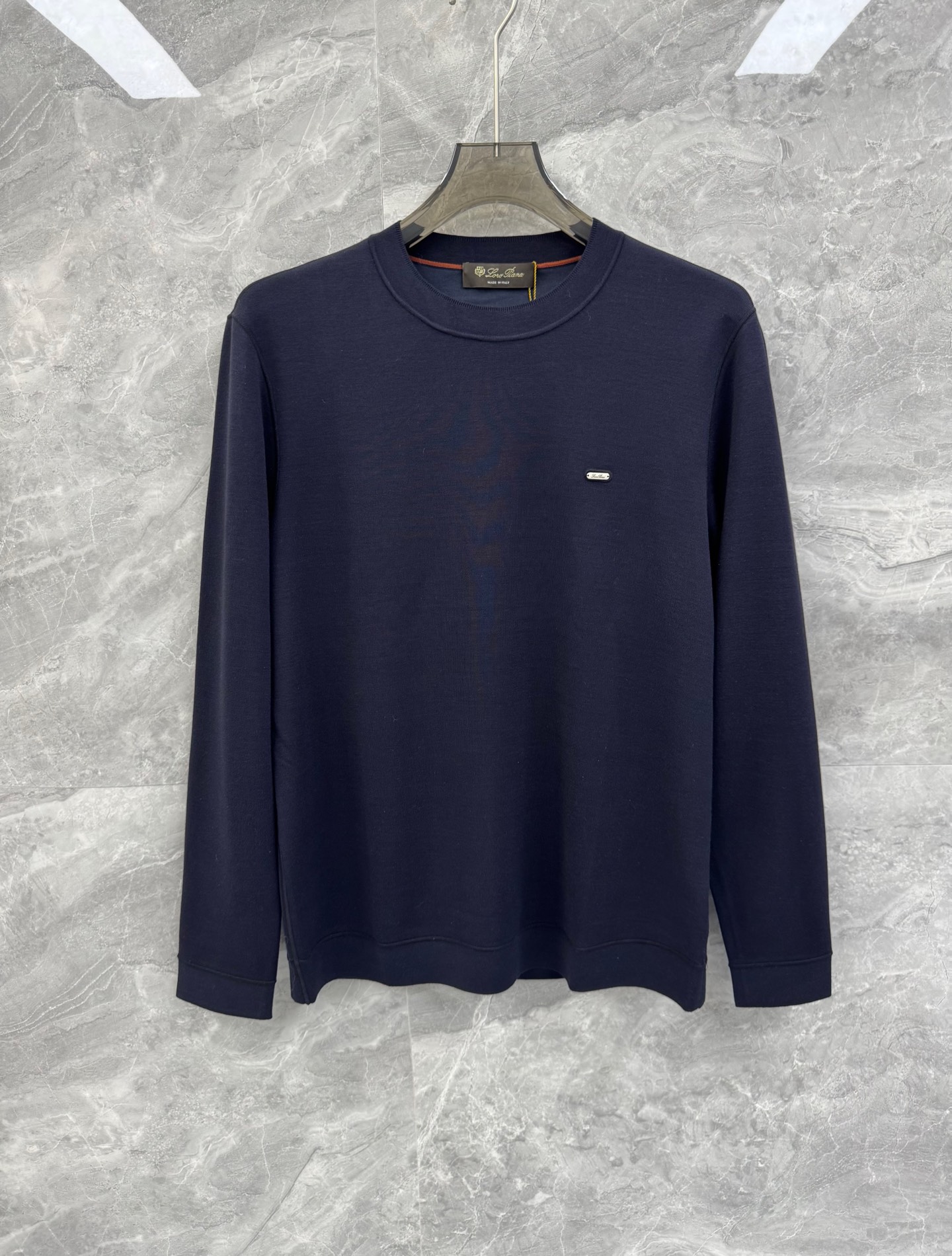 NO:622195,25 new autumn and winter Loro pi*na knitted long-sleeve, men's high-end minimalist urban sweater. Rare order from the same channel in Italy, elite men's must-have top luxury brand LP, minimalist body shape, small metal nameplate logo embellishment, perfect for inner wear and outer wear!  It shows the brand's luxurious temperament and is a must-have for urban men!  Loro Piana, the top luxury brand from Italy with a long history, LP, has been pursuing excellent quality and craftsmanship for the past 100 years. LP products are the best choice in every aspect. They need to be stylish, have an effective upper body effect, have tailoring and design, and are long-lasting. The aristocratic aura of the upper body is irreplaceable, and it is very classy!  Top-grade knitted cotton blend texture, the overall touch is extremely comfortable, and the skin-friendly effect is high-end. This item is destined to be worn, and it perfectly meets the needs of various outfits. It is extremely extraordinary, and its class and charm are extremely outstanding. The craftsmanship can accurately combine it with the material, and it can also highlight the brand's class and fashionable temperament!  Color Black Dark Pine Green Upper Green Black Brown Size M-3XL M Size Bust 102 Shoulder Width 44 Sleeve Length 62 Clothing Length 68 L Size Bust 106 Shoulder Width 45 Sleeve Length 63 Clothing Length 69  3XL, bust 118, shoulder width 48, sleeve length 66, dress length 72. Size recommendation: Wear size M within 130 pounds, wear size L between 130-145 pounds, wear size XL between 145-160 pounds, wear size 2XL between 160-175 pounds, wear 3XL between 175-185 pounds,,loro piana,loro piana,alexander wang1986090925秋冬新款Loro pi*na针织长袖,男士高端极简都市针织衫.意大利同渠道稀有订单,精英级男士必备的顶奢品牌LP,极简的衣身造型,小金属铭牌logo点缀,完美的内穿外搭的神器！呈现出品牌的奢华气质范儿,都市型男必备！ 来自意大利历史悠久尊贵奢华的顶奢品牌LP,在过去一百年来Loro Piana一直追求卓越的质量和手工.LP的东西无论是哪个方面都是最好的选择,要款式有款式,要上身效果有效果,要剪裁有剪裁,要设计有设计,而且经久不衰,上身的贵族气场无法替代,并且很有档次！ 顶级针织棉质混纺质地,整体的触感极为舒适,亲肤效果高级,这种单品注定了就是为穿搭所生,完美的符合各种穿搭的所需.极为非凡,档次与魅力更是极为的出色亮眼,工艺能将其与材质精密结合,更能够彰显出品牌的档次与时髦气质所在！颜色黑色 深松绿 上青 黑棕 尺码M-3XL M码 胸围102 肩宽44 袖长62 衣长68 L码 胸围106 肩宽45 袖长63 衣长69 XL码胸围110 肩宽46 袖长64 衣长70 2XL码 胸围114 肩宽47 袖长65 衣长71 3XL码 胸围118 肩宽48 袖长66 衣长72 尺码推荐 130斤以内穿M码,130-145斤穿L码,145-160斤穿XL码,160-175斤穿2XL码,175-185斤穿3XL,,loro piana,loro piana,alexander wang,Men's clothing