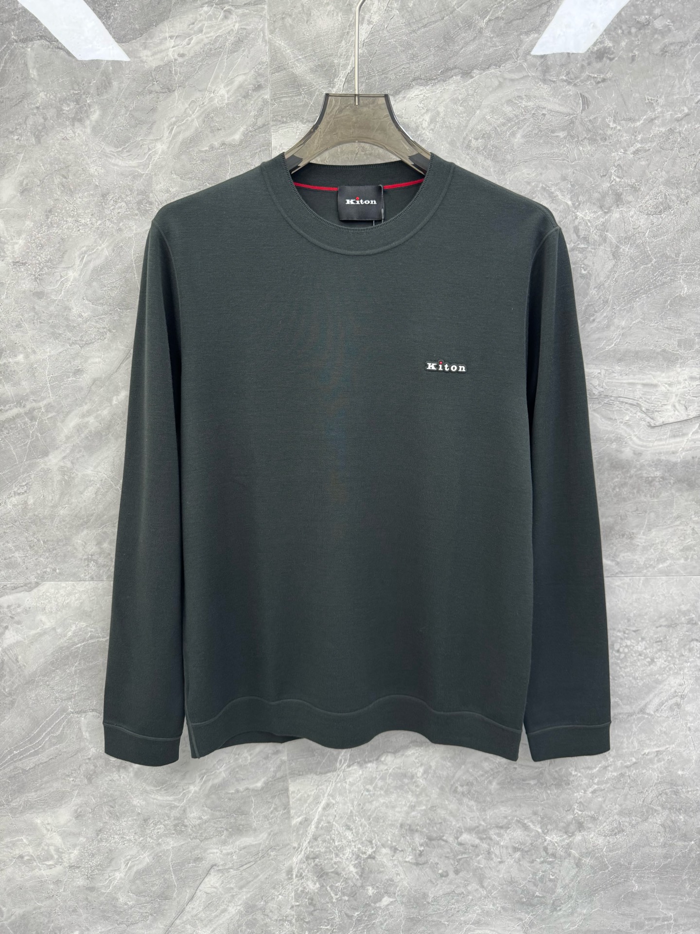 NO:626779,New product SOLO autumn and winter new Kiton knitted long-sleeve, men's high-end minimalist urban sweater. Rare order from the same channel in Italy, a must-have luxury brand for elite men, minimalist body shape, contrasting embossed printed logo embellishment, perfect for inner wear and outer wear!  It shows the brand's luxurious temperament and is a must-have for urban men!  Top-grade knitted cotton blend texture, the overall touch is extremely comfortable, and the skin-friendly effect is high-end. This item is destined to be worn, and it perfectly meets the needs of various outfits. It is extremely extraordinary, and its class and charm are extremely outstanding. The craftsmanship can accurately combine it with the material, and it can also highlight the brand's class and fashionable temperament!  Color: dark pine green, autumn green, black, green, black brown. Size: M-3XL. Size M. Chest 102. Shoulder width 43. Sleeve length 62. Length 69. L length. Chest 106. Shoulder width 44. Sleeve length 63. Length 70.  Clothes length 72 3XL Bust 118 Shoulder width 47 Sleeve length 66 Clothes length 73 Recommended sizes: Wear M size if you are under 130 catties, L size if you are 130-145 catties, XL size if you are 145-160 catties, 2XL size if you are 160-175 kg, 3XL if you are 175-190 catties, alexander wang19860909新品 SOLO秋冬新款Kiton针织长袖,男士高端极简都市针织衫.意大利同渠道稀有订单,精英级男士必备的顶奢品牌,极简的衣身造型,撞色凹凸印花logo点缀,完美的内穿外搭的神器！呈现出品牌的奢华气质范儿,都市型男必备！ 顶级针织棉质混纺质地,整体的触感极为舒适,亲肤效果高级,这种单品注定了就是为穿搭所生,完美的符合各种穿搭的所需.极为非凡,档次与魅力更是极为的出色亮眼,工艺能将其与材质精密结合,更能够彰显出品牌的档次与时髦气质所在！颜色深松绿 秋香绿 黑色 上青 黑棕 尺码M-3XL M码 胸围102 肩宽43 袖长62 衣长69 L码胸围106 肩宽44 袖长63 衣长70 XL码 胸围110 肩宽45 袖长64 衣长71 2XL码 胸围114 肩宽46 袖长65 衣长72 3XL码 胸围118 肩宽47 袖长66 衣长73 尺码推荐 130斤以内穿M码,130-145斤穿L码,145-160斤穿XL码,160-175斤穿2XL码,175-190斤穿3XL,,alexander wang,Men's clothing