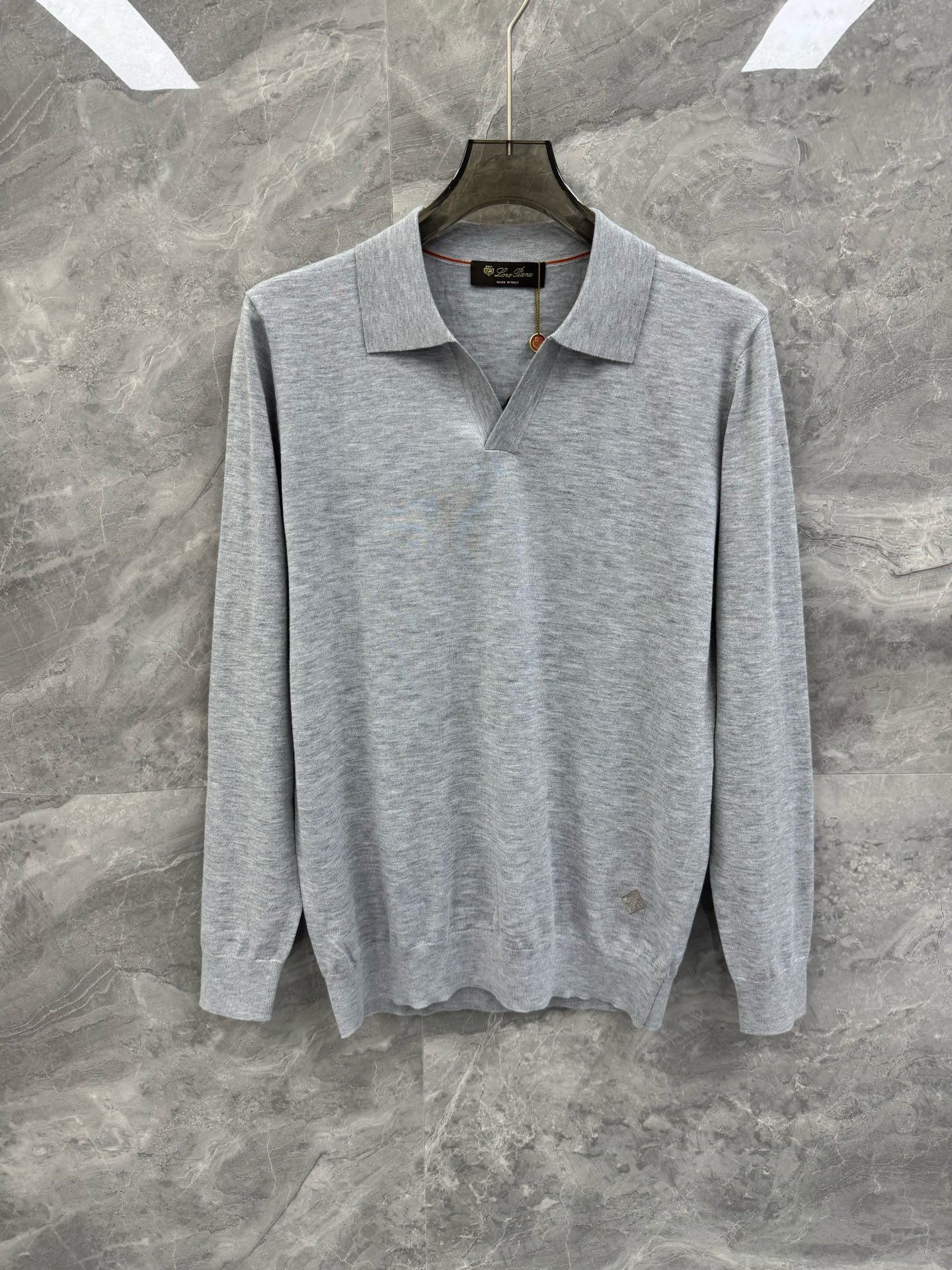 NO:644870,The new autumn and winter Loro pi*na wool blend Italian seagull collar bottoming shirt, a must-have minimalist urban wool sweater for high-end elite men. A rare order from the same Italian channel, minimalist body shape, embroidered logo along the hem, top-grade wool blend, perfect for inner wear with a high collar artifact!  It shows the brand's luxurious temperament and is a must-have for urban men!  Loro Piana, the top luxury brand from Italy with a long history, LP, has been pursuing excellent quality and craftsmanship for the past 100 years. LP products are the best choice in every aspect. They need to be stylish, have an effective upper body effect, have tailoring and design, and are long-lasting. The aristocratic aura of the upper body is irreplaceable, and it is very classy!  Top-quality wool blended texture, Italian seagull collar design, the overall touch is extremely comfortable. The skin-friendly effect is high-grade. This item is destined to be worn, and it perfectly meets the needs of various outfits. It is extremely extraordinary, and the grade and charm are extremely outstanding. The craftsmanship can accurately combine it with the material, and it can also highlight the brand's grade and fashionable temperament!  Size M-3XL Color Blue Gray Navy Black M Size Bust 98 Shoulder Width 42 Sleeve Length 61 Clothing Length 71 L Size Bust 102 Shoulder Width 43 Sleeve Length 62 Clothing Length 72  3XL, bust 114, shoulder width 46, sleeve length 65, dress length 75. Size recommendation: Wear size M within 130 pounds, wear size L between 130-145 pounds, wear size XL between 145-160 pounds, wear size 2XL between 160-175 pounds, wear 3XL between 175-190 pounds,,loro piana,loro piana,alexander wang19860909秋冬新款Loro pi*na羊毛混纺意式海鸥领打底衫,高端精英男士必备极简都市羊毛针织衫.意大利同渠道稀有订单,极简的衣身造型,下摆顺色刺绣logo点缀,顶级羊毛混纺,完美的内穿搭配高领神器！呈现出品牌的奢华气质范儿,都市型男必备！ 来自意大利历史悠久尊贵奢华的顶奢品牌LP,在过去一百年来Loro Piana一直追求卓越的质量和手工.LP的东西无论是哪个方面都是最好的选择,要款式有款式,要上身效果有效果,要剪裁有剪裁,要设计有设计,而且经久不衰,上身的贵族气场无法替代,并且很有档次！ 顶级羊毛混纺质地,意式海鸥领设计,整体的触感极为舒适.亲肤效果高级,这种单品注定了就是为穿搭所生,完美的符合各种穿搭的所需.极为非凡,档次与魅力更是极为的出色亮眼,工艺能将其与材质精密结合,更能够彰显出品牌的档次与时髦气质所在！尺码M-3XL 颜色幽蓝 灰色 藏青色 黑色 M码 胸围98 肩宽42 袖长61 衣长71 L码 胸围102 肩宽43 袖长62 衣长72 XL码胸围106 肩宽44 袖长63 衣长73 2XL码 胸围110 肩宽45 袖长64 衣长74 3XL码 胸围114 肩宽46 袖长65 衣长75 尺码推荐 130斤以内穿M码,130-145斤穿L码,145-160斤穿XL码,160-175斤穿2XL码,175-190斤穿3XL,,loro piana,loro piana,alexander wang,Men's clothing