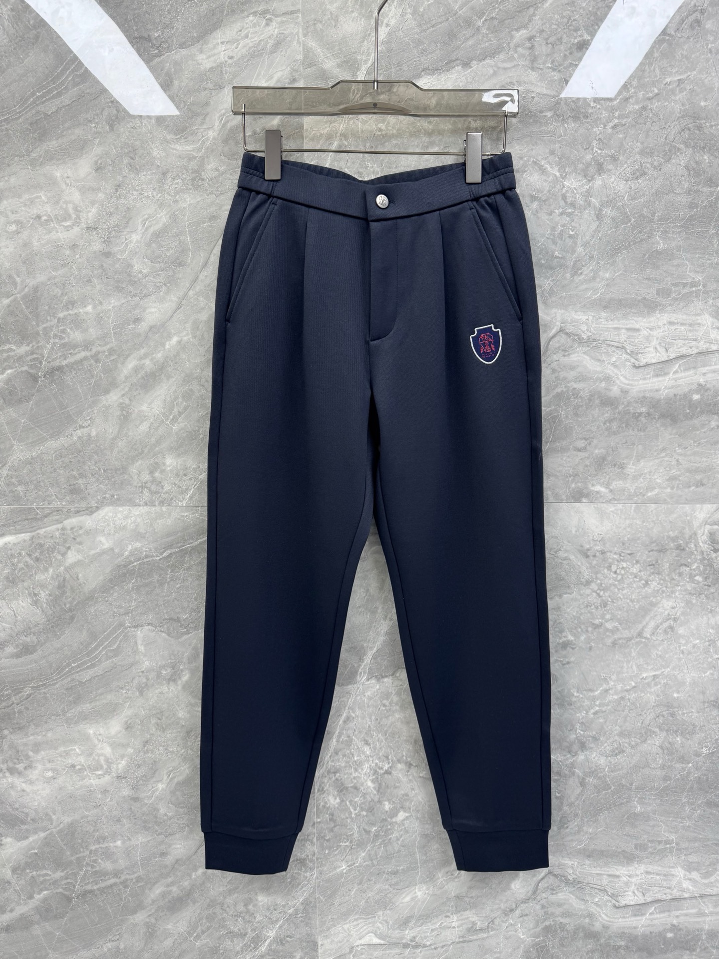 NO:644861,25 new autumn and winter BC urban versatile casual pants, shared by top domestic sales channels, top Italian luxury brand Brunello Cuci*elli, known as 'the real luxury goods in the clothing industry'. The minimalist and elegant design, iconic embroidery logo embellishment, and silver logo metal button design show the brand's luxurious temperament, a must-have for urban men!  All of BC's clothing uses the top fabrics in today's clothing industry, coupled with Italy's unique traditional craftsmanship, which gives the brand the reputation of 'a true luxury product in the clothing industry'. Each piece of clothing will be inspected at least 6 times inside and out before being released to ensure that all quality reaches Brunello Cuci*elli  grade. BC products are undoubtedly the best choice in every aspect. They have to be stylish, have an effective upper body effect, have a tailoring, a design, and are long-lasting. The aristocratic aura of the upper body is irreplaceable, and it’s very classy!  The embroidered logo design on the pants body is embellished with silver metal logo buttons, and the texture is perfect. It is made of nylon-cotton blended fabric, which feels perfect against the skin. It is super comfortable and pleasant to wear next to the body. The texture is different from ordinary cotton fabrics, and the overall wiring workmanship is very clear and meticulous!  High-end fashion products that are visible to the naked eye!  Size M-3XL Color Black Navy M Size Waist 72-82 Hips 104 Pants Length 97 L Size Waist 76-86 Hips 108 Pants Length 98  Hip circumference 120, pants length 101. Size recommendation: Wear M size if you are under 130 catties, L size if you are 130-145 catties, XL size if you are 145-160 catties, 2XL size if you are 160-175 catties, 3XL size if you are 175-190 kg, brunello cucinelli, alexander wang1986090925秋冬新款BC都市百搭休闲裤,顶级内销渠道分享,意大利顶级奢侈品牌Brunello Cuci*elli,被誉为“服装界真正的奢侈品”.极简大气的设计,标志性刺绣标识点缀,银色logo金属纽扣设计,呈现出品牌的奢华气质范儿,都市型男必备！ BC所有服饰均选用现今服装界最顶级的面料,加上意大利得天独厚的传统手工艺使得该品牌又有 “服装界真正的奢侈品” 之美誉.每件服饰在面世前至少会被里里外外检查6遍以上,以保证所有的品质都能达到Brunello Cuci*elli 的级别.BC的东西无论是哪个方面无疑都是最好的选择,要款式有款式,要上身效果有效果,要剪裁有剪裁,要设计有设计,而且经久不衰,上身的贵族气场无法替代,并且很有档次！ 裤身刺绣标识设计,加上银色金属logo纽扣点缀,质感完美至极.采用锦纶棉质混纺面料,触肤感完美,贴身穿做超级舒适宜人,质感区分普通棉质面料,整体走线做工非常明朗缜密！肉眼可辨的高端的时尚产物！尺码M-3XL 颜色黑色 藏青色 M码 腰围72-82 臀围104 裤长97 L码 腰围76-86 臀围108 裤长98 XL码腰围80-90 臀围112 裤长99 2XL码 腰围84-94 臀围116 裤长100 3XL码 腰围88-98 臀围120 裤长101 尺码推荐 130斤以内穿M码,130-145斤穿L码,145-160斤穿XL码,160-175斤穿2XL码,175-190斤穿3XL码,,brunello cucinelli,alexander wang,Men's clothing