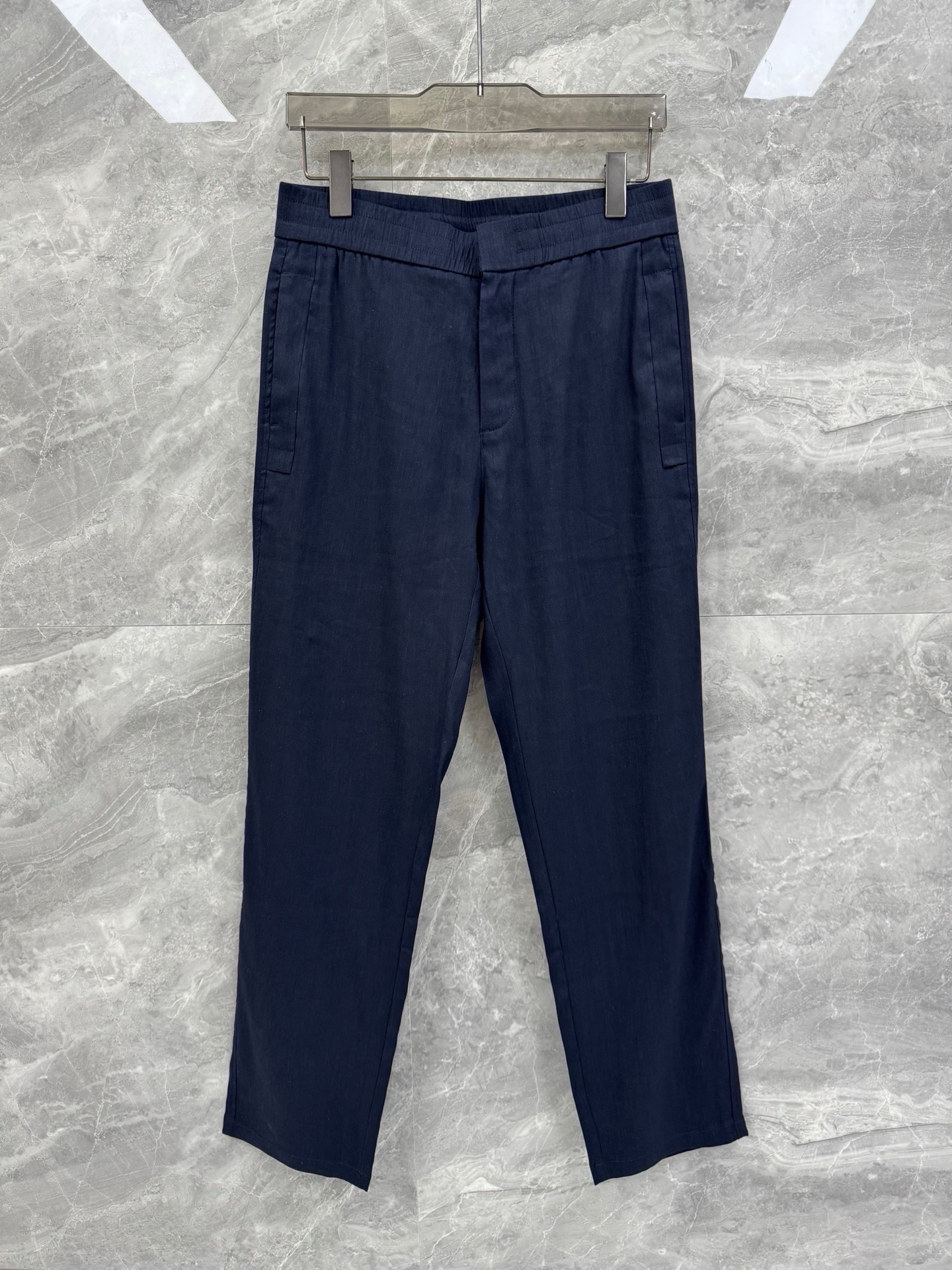 NO:644859,SOLO 25 spring and summer new ZZ business minimalist linen casual trousers, men's lightweight trousers with hidden drawstring design. The classic light luxury series of the ZZ family, top-grade linen fiber fabric, has excellent breathability and comfort and has significant antibacterial and anti-static effects. Hidden shell buttons and drawstring ties, classic leather logo embellishment, low-key and luxurious, both taste and fashion! The simple and clean design sense, the classic and unconventional beauty, really has a visual effect that makes people shine. The iconic leather letter logo embellishment, hidden shell buttons and drawstring ties continue the exquisite tailoring technology of the EZ family. Its charm and style are naturally classics among classics, and it can be regarded as the masterpiece of this brand. The high-quality linen blended material is carefully selected and has been baptized by multiple special processes to perfectly maintain its comfort and texture beauty. The texture structure restores the natural purity and simplicity of linen. It has excellent breathability and comfort and has significant antibacterial and anti-static effects. It is light and soft, quite durable, low-key and elegant, and full of artistic conception. It has excellent breathability and moisture absorption, and is particularly comfortable against the skin. There is no problem in wearing it in three seasons! Size M-3XL Color Navy Blue Size M Waist 76-84 Hips 106 Length 104 L Waist 80-88 Hips 110 Length 105 Hips 122, pants length 108. Recommended sizes: Wear size M if you are under 130 pounds, L if you are 130-145 pounds, XL if you are 145-160 pounds, 2XL if you are 160-175 pounds, 3XL if you are 175-190 pounds,  19860909SOLO 25春夏新款ZZ商务极简亚麻休闲长裤,男士隐藏抽绳设计轻薄长裤.ZZ家族的经典轻奢系列,顶级亚麻纤维织物,拥有绝佳的透气性与舒适度且抗菌防静电效果显著.隐藏式贝壳纽扣与抽绳系带,经典皮革标识点缀,低调而奢华,品味与时尚兼备！ 简约干净的设计感,经典不落俗套的美感,真的有种让人眼前一亮的视觉效果.标志性皮革字母logo点缀,隐藏式贝壳纽扣与抽绳系带,延续EZ家族精致的剪裁工艺,其魅力还有风格自然是经典中的经典,算的上是这个品牌的大成之作. 严选臻品亚麻混纺材质,经过多道特殊工艺的洗礼,完美的保持了它的舒适感与肌理美感.纹理构造还原了亚麻自然纯粹与质朴的本性,拥有绝佳的透气性与舒适度且抗菌防静电效果显著.轻盈柔软,相当耐看,低调儒雅,意境十足.透气性与吸湿性极佳,亲肤感尤为舒适,三季穿着无丝毫问题！尺码M-3XL 颜色藏青色 M码 腰围76-84 臀围106 裤长104 L码 腰围80-88 臀围110 裤长105 XL码腰围84-92 臀围114 裤长106 2XL码 腰围88-96 臀围118 裤长107 3XL码 腰围92-98 臀围122 裤长108 尺码推荐 130斤以内穿M码,130-145斤穿L码,145-160斤穿XL码,160-175斤穿2XL码,175-190斤穿3XL码,, ,Men's clothing