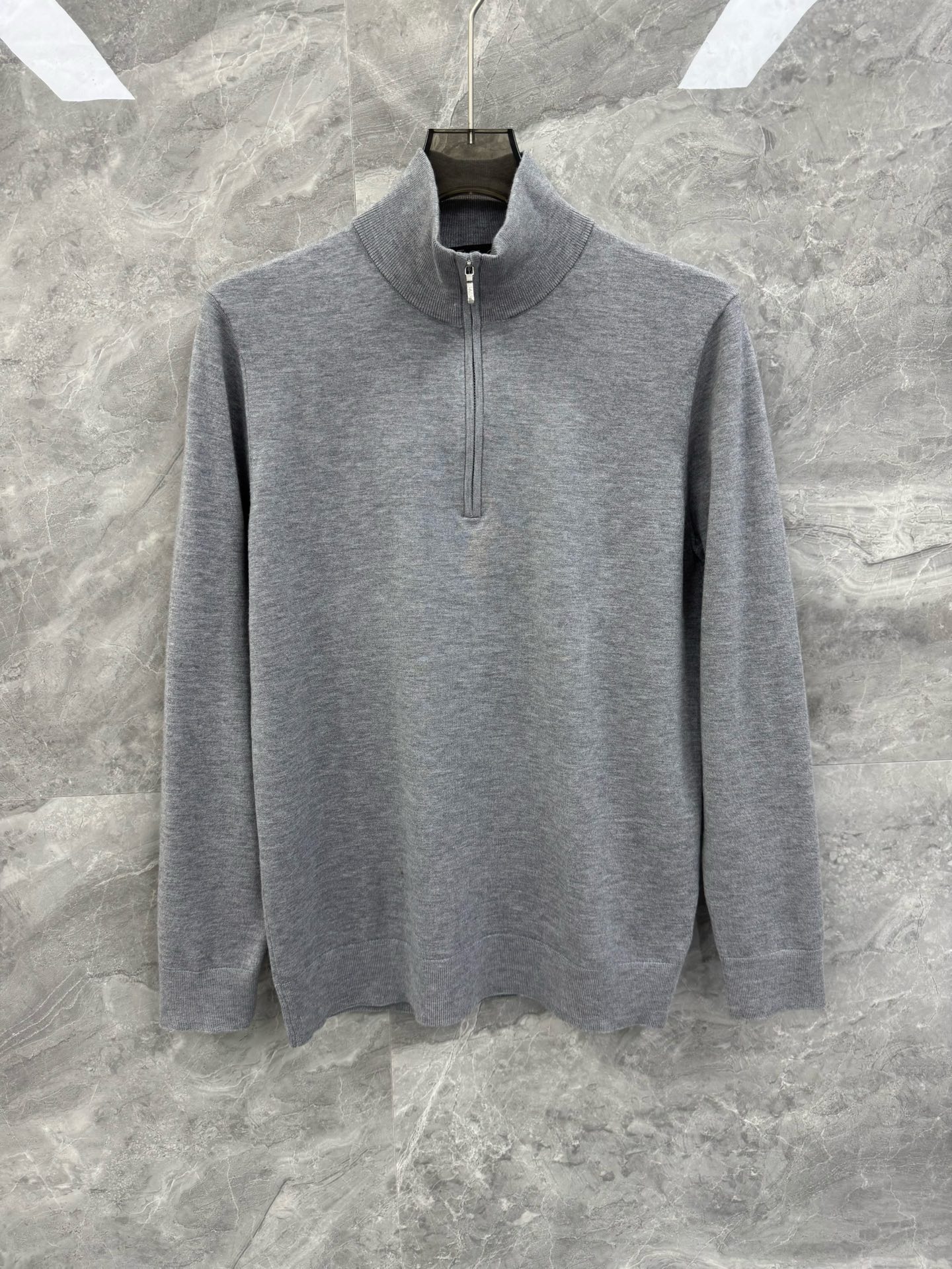 NO:626797,SOLO25 new autumn and winter Loro pi*na wool blend half turtleneck bottoming shirt, a must-have minimalist urban wool sweater for high-end elite men. Rare order from the same channel in Italy, minimalist body shape, zipper opening half turtleneck design, top wool blend, perfect for inner wear with turtleneck!  It shows the brand's luxurious temperament and is a must-have for urban men!  Loro Piana, the top luxury brand from Italy with a long history, LP, has been pursuing excellent quality and craftsmanship for the past 100 years. LP products are the best choice in every aspect. They need to be stylish, have an effective upper body effect, have tailoring and design, and are long-lasting. The aristocratic aura of the upper body is irreplaceable, and it is very classy!  The top-grade wool blended texture is high-density and pure, with a full sense of luxury. It feels perfect against the skin, has a natural drape, and is super comfortable and pleasant to wear next to the body. The half-high collar design with zipper opening and the overall shape is elegant and perfectly meets the needs of various outfits. The class and charm are extremely eye-catching, and the craftsmanship can be precisely combined with the material to highlight the brand's class and fashionable temperament!  Size M-3XL Color Black Gray Beige Upper Blue M Size Bust 98 Shoulder Width 42 Sleeve Length 64 Clothes Length 74 L Size Chest 102 Shoulder Width 43 Sleeve Length 65 Clothing Length 75  Bust 114, shoulder width 46, sleeve length 68, dress length 78. Size recommendation: Wear M size if you are under 130 catties, L size if you are 130-145 catties, XL size if you are 145-160 catties, 2XL size if you are 160-175 catties, 3XL size if you are 175-185 kg, loro piana, loro piana, alexander wang19860909SOLO25秋冬新款Loro pi*na羊毛混纺半高领打底衫,高端精英男士必备极简都市羊毛针织衫.意大利同渠道稀有订单,极简的衣身造型,拉链开合半高领设计,顶级羊毛混纺,完美的内穿搭配高领神器！呈现出品牌的奢华气质范儿,都市型男必备！ 来自意大利历史悠久尊贵奢华的顶奢品牌LP,在过去一百年来Loro Piana一直追求卓越的质量和手工.LP的东西无论是哪个方面都是最好的选择,要款式有款式,要上身效果有效果,要剪裁有剪裁,要设计有设计,而且经久不衰,上身的贵族气场无法替代,并且很有档次！ 顶级羊毛混纺质地,高密高纯,高级感十足.触肤感完美,垂感自然,贴身穿做超级舒适宜人.拉链开合半高领设计,整体的造型大气典雅.完美的符合各种穿搭的所需.档次与魅力更是极为的出色亮眼,工艺能将其与材质精密结合,更能够彰显出品牌的档次与时髦气质所在！尺码M-3XL 颜色黑色 灰色 米色 上青 M码 胸围98 肩宽42 袖长64 衣长74 L码 胸围102 肩宽43 袖长65 衣长75 XL码胸围106 肩宽44 袖长66 衣长76 2XL码 胸围110 肩宽45 袖长67 衣长77 3XL码 胸围114 肩宽46 袖长68 衣长78 尺码推荐 130斤以内穿M码,130-145斤穿L码,145-160斤穿XL码,160-175斤穿2XL码,175-185斤穿3XL码,,loro piana,loro piana,alexander wang,Men's clothing